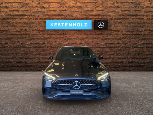 [all]12 Monate Garantie / Gratisservice 10 Jahre oder 100'000 Km ab 1.Inv. / zzgl. Ablieferungspauschale CHF 540.-[/all]


[all]

[/all]&nbsp; AMG Hintere Stossstange mit Diffusoroptik und schwarzen EinlagenAMG LineAMG Seitenverkleidungen in FahrzeugfarbeAMG Vordere Stossstange mit sportlichen Lufteinl&auml;ssen und ChromelementenAirbag: Airbag Fahrer und BeifahrerAirbag: Seitenairbag f&uuml;r Fahrer und BeifahrerAirbag: Window-Kopfairbags f&uuml;r Fahrer, BeifahrerAntiblockiersystem (ABS)Assist: Aktiver BremssassistentAssist: Aktiver Spurhalte-AssistentAssist: Elektronisches Stabilit&auml;ts-Programm (ESP)Assist: Scheibenwischerbl&auml;tter mit RegensensorAssist: TempomatDachreling in poliertem AluminiumDekor: Mittelkonsole in HochglanzschwarzDekor: Zierelemente MetallstrukturDieselpartikelfilterDoppelcupholderEASY-PACK-HeckklappeFahrwerk: DYNAMIC SELECTGetriebe: 9G-TRONIC AutomatikIntegrierter Startergenerator der zweiten GenerationKEYLESS GO Start FunktionLackierung: Uni-Lackierung PolarweissLaderaumabdeckung inklusive EASY-PACK SicherheitsnetzMERCEDES-BENZ MOBILIT&Auml;TMERCEDES-SWISS-INTEGRALMedia: MBUX MultimediasystemMedia: Media Display (11,9 Zoll)Paket: Advantage-PaketPaket: BasispaketPaket: Innenraumlicht-PaketPolster: ARTICO/DINAMICA schwarzPowerdomes auf MotorhaubeRemote ServicesR&auml;der: AMG 18'' Leichtmetallr&auml;der im 5-Speichen-DesignServolenkung geschwindigkeitsabh&auml;ngig Airbag: Seitenairbags hintenDachhimmel schwarzDekor: Linienstruktur anthrazit, Zierelemente Holz LindeLackierung: Metallic-LackierungPaket: Premium-Executive-PaketPaket: Premium-PaketPaket: Sport-Paket BlackAMG Frontsch&uuml;rze mit Zierelementen (Fl&uuml;ge) in HochglanzschwarzAussenspiegelgeh&auml;use in HochglanzschwarzDiamantgrill mit Pins in Silber und Einzellamelle in Hochglanzschwarz lackiertHintere Stossstange mit Zierelementen (Fl&uuml;ge) in HochglanzschwarzPaket: USB-Paket PlusPolster: Leder schwarz