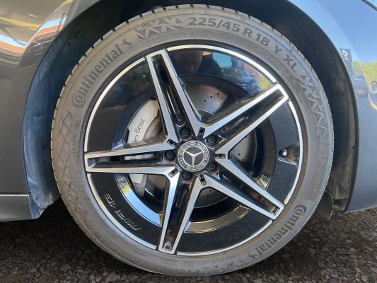 [all]12 Monate Garantie / Gratisservice 10 Jahre oder 100'000 Km ab 1.Inv. / zzgl. Ablieferungspauschale CHF 540.-[/all]


[all]

[/all]&nbsp; AMG Hintere Stossstange mit Diffusoroptik und schwarzen EinlagenAMG LineAMG Seitenverkleidungen in FahrzeugfarbeAMG Vordere Stossstange mit sportlichen Lufteinl&auml;ssen und ChromelementenAirbag: Airbag Fahrer und BeifahrerAirbag: Seitenairbag f&uuml;r Fahrer und BeifahrerAirbag: Window-Kopfairbags f&uuml;r Fahrer, BeifahrerAntiblockiersystem (ABS)Assist: Aktiver BremssassistentAssist: Aktiver Spurhalte-AssistentAssist: Elektronisches Stabilit&auml;ts-Programm (ESP)Assist: Scheibenwischerbl&auml;tter mit RegensensorAssist: TempomatDachreling in poliertem AluminiumDekor: Mittelkonsole in HochglanzschwarzDekor: Zierelemente MetallstrukturDieselpartikelfilterDoppelcupholderEASY-PACK-HeckklappeFahrwerk: DYNAMIC SELECTGetriebe: 9G-TRONIC AutomatikIntegrierter Startergenerator der zweiten GenerationKEYLESS GO Start FunktionLackierung: Uni-Lackierung PolarweissLaderaumabdeckung inklusive EASY-PACK SicherheitsnetzMERCEDES-BENZ MOBILIT&Auml;TMERCEDES-SWISS-INTEGRALMedia: MBUX MultimediasystemMedia: Media Display (11,9 Zoll)Paket: Advantage-PaketPaket: BasispaketPaket: Innenraumlicht-PaketPolster: ARTICO/DINAMICA schwarzPowerdomes auf MotorhaubeRemote ServicesR&auml;der: AMG 18'' Leichtmetallr&auml;der im 5-Speichen-DesignServolenkung geschwindigkeitsabh&auml;ngig Airbag: Seitenairbags hintenDachhimmel schwarzDekor: Linienstruktur anthrazit, Zierelemente Holz LindeLackierung: Metallic-LackierungPaket: Premium-Executive-PaketPaket: Premium-PaketPaket: Sport-Paket BlackAMG Frontsch&uuml;rze mit Zierelementen (Fl&uuml;ge) in HochglanzschwarzAussenspiegelgeh&auml;use in HochglanzschwarzDiamantgrill mit Pins in Silber und Einzellamelle in Hochglanzschwarz lackiertHintere Stossstange mit Zierelementen (Fl&uuml;ge) in HochglanzschwarzPaket: USB-Paket PlusPolster: Leder schwarz
