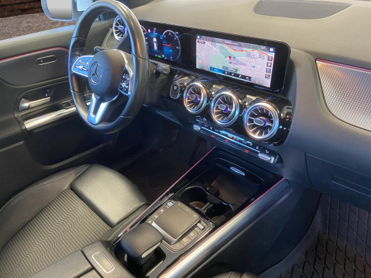 [all]12 Monate Garantie / Gratisservice 10 Jahre oder 100'000 Km ab 1.Inv. / zzgl. Ablieferungspauschale CHF 540.-[/all]


[all]

[/all]&nbsp; Airbag: Airbag Fahrer und BeifahrerAirbag: Seitenairbag f&uuml;r Fahrer und BeifahrerAirbag: Window-Kopfairbags f&uuml;r Fahrer, BeifahrerAmbientebeleuchtungAntiblockiersystem (ABS)Assist: Aktiver BremssassistentAssist: Aktiver Spurhalte-AssistentAssist: Elektronisches Stabilit&auml;ts-Programm (ESP)Assist: Geschwindigkeitslimit-AssistentAssist: R&uuml;ckfahrkameraAssist: Vorr&uuml;stung f&uuml;r OrtungsdienstAussenring mit Bel&uuml;ftungsd&uuml;sen in Chrom, Dekorelement in Hochglanzschwarz, InnenringDachreling in poliertem AluminiumDekor: Zierelemente SpiraloptikDoppelcupholderEASY-PACK-HeckklappeFahrzeugschl&uuml;ssel: 2 silberfarbenGleichstrom-Ladesystem (DC-Laden) mit 110 kWKlima: Klimatisierungsautomatik THERMOTRONICLackierung: Uni-Lackierung PolarweissLadekabel f&uuml;r Industriesteckdose, 5m, glattLadekabel f&uuml;r Wallbox und &ouml;ffentliche Ladestationen, 5 m, glatt, 11 kWLenkrad: Multifunktions-Sportlenkrad in LederLicht: Adaptiver Fernlicht-Assistent PlusLicht: LED High Performance-ScheinwerferMERCEDES-BENZ MOBILIT&Auml;TMERCEDES-SWISS-INTEGRALMedia: Digitales Radio (DAB)Media: MBUX Multimediasystem mit zwei 7,25-Zoll-MediadisplaysMedia: Vorr&uuml;stung f&uuml;r das Fahrzeug-SetupPaket: Komfort-PaketPaket: Laderaum-PaketPaket: Licht- und SichtpaketPolster: Polster Ledernachbildung ARTICO/Stoff schwarzR&auml;der: Leichtmetallr&auml;der 18'' im 5-Speichen-DesignR&auml;der: TIREFITServolenkungVorr&uuml;stung f&uuml;r IONITYVorr&uuml;stung f&uuml;r Mercedes me ChargeWechselstromsystem (AC-Laden) Assist: VerkehrszeichenerkennungPaket: Advantage-PaketAssist: Totwinkel-AssistentMedia: Media-Display, 10,25 ZollPaket: Park-PaketPaket: Spiegel-PaketVolldigitales Instrumenten-DisplayPaket: Fahrassistenz-PaketSitze: Sitzheizung f&uuml;r Fahrer und Beifahrer