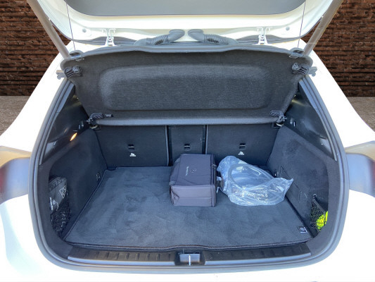 [all]12 Monate Garantie / Gratisservice 10 Jahre oder 100'000 Km ab 1.Inv. / zzgl. Ablieferungspauschale CHF 540.-[/all]


[all]

[/all]&nbsp; Airbag: Airbag Fahrer und BeifahrerAirbag: Seitenairbag f&uuml;r Fahrer und BeifahrerAirbag: Window-Kopfairbags f&uuml;r Fahrer, BeifahrerAmbientebeleuchtungAntiblockiersystem (ABS)Assist: Aktiver BremssassistentAssist: Aktiver Spurhalte-AssistentAssist: Elektronisches Stabilit&auml;ts-Programm (ESP)Assist: Geschwindigkeitslimit-AssistentAssist: R&uuml;ckfahrkameraAssist: Vorr&uuml;stung f&uuml;r OrtungsdienstAussenring mit Bel&uuml;ftungsd&uuml;sen in Chrom, Dekorelement in Hochglanzschwarz, InnenringDachreling in poliertem AluminiumDekor: Zierelemente SpiraloptikDoppelcupholderEASY-PACK-HeckklappeFahrzeugschl&uuml;ssel: 2 silberfarbenGleichstrom-Ladesystem (DC-Laden) mit 110 kWKlima: Klimatisierungsautomatik THERMOTRONICLackierung: Uni-Lackierung PolarweissLadekabel f&uuml;r Industriesteckdose, 5m, glattLadekabel f&uuml;r Wallbox und &ouml;ffentliche Ladestationen, 5 m, glatt, 11 kWLenkrad: Multifunktions-Sportlenkrad in LederLicht: Adaptiver Fernlicht-Assistent PlusLicht: LED High Performance-ScheinwerferMERCEDES-BENZ MOBILIT&Auml;TMERCEDES-SWISS-INTEGRALMedia: Digitales Radio (DAB)Media: MBUX Multimediasystem mit zwei 7,25-Zoll-MediadisplaysMedia: Vorr&uuml;stung f&uuml;r das Fahrzeug-SetupPaket: Komfort-PaketPaket: Laderaum-PaketPaket: Licht- und SichtpaketPolster: Polster Ledernachbildung ARTICO/Stoff schwarzR&auml;der: Leichtmetallr&auml;der 18'' im 5-Speichen-DesignR&auml;der: TIREFITServolenkungVorr&uuml;stung f&uuml;r IONITYVorr&uuml;stung f&uuml;r Mercedes me ChargeWechselstromsystem (AC-Laden) Assist: VerkehrszeichenerkennungPaket: Advantage-PaketAssist: Totwinkel-AssistentMedia: Media-Display, 10,25 ZollPaket: Park-PaketPaket: Spiegel-PaketVolldigitales Instrumenten-DisplayPaket: Fahrassistenz-PaketSitze: Sitzheizung f&uuml;r Fahrer und Beifahrer