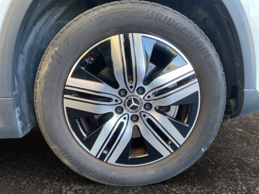 [all]12 Monate Garantie / Gratisservice 10 Jahre oder 100'000 Km ab 1.Inv. / zzgl. Ablieferungspauschale CHF 540.-[/all]


[all]

[/all]&nbsp; Airbag: Airbag Fahrer und BeifahrerAirbag: Seitenairbag f&uuml;r Fahrer und BeifahrerAirbag: Window-Kopfairbags f&uuml;r Fahrer, BeifahrerAmbientebeleuchtungAntiblockiersystem (ABS)Assist: Aktiver BremssassistentAssist: Aktiver Spurhalte-AssistentAssist: Elektronisches Stabilit&auml;ts-Programm (ESP)Assist: Geschwindigkeitslimit-AssistentAssist: R&uuml;ckfahrkameraAssist: Vorr&uuml;stung f&uuml;r OrtungsdienstAussenring mit Bel&uuml;ftungsd&uuml;sen in Chrom, Dekorelement in Hochglanzschwarz, InnenringDachreling in poliertem AluminiumDekor: Zierelemente SpiraloptikDoppelcupholderEASY-PACK-HeckklappeFahrzeugschl&uuml;ssel: 2 silberfarbenGleichstrom-Ladesystem (DC-Laden) mit 110 kWKlima: Klimatisierungsautomatik THERMOTRONICLackierung: Uni-Lackierung PolarweissLadekabel f&uuml;r Industriesteckdose, 5m, glattLadekabel f&uuml;r Wallbox und &ouml;ffentliche Ladestationen, 5 m, glatt, 11 kWLenkrad: Multifunktions-Sportlenkrad in LederLicht: Adaptiver Fernlicht-Assistent PlusLicht: LED High Performance-ScheinwerferMERCEDES-BENZ MOBILIT&Auml;TMERCEDES-SWISS-INTEGRALMedia: Digitales Radio (DAB)Media: MBUX Multimediasystem mit zwei 7,25-Zoll-MediadisplaysMedia: Vorr&uuml;stung f&uuml;r das Fahrzeug-SetupPaket: Komfort-PaketPaket: Laderaum-PaketPaket: Licht- und SichtpaketPolster: Polster Ledernachbildung ARTICO/Stoff schwarzR&auml;der: Leichtmetallr&auml;der 18'' im 5-Speichen-DesignR&auml;der: TIREFITServolenkungVorr&uuml;stung f&uuml;r IONITYVorr&uuml;stung f&uuml;r Mercedes me ChargeWechselstromsystem (AC-Laden) Assist: VerkehrszeichenerkennungPaket: Advantage-PaketAssist: Totwinkel-AssistentMedia: Media-Display, 10,25 ZollPaket: Park-PaketPaket: Spiegel-PaketVolldigitales Instrumenten-DisplayPaket: Fahrassistenz-PaketSitze: Sitzheizung f&uuml;r Fahrer und Beifahrer