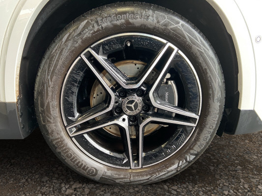 [all]Werksgarantie bis 30.03.2028 / Gratisservice 10 Jahre oder 100'000 Km, Reparaturservice 3 Jahre oder 100'000 Km ab 1.Inv. / zzgl. Ablieferungspauschale CHF 540.-[/all]


[all]

[/all]&nbsp; Airbag: Airbag Fahrer und BeifahrerAirbag: KneebagAirbag: Seitenairbag f&uuml;r Fahrer und BeifahrerAirbag: Window-KopfairbagsAntiblockiersystem (ABS)Assist: Mercedes-Benz NotrufsystemBordcomputerDachhimmel Stoff in KristallgrauDachreling in poliertem AluminiumDrehzahlmesserEinstiegsleisten mit "Mercedes-Benz" SchriftzugElektrische Fensterheber vorneElektronische TraktionskontrolleElektronisches Stabilit&auml;ts-Programm (ESP)Gep&auml;cknetz an der R&uuml;cklehne des Fahrer- und BeifahrersitzesGetriebe: 7G-DCTHeckscheiben-Wisch-/WaschanlageHeckscheibenheizungKartenaktualisierungen 7 Jahre kostenlosKlima: Klimatisierungsautomatik THERMATICKopfst&uuml;tzenLackierung: Uni-Lackierung PolarweissLicht: Drittes BremslichtLicht: NebelschlussleuchteL&uuml;ftungsschlitze in Schwarz mit Aussenring in MattsilberMERCEDES-BENZ MOBILIT&Auml;TMERCEDES-SWISS-INTEGRALMedia: Digitales Radio (DAB)Media: Display mit 10,25'' BildschirmdiagonaleMedia: Erweiterte MBUX FunktionenMedia: Kommunikationsmodul (LTE) zur Nutzung von Mercedes me connect DienstenMedia: Vorr&uuml;stung f&uuml;r Live Traffic InformationMedia: Vorr&uuml;stung f&uuml;r NavigationsdiensteOptischer Unterfahrschutz in SilberPaket: Licht- und SichtpaketPaket: Sitzkomfort-PaketR&auml;der: Leichtmetallr&auml;der 17'' im 5-Doppelspeichen-DesignR&auml;der: ReifendruckkontrolleSchalen f&uuml;r Radhaus und Seitensch&uuml;rze in Schwarz granuliertServolenkungSitze: Fondsitzlehnen im Verh&auml;ltnis 40/20/40 klappbarSitze: Sicherheitsgurte auf allen Pl&auml;tzenWegfahrsperre elektronischZentralverriegelung mit Fernbedienung AMG Line Advanced PlusAMG FussmattenAMG LineLicht: Ambientebeleuchtung Multi-ColourPaket: IndividualisierungspaketPowerdomes auf MotorhaubeSportlicher MotorsoundAMG Line PremiumAssist: Totwinkel-AssistentAssist: Totwinkel-AssistentAssist: Verkehrszeichen-AssistentEntry AdvancedDekor: Zierelemente mit SternemusterEASY-PACK-HeckklappeEntryPaket: Park-Paket mit R&uuml;ckfahrkameraPaket: Spiegel-PaketPolster: Ledernachbildung ARTICO/Stoff Bertrix schwarzSitze: 4-Wege-Lordosenst&uuml;tzeKlima: Klimatisierungsautomatik THERMOTRONICPaket: IndividualisierungspaketPaket: Night-Paket mit AMG LineAussenspiegelgeh&auml;use in HochglanzschwarzBordkanten- und Fensterlinienzierst&auml;be in HochglanzschwarzW&auml;rmed&auml;mmend dunkel get&ouml;ntes GlasPaket: WinterpaketLenkrad: LenkradheizungScheibenwaschanlage beheizbarSitze: Sitzheizung f&uuml;r Fahrer und BeifahrerVolldigitales KombiinstrumentW&auml;rmed&auml;mmend dunkel get&ouml;ntes Glas