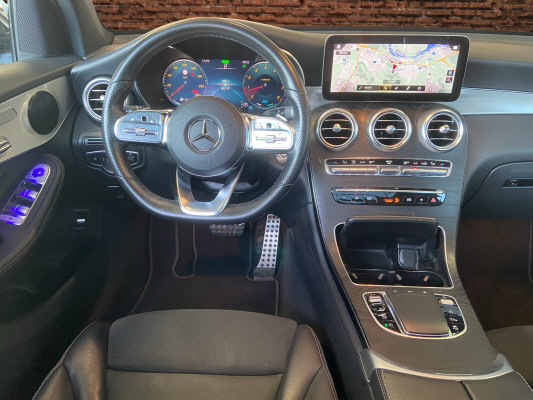 [all]12 Monate Garantie / Gratisservice 10 Jahre oder 100'000 Km ab 1.Inv. / zzgl. Ablieferungspauschale CHF 540.-[/all]


[all]

[/all]&nbsp; AMG Front- und Hecksch&uuml;rzeAMG VeloursfussmattenAirbag: Airbag Fahrer und BeifahrerAirbag: Knie-Airbag f&uuml;r FahrerAirbag: Seiten- und Beckenairbag (Pelvisbag)Airbag: Window-Kopfairbags f&uuml;r Fahrer, BeifahrerAntiblockiersystem (ABS)Armlehne f&uuml;r Fahrer- und BeifahrersitzAssist: COLLISION PREVENTION ASSISTAssist: Feststellbremse mit HOLD-Funktion und BerganfahrhilfeAssist: Tempomat mit GeschwindigkeitsbegrenzerAussenspiegel links elektrischAussentemperaturanzeigeDYNAMIC SELECTDachreling in ChromDiamantgrill mit verchromten Pins und LamelleElektrische Fensterheber vorne + hintenElektronisches Stabilit&auml;ts-Programm (ESP)Erste-Hilfe-Kasten und WarndreieckFenstereinfassung in poliertem AluminiumGarantie: MERCEDES-SWISS-INTEGRAL plus -HandschuhfachInnenraumbeleuchtungKEYLESS GO Start FunktionKlima: Klimatisierungsautomatik THERMATICLackierung: Uni-Lackierung PolarweissLaderaumabdeckungLenkrad: Multifunktions-Sportlenkrad in Leder NappaLicht: LED High Performance-ScheinwerferLicht:Adaptives BremslichtMedia: Digitales Radio (DAB)Polster: Ledernachbildung ARTICO/Mikrofaser DINAMICAR&auml;der: AMG Leichtmetallr&auml;der 19" im 5-Speichen-DesignServolenkung geschwindigkeitsabh&auml;ngigSitze:Vordersitze mit elektrischer H&ouml;hen-,Zentralverriegelung mit Fernbedienung und automatischer T&uuml;rverriegelung Assist: Aktive Abstands-Assistent DISTRONICBremsanlage mit gr&ouml;sseren Bremsscheiben an der VorderachseDachhimmel schwarzKEYLESS-GOKlima: Klimatisierungsautomatik THERMOTRONICLackierung: Metallic-LackierungPaket: Park-Paket mit 360 -KameraAssist: 360-KameraAssist: Aktiver Parkassistent inkl. PARKTRONICPaket: Premium-Plus-PaketAssist: VerkehrszeichenerkennungLicht: Ambientebeleuchtung Multi-ColourLicht: MULTIBEAM LED ScheinwerferMedia: Burmester Surround SoundsystemMedia: Burmester Surround Soundsystem in Verb.mit Premium PaketMedia: Konnektivit&auml;ts-Paket NavigationMedia: Media-DisplayMedia: Smartphone-IntergrationPaket: Park-Paket mit R&uuml;ckfahrkameraPaket: Spiegel-PaketPanorama Schiebe-/Hebedach elektrischSitze: Sitzheizung f&uuml;r Fahrer und BeifahrerVolldigitales Instrumenten-DisplayPaket: Spiegel-PaketEinstiegs- und Ausstiegsbeleuchtung in den AussenspiegelnInnen- und Aussenspiegel automatisch abblendbar,Aussenspiegel links und rechts elektrisch anklappbarR&auml;der: AMG Leichtmetallr&auml;der im Vielspeichen-Design 20J, titangrau lackiert und glanzgedrehtSitze: Beifahrersitz elektrisch verstellbar mit Memory-FunktionSitze: Fahrersitz elektrisch einstellbar mit Memory-FunktionTrittbretter in Aluminiumoptik mit Gumminoppen