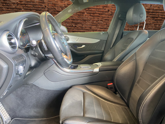 [all]12 Monate Garantie / Gratisservice 10 Jahre oder 100'000 Km ab 1.Inv. / zzgl. Ablieferungspauschale CHF 540.-[/all]


[all]

[/all]&nbsp; AMG Front- und Hecksch&uuml;rzeAMG VeloursfussmattenAirbag: Airbag Fahrer und BeifahrerAirbag: Knie-Airbag f&uuml;r FahrerAirbag: Seiten- und Beckenairbag (Pelvisbag)Airbag: Window-Kopfairbags f&uuml;r Fahrer, BeifahrerAntiblockiersystem (ABS)Armlehne f&uuml;r Fahrer- und BeifahrersitzAssist: COLLISION PREVENTION ASSISTAssist: Feststellbremse mit HOLD-Funktion und BerganfahrhilfeAssist: Tempomat mit GeschwindigkeitsbegrenzerAussenspiegel links elektrischAussentemperaturanzeigeDYNAMIC SELECTDachreling in ChromDiamantgrill mit verchromten Pins und LamelleElektrische Fensterheber vorne + hintenElektronisches Stabilit&auml;ts-Programm (ESP)Erste-Hilfe-Kasten und WarndreieckFenstereinfassung in poliertem AluminiumGarantie: MERCEDES-SWISS-INTEGRAL plus -HandschuhfachInnenraumbeleuchtungKEYLESS GO Start FunktionKlima: Klimatisierungsautomatik THERMATICLackierung: Uni-Lackierung PolarweissLaderaumabdeckungLenkrad: Multifunktions-Sportlenkrad in Leder NappaLicht: LED High Performance-ScheinwerferLicht:Adaptives BremslichtMedia: Digitales Radio (DAB)Polster: Ledernachbildung ARTICO/Mikrofaser DINAMICAR&auml;der: AMG Leichtmetallr&auml;der 19" im 5-Speichen-DesignServolenkung geschwindigkeitsabh&auml;ngigSitze:Vordersitze mit elektrischer H&ouml;hen-,Zentralverriegelung mit Fernbedienung und automatischer T&uuml;rverriegelung Assist: Aktive Abstands-Assistent DISTRONICBremsanlage mit gr&ouml;sseren Bremsscheiben an der VorderachseDachhimmel schwarzKEYLESS-GOKlima: Klimatisierungsautomatik THERMOTRONICLackierung: Metallic-LackierungPaket: Park-Paket mit 360 -KameraAssist: 360-KameraAssist: Aktiver Parkassistent inkl. PARKTRONICPaket: Premium-Plus-PaketAssist: VerkehrszeichenerkennungLicht: Ambientebeleuchtung Multi-ColourLicht: MULTIBEAM LED ScheinwerferMedia: Burmester Surround SoundsystemMedia: Burmester Surround Soundsystem in Verb.mit Premium PaketMedia: Konnektivit&auml;ts-Paket NavigationMedia: Media-DisplayMedia: Smartphone-IntergrationPaket: Park-Paket mit R&uuml;ckfahrkameraPaket: Spiegel-PaketPanorama Schiebe-/Hebedach elektrischSitze: Sitzheizung f&uuml;r Fahrer und BeifahrerVolldigitales Instrumenten-DisplayPaket: Spiegel-PaketEinstiegs- und Ausstiegsbeleuchtung in den AussenspiegelnInnen- und Aussenspiegel automatisch abblendbar,Aussenspiegel links und rechts elektrisch anklappbarR&auml;der: AMG Leichtmetallr&auml;der im Vielspeichen-Design 20J, titangrau lackiert und glanzgedrehtSitze: Beifahrersitz elektrisch verstellbar mit Memory-FunktionSitze: Fahrersitz elektrisch einstellbar mit Memory-FunktionTrittbretter in Aluminiumoptik mit Gumminoppen