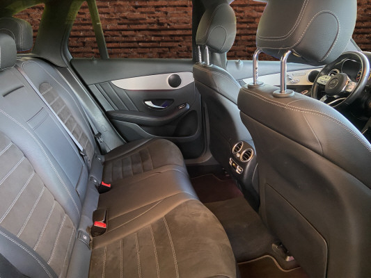 [all]12 Monate Garantie / Gratisservice 10 Jahre oder 100'000 Km ab 1.Inv. / zzgl. Ablieferungspauschale CHF 540.-[/all]


[all]

[/all]&nbsp; AMG Front- und Hecksch&uuml;rzeAMG VeloursfussmattenAirbag: Airbag Fahrer und BeifahrerAirbag: Knie-Airbag f&uuml;r FahrerAirbag: Seiten- und Beckenairbag (Pelvisbag)Airbag: Window-Kopfairbags f&uuml;r Fahrer, BeifahrerAntiblockiersystem (ABS)Armlehne f&uuml;r Fahrer- und BeifahrersitzAssist: COLLISION PREVENTION ASSISTAssist: Feststellbremse mit HOLD-Funktion und BerganfahrhilfeAssist: Tempomat mit GeschwindigkeitsbegrenzerAussenspiegel links elektrischAussentemperaturanzeigeDYNAMIC SELECTDachreling in ChromDiamantgrill mit verchromten Pins und LamelleElektrische Fensterheber vorne + hintenElektronisches Stabilit&auml;ts-Programm (ESP)Erste-Hilfe-Kasten und WarndreieckFenstereinfassung in poliertem AluminiumGarantie: MERCEDES-SWISS-INTEGRAL plus -HandschuhfachInnenraumbeleuchtungKEYLESS GO Start FunktionKlima: Klimatisierungsautomatik THERMATICLackierung: Uni-Lackierung PolarweissLaderaumabdeckungLenkrad: Multifunktions-Sportlenkrad in Leder NappaLicht: LED High Performance-ScheinwerferLicht:Adaptives BremslichtMedia: Digitales Radio (DAB)Polster: Ledernachbildung ARTICO/Mikrofaser DINAMICAR&auml;der: AMG Leichtmetallr&auml;der 19" im 5-Speichen-DesignServolenkung geschwindigkeitsabh&auml;ngigSitze:Vordersitze mit elektrischer H&ouml;hen-,Zentralverriegelung mit Fernbedienung und automatischer T&uuml;rverriegelung Assist: Aktive Abstands-Assistent DISTRONICBremsanlage mit gr&ouml;sseren Bremsscheiben an der VorderachseDachhimmel schwarzKEYLESS-GOKlima: Klimatisierungsautomatik THERMOTRONICLackierung: Metallic-LackierungPaket: Park-Paket mit 360 -KameraAssist: 360-KameraAssist: Aktiver Parkassistent inkl. PARKTRONICPaket: Premium-Plus-PaketAssist: VerkehrszeichenerkennungLicht: Ambientebeleuchtung Multi-ColourLicht: MULTIBEAM LED ScheinwerferMedia: Burmester Surround SoundsystemMedia: Burmester Surround Soundsystem in Verb.mit Premium PaketMedia: Konnektivit&auml;ts-Paket NavigationMedia: Media-DisplayMedia: Smartphone-IntergrationPaket: Park-Paket mit R&uuml;ckfahrkameraPaket: Spiegel-PaketPanorama Schiebe-/Hebedach elektrischSitze: Sitzheizung f&uuml;r Fahrer und BeifahrerVolldigitales Instrumenten-DisplayPaket: Spiegel-PaketEinstiegs- und Ausstiegsbeleuchtung in den AussenspiegelnInnen- und Aussenspiegel automatisch abblendbar,Aussenspiegel links und rechts elektrisch anklappbarR&auml;der: AMG Leichtmetallr&auml;der im Vielspeichen-Design 20J, titangrau lackiert und glanzgedrehtSitze: Beifahrersitz elektrisch verstellbar mit Memory-FunktionSitze: Fahrersitz elektrisch einstellbar mit Memory-FunktionTrittbretter in Aluminiumoptik mit Gumminoppen