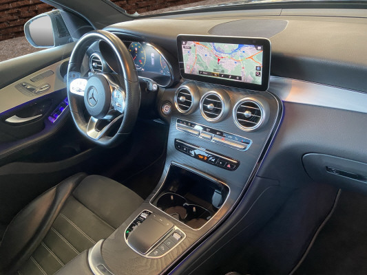 [all]12 Monate Garantie / Gratisservice 10 Jahre oder 100'000 Km ab 1.Inv. / zzgl. Ablieferungspauschale CHF 540.-[/all]


[all]

[/all]&nbsp; AMG Front- und Hecksch&uuml;rzeAMG VeloursfussmattenAirbag: Airbag Fahrer und BeifahrerAirbag: Knie-Airbag f&uuml;r FahrerAirbag: Seiten- und Beckenairbag (Pelvisbag)Airbag: Window-Kopfairbags f&uuml;r Fahrer, BeifahrerAntiblockiersystem (ABS)Armlehne f&uuml;r Fahrer- und BeifahrersitzAssist: COLLISION PREVENTION ASSISTAssist: Feststellbremse mit HOLD-Funktion und BerganfahrhilfeAssist: Tempomat mit GeschwindigkeitsbegrenzerAussenspiegel links elektrischAussentemperaturanzeigeDYNAMIC SELECTDachreling in ChromDiamantgrill mit verchromten Pins und LamelleElektrische Fensterheber vorne + hintenElektronisches Stabilit&auml;ts-Programm (ESP)Erste-Hilfe-Kasten und WarndreieckFenstereinfassung in poliertem AluminiumGarantie: MERCEDES-SWISS-INTEGRAL plus -HandschuhfachInnenraumbeleuchtungKEYLESS GO Start FunktionKlima: Klimatisierungsautomatik THERMATICLackierung: Uni-Lackierung PolarweissLaderaumabdeckungLenkrad: Multifunktions-Sportlenkrad in Leder NappaLicht: LED High Performance-ScheinwerferLicht:Adaptives BremslichtMedia: Digitales Radio (DAB)Polster: Ledernachbildung ARTICO/Mikrofaser DINAMICAR&auml;der: AMG Leichtmetallr&auml;der 19" im 5-Speichen-DesignServolenkung geschwindigkeitsabh&auml;ngigSitze:Vordersitze mit elektrischer H&ouml;hen-,Zentralverriegelung mit Fernbedienung und automatischer T&uuml;rverriegelung Assist: Aktive Abstands-Assistent DISTRONICBremsanlage mit gr&ouml;sseren Bremsscheiben an der VorderachseDachhimmel schwarzKEYLESS-GOKlima: Klimatisierungsautomatik THERMOTRONICLackierung: Metallic-LackierungPaket: Park-Paket mit 360 -KameraAssist: 360-KameraAssist: Aktiver Parkassistent inkl. PARKTRONICPaket: Premium-Plus-PaketAssist: VerkehrszeichenerkennungLicht: Ambientebeleuchtung Multi-ColourLicht: MULTIBEAM LED ScheinwerferMedia: Burmester Surround SoundsystemMedia: Burmester Surround Soundsystem in Verb.mit Premium PaketMedia: Konnektivit&auml;ts-Paket NavigationMedia: Media-DisplayMedia: Smartphone-IntergrationPaket: Park-Paket mit R&uuml;ckfahrkameraPaket: Spiegel-PaketPanorama Schiebe-/Hebedach elektrischSitze: Sitzheizung f&uuml;r Fahrer und BeifahrerVolldigitales Instrumenten-DisplayPaket: Spiegel-PaketEinstiegs- und Ausstiegsbeleuchtung in den AussenspiegelnInnen- und Aussenspiegel automatisch abblendbar,Aussenspiegel links und rechts elektrisch anklappbarR&auml;der: AMG Leichtmetallr&auml;der im Vielspeichen-Design 20J, titangrau lackiert und glanzgedrehtSitze: Beifahrersitz elektrisch verstellbar mit Memory-FunktionSitze: Fahrersitz elektrisch einstellbar mit Memory-FunktionTrittbretter in Aluminiumoptik mit Gumminoppen