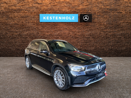 [all]12 Monate Garantie / Gratisservice 10 Jahre oder 100'000 Km ab 1.Inv. / zzgl. Ablieferungspauschale CHF 540.-[/all]


[all]

[/all]&nbsp; AMG Front- und Hecksch&uuml;rzeAMG VeloursfussmattenAirbag: Airbag Fahrer und BeifahrerAirbag: Knie-Airbag f&uuml;r FahrerAirbag: Seiten- und Beckenairbag (Pelvisbag)Airbag: Window-Kopfairbags f&uuml;r Fahrer, BeifahrerAntiblockiersystem (ABS)Armlehne f&uuml;r Fahrer- und BeifahrersitzAssist: COLLISION PREVENTION ASSISTAssist: Feststellbremse mit HOLD-Funktion und BerganfahrhilfeAssist: Tempomat mit GeschwindigkeitsbegrenzerAussenspiegel links elektrischAussentemperaturanzeigeDYNAMIC SELECTDachreling in ChromDiamantgrill mit verchromten Pins und LamelleElektrische Fensterheber vorne + hintenElektronisches Stabilit&auml;ts-Programm (ESP)Erste-Hilfe-Kasten und WarndreieckFenstereinfassung in poliertem AluminiumGarantie: MERCEDES-SWISS-INTEGRAL plus -HandschuhfachInnenraumbeleuchtungKEYLESS GO Start FunktionKlima: Klimatisierungsautomatik THERMATICLackierung: Uni-Lackierung PolarweissLaderaumabdeckungLenkrad: Multifunktions-Sportlenkrad in Leder NappaLicht: LED High Performance-ScheinwerferLicht:Adaptives BremslichtMedia: Digitales Radio (DAB)Polster: Ledernachbildung ARTICO/Mikrofaser DINAMICAR&auml;der: AMG Leichtmetallr&auml;der 19" im 5-Speichen-DesignServolenkung geschwindigkeitsabh&auml;ngigSitze:Vordersitze mit elektrischer H&ouml;hen-,Zentralverriegelung mit Fernbedienung und automatischer T&uuml;rverriegelung Assist: Aktive Abstands-Assistent DISTRONICBremsanlage mit gr&ouml;sseren Bremsscheiben an der VorderachseDachhimmel schwarzKEYLESS-GOKlima: Klimatisierungsautomatik THERMOTRONICLackierung: Metallic-LackierungPaket: Park-Paket mit 360 -KameraAssist: 360-KameraAssist: Aktiver Parkassistent inkl. PARKTRONICPaket: Premium-Plus-PaketAssist: VerkehrszeichenerkennungLicht: Ambientebeleuchtung Multi-ColourLicht: MULTIBEAM LED ScheinwerferMedia: Burmester Surround SoundsystemMedia: Burmester Surround Soundsystem in Verb.mit Premium PaketMedia: Konnektivit&auml;ts-Paket NavigationMedia: Media-DisplayMedia: Smartphone-IntergrationPaket: Park-Paket mit R&uuml;ckfahrkameraPaket: Spiegel-PaketPanorama Schiebe-/Hebedach elektrischSitze: Sitzheizung f&uuml;r Fahrer und BeifahrerVolldigitales Instrumenten-DisplayPaket: Spiegel-PaketEinstiegs- und Ausstiegsbeleuchtung in den AussenspiegelnInnen- und Aussenspiegel automatisch abblendbar,Aussenspiegel links und rechts elektrisch anklappbarR&auml;der: AMG Leichtmetallr&auml;der im Vielspeichen-Design 20J, titangrau lackiert und glanzgedrehtSitze: Beifahrersitz elektrisch verstellbar mit Memory-FunktionSitze: Fahrersitz elektrisch einstellbar mit Memory-FunktionTrittbretter in Aluminiumoptik mit Gumminoppen