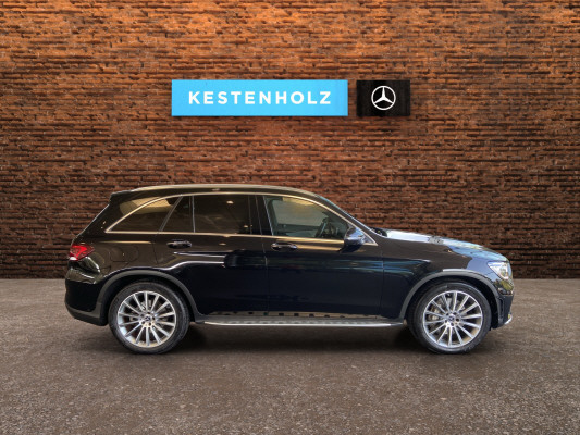 [all]12 Monate Garantie / Gratisservice 10 Jahre oder 100'000 Km ab 1.Inv. / zzgl. Ablieferungspauschale CHF 540.-[/all]


[all]

[/all]&nbsp; AMG Front- und Hecksch&uuml;rzeAMG VeloursfussmattenAirbag: Airbag Fahrer und BeifahrerAirbag: Knie-Airbag f&uuml;r FahrerAirbag: Seiten- und Beckenairbag (Pelvisbag)Airbag: Window-Kopfairbags f&uuml;r Fahrer, BeifahrerAntiblockiersystem (ABS)Armlehne f&uuml;r Fahrer- und BeifahrersitzAssist: COLLISION PREVENTION ASSISTAssist: Feststellbremse mit HOLD-Funktion und BerganfahrhilfeAssist: Tempomat mit GeschwindigkeitsbegrenzerAussenspiegel links elektrischAussentemperaturanzeigeDYNAMIC SELECTDachreling in ChromDiamantgrill mit verchromten Pins und LamelleElektrische Fensterheber vorne + hintenElektronisches Stabilit&auml;ts-Programm (ESP)Erste-Hilfe-Kasten und WarndreieckFenstereinfassung in poliertem AluminiumGarantie: MERCEDES-SWISS-INTEGRAL plus -HandschuhfachInnenraumbeleuchtungKEYLESS GO Start FunktionKlima: Klimatisierungsautomatik THERMATICLackierung: Uni-Lackierung PolarweissLaderaumabdeckungLenkrad: Multifunktions-Sportlenkrad in Leder NappaLicht: LED High Performance-ScheinwerferLicht:Adaptives BremslichtMedia: Digitales Radio (DAB)Polster: Ledernachbildung ARTICO/Mikrofaser DINAMICAR&auml;der: AMG Leichtmetallr&auml;der 19" im 5-Speichen-DesignServolenkung geschwindigkeitsabh&auml;ngigSitze:Vordersitze mit elektrischer H&ouml;hen-,Zentralverriegelung mit Fernbedienung und automatischer T&uuml;rverriegelung Assist: Aktive Abstands-Assistent DISTRONICBremsanlage mit gr&ouml;sseren Bremsscheiben an der VorderachseDachhimmel schwarzKEYLESS-GOKlima: Klimatisierungsautomatik THERMOTRONICLackierung: Metallic-LackierungPaket: Park-Paket mit 360 -KameraAssist: 360-KameraAssist: Aktiver Parkassistent inkl. PARKTRONICPaket: Premium-Plus-PaketAssist: VerkehrszeichenerkennungLicht: Ambientebeleuchtung Multi-ColourLicht: MULTIBEAM LED ScheinwerferMedia: Burmester Surround SoundsystemMedia: Burmester Surround Soundsystem in Verb.mit Premium PaketMedia: Konnektivit&auml;ts-Paket NavigationMedia: Media-DisplayMedia: Smartphone-IntergrationPaket: Park-Paket mit R&uuml;ckfahrkameraPaket: Spiegel-PaketPanorama Schiebe-/Hebedach elektrischSitze: Sitzheizung f&uuml;r Fahrer und BeifahrerVolldigitales Instrumenten-DisplayPaket: Spiegel-PaketEinstiegs- und Ausstiegsbeleuchtung in den AussenspiegelnInnen- und Aussenspiegel automatisch abblendbar,Aussenspiegel links und rechts elektrisch anklappbarR&auml;der: AMG Leichtmetallr&auml;der im Vielspeichen-Design 20J, titangrau lackiert und glanzgedrehtSitze: Beifahrersitz elektrisch verstellbar mit Memory-FunktionSitze: Fahrersitz elektrisch einstellbar mit Memory-FunktionTrittbretter in Aluminiumoptik mit Gumminoppen