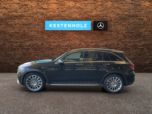 [all]12 Monate Garantie / Gratisservice 10 Jahre oder 100'000 Km ab 1.Inv. / zzgl. Ablieferungspauschale CHF 540.-[/all]


[all]

[/all]&nbsp; AMG Front- und Hecksch&uuml;rzeAMG VeloursfussmattenAirbag: Airbag Fahrer und BeifahrerAirbag: Knie-Airbag f&uuml;r FahrerAirbag: Seiten- und Beckenairbag (Pelvisbag)Airbag: Window-Kopfairbags f&uuml;r Fahrer, BeifahrerAntiblockiersystem (ABS)Armlehne f&uuml;r Fahrer- und BeifahrersitzAssist: COLLISION PREVENTION ASSISTAssist: Feststellbremse mit HOLD-Funktion und BerganfahrhilfeAssist: Tempomat mit GeschwindigkeitsbegrenzerAussenspiegel links elektrischAussentemperaturanzeigeDYNAMIC SELECTDachreling in ChromDiamantgrill mit verchromten Pins und LamelleElektrische Fensterheber vorne + hintenElektronisches Stabilit&auml;ts-Programm (ESP)Erste-Hilfe-Kasten und WarndreieckFenstereinfassung in poliertem AluminiumGarantie: MERCEDES-SWISS-INTEGRAL plus -HandschuhfachInnenraumbeleuchtungKEYLESS GO Start FunktionKlima: Klimatisierungsautomatik THERMATICLackierung: Uni-Lackierung PolarweissLaderaumabdeckungLenkrad: Multifunktions-Sportlenkrad in Leder NappaLicht: LED High Performance-ScheinwerferLicht:Adaptives BremslichtMedia: Digitales Radio (DAB)Polster: Ledernachbildung ARTICO/Mikrofaser DINAMICAR&auml;der: AMG Leichtmetallr&auml;der 19" im 5-Speichen-DesignServolenkung geschwindigkeitsabh&auml;ngigSitze:Vordersitze mit elektrischer H&ouml;hen-,Zentralverriegelung mit Fernbedienung und automatischer T&uuml;rverriegelung Assist: Aktive Abstands-Assistent DISTRONICBremsanlage mit gr&ouml;sseren Bremsscheiben an der VorderachseDachhimmel schwarzKEYLESS-GOKlima: Klimatisierungsautomatik THERMOTRONICLackierung: Metallic-LackierungPaket: Park-Paket mit 360 -KameraAssist: 360-KameraAssist: Aktiver Parkassistent inkl. PARKTRONICPaket: Premium-Plus-PaketAssist: VerkehrszeichenerkennungLicht: Ambientebeleuchtung Multi-ColourLicht: MULTIBEAM LED ScheinwerferMedia: Burmester Surround SoundsystemMedia: Burmester Surround Soundsystem in Verb.mit Premium PaketMedia: Konnektivit&auml;ts-Paket NavigationMedia: Media-DisplayMedia: Smartphone-IntergrationPaket: Park-Paket mit R&uuml;ckfahrkameraPaket: Spiegel-PaketPanorama Schiebe-/Hebedach elektrischSitze: Sitzheizung f&uuml;r Fahrer und BeifahrerVolldigitales Instrumenten-DisplayPaket: Spiegel-PaketEinstiegs- und Ausstiegsbeleuchtung in den AussenspiegelnInnen- und Aussenspiegel automatisch abblendbar,Aussenspiegel links und rechts elektrisch anklappbarR&auml;der: AMG Leichtmetallr&auml;der im Vielspeichen-Design 20J, titangrau lackiert und glanzgedrehtSitze: Beifahrersitz elektrisch verstellbar mit Memory-FunktionSitze: Fahrersitz elektrisch einstellbar mit Memory-FunktionTrittbretter in Aluminiumoptik mit Gumminoppen