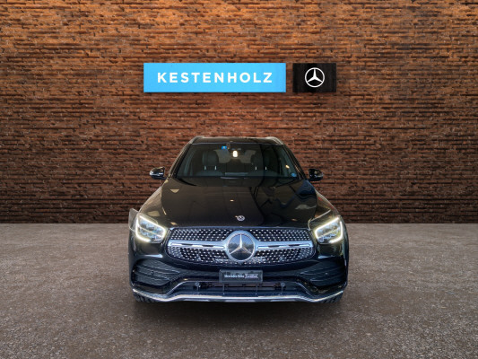 [all]12 Monate Garantie / Gratisservice 10 Jahre oder 100'000 Km ab 1.Inv. / zzgl. Ablieferungspauschale CHF 540.-[/all]


[all]

[/all]&nbsp; AMG Front- und Hecksch&uuml;rzeAMG VeloursfussmattenAirbag: Airbag Fahrer und BeifahrerAirbag: Knie-Airbag f&uuml;r FahrerAirbag: Seiten- und Beckenairbag (Pelvisbag)Airbag: Window-Kopfairbags f&uuml;r Fahrer, BeifahrerAntiblockiersystem (ABS)Armlehne f&uuml;r Fahrer- und BeifahrersitzAssist: COLLISION PREVENTION ASSISTAssist: Feststellbremse mit HOLD-Funktion und BerganfahrhilfeAssist: Tempomat mit GeschwindigkeitsbegrenzerAussenspiegel links elektrischAussentemperaturanzeigeDYNAMIC SELECTDachreling in ChromDiamantgrill mit verchromten Pins und LamelleElektrische Fensterheber vorne + hintenElektronisches Stabilit&auml;ts-Programm (ESP)Erste-Hilfe-Kasten und WarndreieckFenstereinfassung in poliertem AluminiumGarantie: MERCEDES-SWISS-INTEGRAL plus -HandschuhfachInnenraumbeleuchtungKEYLESS GO Start FunktionKlima: Klimatisierungsautomatik THERMATICLackierung: Uni-Lackierung PolarweissLaderaumabdeckungLenkrad: Multifunktions-Sportlenkrad in Leder NappaLicht: LED High Performance-ScheinwerferLicht:Adaptives BremslichtMedia: Digitales Radio (DAB)Polster: Ledernachbildung ARTICO/Mikrofaser DINAMICAR&auml;der: AMG Leichtmetallr&auml;der 19" im 5-Speichen-DesignServolenkung geschwindigkeitsabh&auml;ngigSitze:Vordersitze mit elektrischer H&ouml;hen-,Zentralverriegelung mit Fernbedienung und automatischer T&uuml;rverriegelung Assist: Aktive Abstands-Assistent DISTRONICBremsanlage mit gr&ouml;sseren Bremsscheiben an der VorderachseDachhimmel schwarzKEYLESS-GOKlima: Klimatisierungsautomatik THERMOTRONICLackierung: Metallic-LackierungPaket: Park-Paket mit 360 -KameraAssist: 360-KameraAssist: Aktiver Parkassistent inkl. PARKTRONICPaket: Premium-Plus-PaketAssist: VerkehrszeichenerkennungLicht: Ambientebeleuchtung Multi-ColourLicht: MULTIBEAM LED ScheinwerferMedia: Burmester Surround SoundsystemMedia: Burmester Surround Soundsystem in Verb.mit Premium PaketMedia: Konnektivit&auml;ts-Paket NavigationMedia: Media-DisplayMedia: Smartphone-IntergrationPaket: Park-Paket mit R&uuml;ckfahrkameraPaket: Spiegel-PaketPanorama Schiebe-/Hebedach elektrischSitze: Sitzheizung f&uuml;r Fahrer und BeifahrerVolldigitales Instrumenten-DisplayPaket: Spiegel-PaketEinstiegs- und Ausstiegsbeleuchtung in den AussenspiegelnInnen- und Aussenspiegel automatisch abblendbar,Aussenspiegel links und rechts elektrisch anklappbarR&auml;der: AMG Leichtmetallr&auml;der im Vielspeichen-Design 20J, titangrau lackiert und glanzgedrehtSitze: Beifahrersitz elektrisch verstellbar mit Memory-FunktionSitze: Fahrersitz elektrisch einstellbar mit Memory-FunktionTrittbretter in Aluminiumoptik mit Gumminoppen