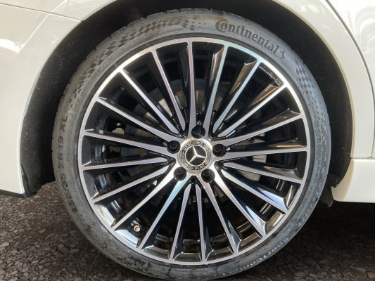 [all]12 Monate Garantie / Gratisservice 10 Jahre oder 100'000 Km ab 1.Inv. / zzgl. Ablieferungspauschale CHF 540.-[/all]


[all]

[/all]&nbsp; AMG Hintere Stossstange mit Diffusoroptik und schwarzen EinlagenAMG LineAMG Seitenverkleidungen in FahrzeugfarbeAMG Vordere Stossstange mit sportlichen Lufteinl&auml;ssen und ChromelementenAirbag: Airbag Fahrer und BeifahrerAirbag: Seitenairbag f&uuml;r Fahrer und BeifahrerAirbag: Window-Kopfairbags f&uuml;r Fahrer, BeifahrerAntiblockiersystem (ABS)Assist: Aktiver BremssassistentAssist: Aktiver Spurhalte-AssistentAssist: Elektronisches Stabilit&auml;ts-Programm (ESP)Assist: Scheibenwischerbl&auml;tter mit RegensensorAssist: TempomatDachreling in poliertem AluminiumDekor: Mittelkonsole in HochglanzschwarzDekor: Zierelemente MetallstrukturDoppelcupholderEASY-PACK-HeckklappeFahrwerk: DYNAMIC SELECTGetriebe: 9G-TRONIC AutomatikIntegrierter Startergenerator der zweiten GenerationKEYLESS GO Start FunktionLackierung: Uni-Lackierung PolarweissLaderaumabdeckung inklusive EASY-PACK SicherheitsnetzMERCEDES-BENZ MOBILIT&Auml;TMERCEDES-SWISS-INTEGRALMedia: MBUX MultimediasystemMedia: Media Display (11,9 Zoll)Paket: Advantage-PaketPaket: BasispaketPaket: Innenraumlicht-PaketPolster: ARTICO/DINAMICA schwarzPowerdomes auf MotorhaubeRemote ServicesR&auml;der: AMG 18'' Leichtmetallr&auml;der im 5-Speichen-DesignServolenkung geschwindigkeitsabh&auml;ngig Assist: Verkehrszeichen-AssistentDachhimmel schwarzDekor: Aluminium schwarz offenporig, Zierelemente HolzPaket: Fahrassistenz-Paket PlusAssist: Aktive Abstands-Assistent DISTRONICAssist: PRE-SAFE Impuls SeiteAssist: PRE-SAFE SystemPaket: Premium-Executive-PaketPaket: Premium-PaketPaket: Sport-Paket BlackAMG Frontsch&uuml;rze mit Zierelementen (Fl&uuml;ge) in HochglanzschwarzAussenspiegelgeh&auml;use in HochglanzschwarzDiamantgrill mit Pins in Silber und Einzellamelle in Hochglanzschwarz lackiertHintere Stossstange mit Zierelementen (Fl&uuml;ge) in HochglanzschwarzPanorama-SchiebedachPolster: Leder schwarz