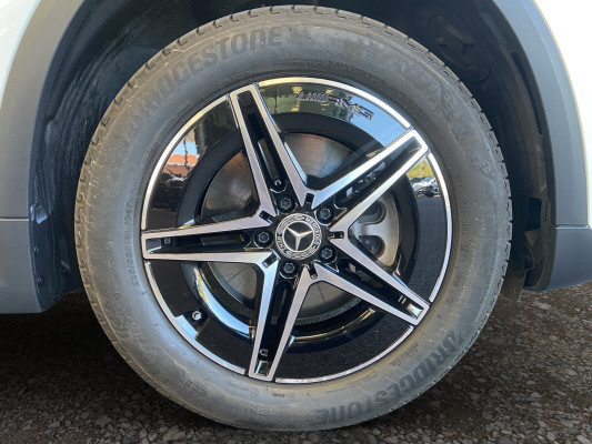 [all]12 Monate Garantie / Gratisservice 10 Jahre oder 100'000 Km ab 1.Inv. / zzgl. Ablieferungspauschale CHF 540.-[/all]


[all]

[/all]&nbsp; Airbag: Airbag Fahrer und BeifahrerAirbag: Seitenairbag f&uuml;r Fahrer und BeifahrerAirbag: Window-Kopfairbags f&uuml;r Fahrer, BeifahrerAmbientebeleuchtungAntiblockiersystem (ABS)Assist: Aktiver BremssassistentAssist: Aktiver Spurhalte-AssistentAssist: Elektronisches Stabilit&auml;ts-Programm (ESP)Assist: Geschwindigkeitslimit-AssistentAssist: R&uuml;ckfahrkameraAssist: Vorr&uuml;stung f&uuml;r OrtungsdienstDachreling in poliertem AluminiumDoppelcupholderEASY-PACK-HeckklappeFahrzeugschl&uuml;ssel: 2 silberfarbenGleichstrom-Ladesystem (DC-Laden) mit 110 kWLackierung: Uni-Lackierung PolarweissLadekabel f&uuml;r Industriesteckdose, 5m, glattLadekabel f&uuml;r Wallbox und &ouml;ffentliche Ladestationen, 5m,glattLicht: Adaptiver Fernlicht-Assistent PlusLicht: LED High Performance-ScheinwerferMERCEDES-BENZ MOBILIT&Auml;TMERCEDES-SWISS-INTEGRALMedia: Digitales Radio (DAB)Media: MBUX Multimediasystem mit zwei 7,25-Zoll-MediadisplaysMedia: Vorr&uuml;stung f&uuml;r das Fahrzeug-SetupPaket: Komfort-PaketPaket: Laderaum-PaketPaket: Licht- und SichtpaketPolster: Ledernachbildung ARTICO/Mikrofaser DINAMICA schwarzR&auml;der: TIREFITServolenkungVorr&uuml;stung f&uuml;r IONITYVorr&uuml;stung f&uuml;r Mercedes me ChargeWechselstromsystem (AC-Laden) Anh&auml;ngevorrichtung und ESP mit AntriebsschlupfregelungAssist: VerkehrszeichenerkennungGet&ouml;nte W&auml;rmeschutzverglasungMedia: Konnektivit&auml;ts-Paket NavigationPaket: Advantage-PaketAssist: Totwinkel-AssistentMedia: Media-Display, 10,25 ZollPaket: Park-PaketPaket: Spiegel-PaketVolldigitales Instrumenten-DisplayPaket: Fahrassistenz-PaketSitze: Sitzheizung f&uuml;r Fahrer und Beifahrer