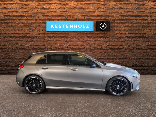 [all]12 Monate Garantie / Gratisservice 10 Jahre oder 100'000 Km ab 1.Inv. / zzgl. Ablieferungspauschale CHF 540.-[/all]


[all]

[/all]&nbsp; AMG Leichtmetallr&auml;der im 5-Doppelspei-Ablagen in den T&uuml;renAirbag: Airbag Fahrer und BeifahrerAirbag: Automatische Beifahrerairbag-AbschaltungAirbag: Knie-Airbag f&uuml;r FahrerAirbag: Seitenairbag f&uuml;r Fahrer und BeifahrerAirbag: Window-KopfairbagsAntiblockiersystem (ABS)Antriebsschlupfregelung (ASR)Assist: Aktiver BremssassistentAssist: NotrufsystemAssist: SpurhalteassistentAssist: Transparente MotorhaubeAssist:Reifendruck-KontrollanzeigeAssist:Tempomat mit variabler Geschwindigkeits-Auspuffblende, verchromtAussenspiegel in HochglanzschwarzBremsassistent (BAS)BremsbelagverschleissDYNAMIC SELECT SchalterDekor: Bordkantenzierstab in ChromDekor: Dachhimmel schwarzDiamantgrillDoppelcupholder vorneDrittes Bremslicht LEDECO Start-Stopp-FunktionEinstiegsschienen vorne mit LogoElektronisches Stabilit&auml;ts-Programm (ESP)Getriebe: Sequentielles 7-Gang-Getriebe mitHeckscheibenheizungHeckscheibenwischerH&ouml;henverstellbare Gurten vorneKEYLESS GO Start FunktionKatalysator geregeltKlima:Klimatisierungsautomatik THERMOTRONICKomfortfahrwerk mit TieferlegungKommunikationsmodulK&uuml;hlergrill schwarz gl&auml;nzendLackierung: Uni-LackierungLenkrad:Multifunktions-Sportlenkrad in Leder NappaLicht: LED Blinker im AussenspiegelLicht: LED High Performance-ScheinwerferLicht: LED-TagfahrlichtLicht: NebelschlussleuchteLicht:Adaptives BremslichtLicht:HalogenscheinwerferMake up-Spiegel linksMake up-Spiegel rechtsMedia: Digitaler Radioempfang (DAB/DAB+)Polster: Ledernachbildung ARTICO/Stoff zweifarbigRegensensor f&uuml;r Scheibenwischer vorneR&auml;der:Reifenreparatur-Set mit KompressorScheibenwischer vorne mit IntervallSeitenschwellerverkleidung in Wagen-Servolenkung geschwindigkeitsabh&auml;ngigSitzbelegungserkennung f&uuml;r BeifahrersitzSitze: 3-Punkt-Sicherheitsgurte auf allen Pl&auml;tzenSitze:Gurtstraffer vorneSitze:ISOFIX-Befestigungspunkte f&uuml;r KindersitzSitze:Komfortsitze vorneSitze:Kopfst&uuml;tzen hinten h&ouml;henverstellbarSitze:Sportsitze vorneSteckdose 12-Volt- vorneStossstangen in WagenfarbeTouchpadT&uuml;rgriffe aussen in WagenfarbeWegfahrsperre elektronischW&auml;rmed&auml;mmendes Glas, ab B-S&auml;ule dunkel get&ouml;ntZentralverriegelung mit Fernbedienung und automatischer T&uuml;rverriegelung