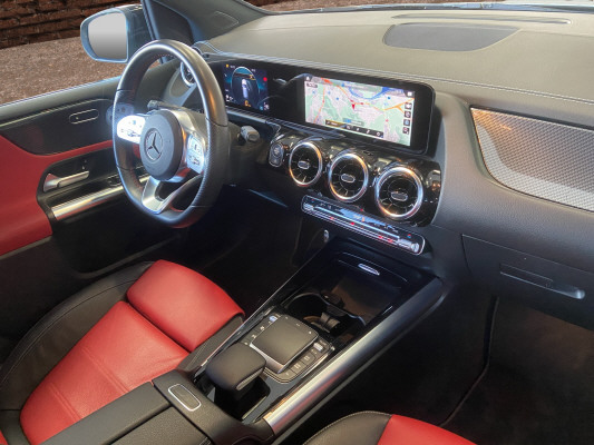 [all]12 Monate Garantie / Gratisservice 10 Jahre oder 100'000 Km ab 1.Inv. / zzgl. Ablieferungspauschale CHF 540.-[/all]


[all]

[/all]&nbsp; AMG EinstiegleistenAirbag: Airbag Fahrer und BeifahrerAirbag: Automatische Beifahrerairbag-AbschaltungAirbag: Knie-Airbag f&uuml;r FahrerAntiblockiersystem (ABS)Assist: Aktiver BremssassistentAssist: Aktiver Spurhalte-AssistentAssist: Mercedes-Benz NotrufsystemAssist: TEMPOMAT mit LimiterAssist: Vorr&uuml;stung f&uuml;r ferngesteuerte Fahrzeug&uuml;berwachungDYNAMIC SELECTDekor: Innenhimmel Stoff schwarzDekor: Zierelemente SpiraloptikDoppelcupholder vorneEASY-PACK-HeckklappeElektronisches Stabilit&auml;ts-Programm (ESP)Erste-Hilfe-Kasten und WarndreieckFahrwerk: KomfortfahrwerkFussmatten VeloursGarantie: MERCEDES-SWISS-INTEGRAL PaketGep&auml;cknetz an Fahrer- und BeifahrersitzlehneGetriebe: Automatisches Doppelkupplungsgetriebe 7G-DCTKlima: Klimatisierungsautomatik THERMOTRONICK&uuml;hlerverkleidung mit zwei silberfarben lackierten EinzellamellenLackierung: Uni-Lackierung PolarweissLenkrad: Multifunktions-Sportlenkrad in LederLicht- und SichtpaketLicht: Drittes BremslichtLicht: LED High Performance-ScheinwerferMERCEDES-BENZ MOBILIT&Auml;TMERCEDES-SWISS-INTEGRALMedia: Digitaler Radioempfang (DAB/DAB+)Media: TouchpadMedia: USB-Schnittstelle im Ablagefach und 2 USB-Schnittstellen in der Mittelkonsole hintenMedia: Vorr&uuml;stung f&uuml;r FahrzeugfernsteuerungPaket: Laderaum-PaketPaket: Licht- und SichtpaketPaket: Night-Paket (Sport-Paket Black) f&uuml;r ProgressivePolster: Polster Ledernachbildung ARTICO/Stoff Fl&eacute;ronRegensensor f&uuml;r Scheibenwischer vorneReifendruck-KontrollanzeigeRemote ServicesR&auml;der: Leichtmetallr&auml;der im 5-Doppelspeichen-Design 18JR&auml;der: Reifenreparatur-Set (Tire Fit)R&auml;der: SommerreifenSitze: Komfortsitze vorneSitze: R&uuml;cksitzlehne geteilt abklappbarSitze:Komfortsitze Fahrer/BeifahrerSonnenblende Fahrer und Beifahrerseite mit beleuchtetem SpiegelSteckdose im KofferraumTreibstofftank 51LVeloursfussmattenVorr&uuml;stung f&uuml;r die &Uuml;bergabe des digitalen Schl&uuml;ssels Ablagefach mit Rollo in MittelkonsoleEntfall Typenbezeichnung auf HeckdeckelLackierung: Metallic-LackierungPaket: Advantage-PaketMedia: 10-Zoll-Media-DisplayMedia: FestplattennavigationPaket: Park-Paket mit R&uuml;ckfahrkamera inkl.Paket: Spiegel-PaketPaket: Spiegel-PaketInnenspiegel und Aussenspiegel links automatisch abblendendPolster: Polster Leder zweifarbigSitze: 4-Wege-Lordosenst&uuml;tzeSitze: Vordersitze heizbar