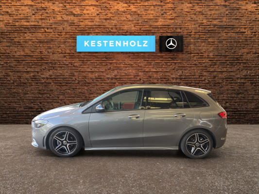 [all]12 Monate Garantie / Gratisservice 10 Jahre oder 100'000 Km ab 1.Inv. / zzgl. Ablieferungspauschale CHF 540.-[/all]


[all]

[/all]&nbsp; AMG EinstiegleistenAirbag: Airbag Fahrer und BeifahrerAirbag: Automatische Beifahrerairbag-AbschaltungAirbag: Knie-Airbag f&uuml;r FahrerAntiblockiersystem (ABS)Assist: Aktiver BremssassistentAssist: Aktiver Spurhalte-AssistentAssist: Mercedes-Benz NotrufsystemAssist: TEMPOMAT mit LimiterAssist: Vorr&uuml;stung f&uuml;r ferngesteuerte Fahrzeug&uuml;berwachungDYNAMIC SELECTDekor: Innenhimmel Stoff schwarzDekor: Zierelemente SpiraloptikDoppelcupholder vorneEASY-PACK-HeckklappeElektronisches Stabilit&auml;ts-Programm (ESP)Erste-Hilfe-Kasten und WarndreieckFahrwerk: KomfortfahrwerkFussmatten VeloursGarantie: MERCEDES-SWISS-INTEGRAL PaketGep&auml;cknetz an Fahrer- und BeifahrersitzlehneGetriebe: Automatisches Doppelkupplungsgetriebe 7G-DCTKlima: Klimatisierungsautomatik THERMOTRONICK&uuml;hlerverkleidung mit zwei silberfarben lackierten EinzellamellenLackierung: Uni-Lackierung PolarweissLenkrad: Multifunktions-Sportlenkrad in LederLicht- und SichtpaketLicht: Drittes BremslichtLicht: LED High Performance-ScheinwerferMERCEDES-BENZ MOBILIT&Auml;TMERCEDES-SWISS-INTEGRALMedia: Digitaler Radioempfang (DAB/DAB+)Media: TouchpadMedia: USB-Schnittstelle im Ablagefach und 2 USB-Schnittstellen in der Mittelkonsole hintenMedia: Vorr&uuml;stung f&uuml;r FahrzeugfernsteuerungPaket: Laderaum-PaketPaket: Licht- und SichtpaketPaket: Night-Paket (Sport-Paket Black) f&uuml;r ProgressivePolster: Polster Ledernachbildung ARTICO/Stoff Fl&eacute;ronRegensensor f&uuml;r Scheibenwischer vorneReifendruck-KontrollanzeigeRemote ServicesR&auml;der: Leichtmetallr&auml;der im 5-Doppelspeichen-Design 18JR&auml;der: Reifenreparatur-Set (Tire Fit)R&auml;der: SommerreifenSitze: Komfortsitze vorneSitze: R&uuml;cksitzlehne geteilt abklappbarSitze:Komfortsitze Fahrer/BeifahrerSonnenblende Fahrer und Beifahrerseite mit beleuchtetem SpiegelSteckdose im KofferraumTreibstofftank 51LVeloursfussmattenVorr&uuml;stung f&uuml;r die &Uuml;bergabe des digitalen Schl&uuml;ssels Ablagefach mit Rollo in MittelkonsoleEntfall Typenbezeichnung auf HeckdeckelLackierung: Metallic-LackierungPaket: Advantage-PaketMedia: 10-Zoll-Media-DisplayMedia: FestplattennavigationPaket: Park-Paket mit R&uuml;ckfahrkamera inkl.Paket: Spiegel-PaketPaket: Spiegel-PaketInnenspiegel und Aussenspiegel links automatisch abblendendPolster: Polster Leder zweifarbigSitze: 4-Wege-Lordosenst&uuml;tzeSitze: Vordersitze heizbar