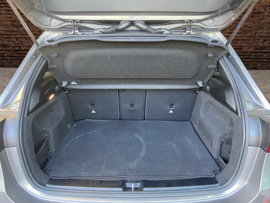 [all]12 Monate Garantie / Gratisservice 10 Jahre oder 100'000 Km ab 1.Inv. / zzgl. Ablieferungspauschale CHF 540.-[/all]


[all]

[/all]&nbsp; AMG EinstiegleistenAirbag: Airbag Fahrer und BeifahrerAirbag: Automatische Beifahrerairbag-AbschaltungAirbag: Knie-Airbag f&uuml;r FahrerAntiblockiersystem (ABS)Assist: Aktiver BremssassistentAssist: Aktiver Spurhalte-AssistentAssist: Mercedes-Benz NotrufsystemAssist: TEMPOMAT mit LimiterAssist: Vorr&uuml;stung f&uuml;r ferngesteuerte Fahrzeug&uuml;berwachungDYNAMIC SELECTDekor: Innenhimmel Stoff schwarzDekor: Zierelemente SpiraloptikDoppelcupholder vorneEASY-PACK-HeckklappeElektronisches Stabilit&auml;ts-Programm (ESP)Erste-Hilfe-Kasten und WarndreieckFahrwerk: KomfortfahrwerkFussmatten VeloursGarantie: MERCEDES-SWISS-INTEGRAL PaketGep&auml;cknetz an Fahrer- und BeifahrersitzlehneGetriebe: Automatisches Doppelkupplungsgetriebe 7G-DCTKlima: Klimatisierungsautomatik THERMOTRONICK&uuml;hlerverkleidung mit zwei silberfarben lackierten EinzellamellenLackierung: Uni-Lackierung PolarweissLenkrad: Multifunktions-Sportlenkrad in LederLicht- und SichtpaketLicht: Drittes BremslichtLicht: LED High Performance-ScheinwerferMERCEDES-BENZ MOBILIT&Auml;TMERCEDES-SWISS-INTEGRALMedia: Digitaler Radioempfang (DAB/DAB+)Media: TouchpadMedia: USB-Schnittstelle im Ablagefach und 2 USB-Schnittstellen in der Mittelkonsole hintenMedia: Vorr&uuml;stung f&uuml;r FahrzeugfernsteuerungPaket: Laderaum-PaketPaket: Licht- und SichtpaketPaket: Night-Paket (Sport-Paket Black) f&uuml;r ProgressivePolster: Polster Ledernachbildung ARTICO/Stoff Fl&eacute;ronRegensensor f&uuml;r Scheibenwischer vorneReifendruck-KontrollanzeigeRemote ServicesR&auml;der: Leichtmetallr&auml;der im 5-Doppelspeichen-Design 18JR&auml;der: Reifenreparatur-Set (Tire Fit)R&auml;der: SommerreifenSitze: Komfortsitze vorneSitze: R&uuml;cksitzlehne geteilt abklappbarSitze:Komfortsitze Fahrer/BeifahrerSonnenblende Fahrer und Beifahrerseite mit beleuchtetem SpiegelSteckdose im KofferraumTreibstofftank 51LVeloursfussmattenVorr&uuml;stung f&uuml;r die &Uuml;bergabe des digitalen Schl&uuml;ssels Ablagefach mit Rollo in MittelkonsoleEntfall Typenbezeichnung auf HeckdeckelLackierung: Metallic-LackierungPaket: Advantage-PaketMedia: 10-Zoll-Media-DisplayMedia: FestplattennavigationPaket: Park-Paket mit R&uuml;ckfahrkamera inkl.Paket: Spiegel-PaketPaket: Spiegel-PaketInnenspiegel und Aussenspiegel links automatisch abblendendPolster: Polster Leder zweifarbigSitze: 4-Wege-Lordosenst&uuml;tzeSitze: Vordersitze heizbar