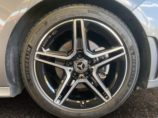 [all]12 Monate Garantie / Gratisservice 10 Jahre oder 100'000 Km ab 1.Inv. / zzgl. Ablieferungspauschale CHF 540.-[/all]


[all]

[/all]&nbsp; AMG EinstiegleistenAirbag: Airbag Fahrer und BeifahrerAirbag: Automatische Beifahrerairbag-AbschaltungAirbag: Knie-Airbag f&uuml;r FahrerAntiblockiersystem (ABS)Assist: Aktiver BremssassistentAssist: Aktiver Spurhalte-AssistentAssist: Mercedes-Benz NotrufsystemAssist: TEMPOMAT mit LimiterAssist: Vorr&uuml;stung f&uuml;r ferngesteuerte Fahrzeug&uuml;berwachungDYNAMIC SELECTDekor: Innenhimmel Stoff schwarzDekor: Zierelemente SpiraloptikDoppelcupholder vorneEASY-PACK-HeckklappeElektronisches Stabilit&auml;ts-Programm (ESP)Erste-Hilfe-Kasten und WarndreieckFahrwerk: KomfortfahrwerkFussmatten VeloursGarantie: MERCEDES-SWISS-INTEGRAL PaketGep&auml;cknetz an Fahrer- und BeifahrersitzlehneGetriebe: Automatisches Doppelkupplungsgetriebe 7G-DCTKlima: Klimatisierungsautomatik THERMOTRONICK&uuml;hlerverkleidung mit zwei silberfarben lackierten EinzellamellenLackierung: Uni-Lackierung PolarweissLenkrad: Multifunktions-Sportlenkrad in LederLicht- und SichtpaketLicht: Drittes BremslichtLicht: LED High Performance-ScheinwerferMERCEDES-BENZ MOBILIT&Auml;TMERCEDES-SWISS-INTEGRALMedia: Digitaler Radioempfang (DAB/DAB+)Media: TouchpadMedia: USB-Schnittstelle im Ablagefach und 2 USB-Schnittstellen in der Mittelkonsole hintenMedia: Vorr&uuml;stung f&uuml;r FahrzeugfernsteuerungPaket: Laderaum-PaketPaket: Licht- und SichtpaketPaket: Night-Paket (Sport-Paket Black) f&uuml;r ProgressivePolster: Polster Ledernachbildung ARTICO/Stoff Fl&eacute;ronRegensensor f&uuml;r Scheibenwischer vorneReifendruck-KontrollanzeigeRemote ServicesR&auml;der: Leichtmetallr&auml;der im 5-Doppelspeichen-Design 18JR&auml;der: Reifenreparatur-Set (Tire Fit)R&auml;der: SommerreifenSitze: Komfortsitze vorneSitze: R&uuml;cksitzlehne geteilt abklappbarSitze:Komfortsitze Fahrer/BeifahrerSonnenblende Fahrer und Beifahrerseite mit beleuchtetem SpiegelSteckdose im KofferraumTreibstofftank 51LVeloursfussmattenVorr&uuml;stung f&uuml;r die &Uuml;bergabe des digitalen Schl&uuml;ssels Ablagefach mit Rollo in MittelkonsoleEntfall Typenbezeichnung auf HeckdeckelLackierung: Metallic-LackierungPaket: Advantage-PaketMedia: 10-Zoll-Media-DisplayMedia: FestplattennavigationPaket: Park-Paket mit R&uuml;ckfahrkamera inkl.Paket: Spiegel-PaketPaket: Spiegel-PaketInnenspiegel und Aussenspiegel links automatisch abblendendPolster: Polster Leder zweifarbigSitze: 4-Wege-Lordosenst&uuml;tzeSitze: Vordersitze heizbar