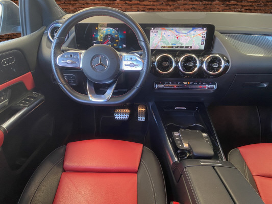 [all]12 Monate Garantie / Gratisservice 10 Jahre oder 100'000 Km ab 1.Inv. / zzgl. Ablieferungspauschale CHF 540.-[/all]


[all]

[/all]&nbsp; AMG EinstiegleistenAirbag: Airbag Fahrer und BeifahrerAirbag: Automatische Beifahrerairbag-AbschaltungAirbag: Knie-Airbag f&uuml;r FahrerAntiblockiersystem (ABS)Assist: Aktiver BremssassistentAssist: Aktiver Spurhalte-AssistentAssist: Mercedes-Benz NotrufsystemAssist: TEMPOMAT mit LimiterAssist: Vorr&uuml;stung f&uuml;r ferngesteuerte Fahrzeug&uuml;berwachungDYNAMIC SELECTDekor: Innenhimmel Stoff schwarzDekor: Zierelemente SpiraloptikDoppelcupholder vorneEASY-PACK-HeckklappeElektronisches Stabilit&auml;ts-Programm (ESP)Erste-Hilfe-Kasten und WarndreieckFahrwerk: KomfortfahrwerkFussmatten VeloursGarantie: MERCEDES-SWISS-INTEGRAL PaketGep&auml;cknetz an Fahrer- und BeifahrersitzlehneGetriebe: Automatisches Doppelkupplungsgetriebe 7G-DCTKlima: Klimatisierungsautomatik THERMOTRONICK&uuml;hlerverkleidung mit zwei silberfarben lackierten EinzellamellenLackierung: Uni-Lackierung PolarweissLenkrad: Multifunktions-Sportlenkrad in LederLicht- und SichtpaketLicht: Drittes BremslichtLicht: LED High Performance-ScheinwerferMERCEDES-BENZ MOBILIT&Auml;TMERCEDES-SWISS-INTEGRALMedia: Digitaler Radioempfang (DAB/DAB+)Media: TouchpadMedia: USB-Schnittstelle im Ablagefach und 2 USB-Schnittstellen in der Mittelkonsole hintenMedia: Vorr&uuml;stung f&uuml;r FahrzeugfernsteuerungPaket: Laderaum-PaketPaket: Licht- und SichtpaketPaket: Night-Paket (Sport-Paket Black) f&uuml;r ProgressivePolster: Polster Ledernachbildung ARTICO/Stoff Fl&eacute;ronRegensensor f&uuml;r Scheibenwischer vorneReifendruck-KontrollanzeigeRemote ServicesR&auml;der: Leichtmetallr&auml;der im 5-Doppelspeichen-Design 18JR&auml;der: Reifenreparatur-Set (Tire Fit)R&auml;der: SommerreifenSitze: Komfortsitze vorneSitze: R&uuml;cksitzlehne geteilt abklappbarSitze:Komfortsitze Fahrer/BeifahrerSonnenblende Fahrer und Beifahrerseite mit beleuchtetem SpiegelSteckdose im KofferraumTreibstofftank 51LVeloursfussmattenVorr&uuml;stung f&uuml;r die &Uuml;bergabe des digitalen Schl&uuml;ssels Ablagefach mit Rollo in MittelkonsoleEntfall Typenbezeichnung auf HeckdeckelLackierung: Metallic-LackierungPaket: Advantage-PaketMedia: 10-Zoll-Media-DisplayMedia: FestplattennavigationPaket: Park-Paket mit R&uuml;ckfahrkamera inkl.Paket: Spiegel-PaketPaket: Spiegel-PaketInnenspiegel und Aussenspiegel links automatisch abblendendPolster: Polster Leder zweifarbigSitze: 4-Wege-Lordosenst&uuml;tzeSitze: Vordersitze heizbar