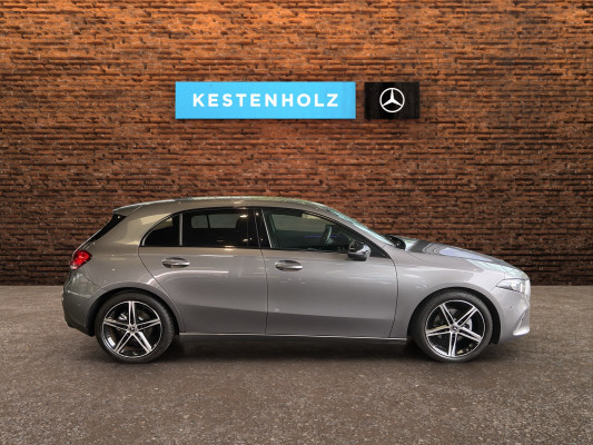 [all]12 Monate Garantie / Gratisservice 10 Jahre oder 100'000 Km ab 1.Inv. / zzgl. Ablieferungspauschale CHF 540.-[/all]


[all]

[/all]&nbsp; Airbag: Airbag Fahrer und BeifahrerAirbag: Automatische Beifahrerairbag-AbschaltungAirbag: Knie-Airbag f&uuml;r FahrerAirbag: Sidebags f&uuml;r Fahrer und Beifahrer (kombinierte Thorax-Pelvis-Airbags)Airbag: Window-KopfairbagsAntiblockiersystem (ABS)Assist: Aktiver BremssassistentAssist: Aktiver Spurhalte-AssistentAssist: Mercedes-Benz NotrufsystemAssist: R&uuml;ckfahrkameraAssist: TEMPOMAT mit LimiterDYNAMIC SELECTDekor: Zierelemente Aluminium mit CarbonschliffDekor: Zierelemente Aluminium mit Carbonschliff dunkelDoppelcupholder vorneElektronisches Stabilit&auml;ts-Programm (ESP) mit Antriebsschlupfregel ASRErste-Hilfe-Kasten und WarndreieckGarantie: MERCEDES-SWISS-INTEGRAL PaketGetriebe: Automatisches Doppelkupplungsgetriebe 7G-DCTKlima: Klimatisierungsautomatik THERMOTRONICLenkrad: Multifunktions-Sportlenkrad in LederLicht- und SichtpaketLicht: LED High Performance-ScheinwerferMERCEDES-BENZ MOBILIT&Auml;TMERCEDES-SWISS-INTEGRALMedia: Digitaler Radioempfang (DAB/DAB+)Media: Kommunikationsmodul (LTE) zur Nutzung von Mercedes me connect DienstenMedia: TouchpadParameterlenkungPolster: Polster Ledernachbildung ARTICO/Stoff Fl&eacute;ronRegensensor f&uuml;r Scheibenwischer vorneReifendruck-KontrollanzeigeRemote ServicesR&auml;der: Leichtmetallr&auml;der im 5-Doppelspeichen-Design 18JR&auml;der: Reifenreparatur-Set (Tire Fit)Sitze: Komfortsitze vorneSitze: Vordersitze manuell verstellbarVeloursfussmattenW&auml;rmed&auml;mmendes Glas, ab B-S&auml;ule dunkel get&ouml;nt AmbientebeleuchtungDachhimmel schwarzDigitales 10-Zoll-InstrumentendisplayInnenspiegel und Aussenspiegel links automatisch abblendendLackierung: Metallic-LackierungLicht: Adaptiver Fernlicht-AssistentPaket: Advantage-PaketMedia: 10-Zoll-Media-DisplayMedia: FestplattennavigationPaket: Park-Paket mit R&uuml;ckfahrkamera inkl.Paket: Spiegel-PaketPaket: Spiegel-PaketPaket: Sport-Paket Black f&uuml;r Progressive LineAussenspiegel in HochglanzschwarzR&auml;der: Leichtmetallr&auml;der im 5-Doppelspeichen-Design 18JR&auml;der: SommerreifenSitze: 4-Wege-Lordosenst&uuml;tzeSitze: R&uuml;cksitzlehne geteilt abklappbarSitze: Vordersitze heizbarVorbereitung f&uuml;r Anh&auml;ngevorrichtung