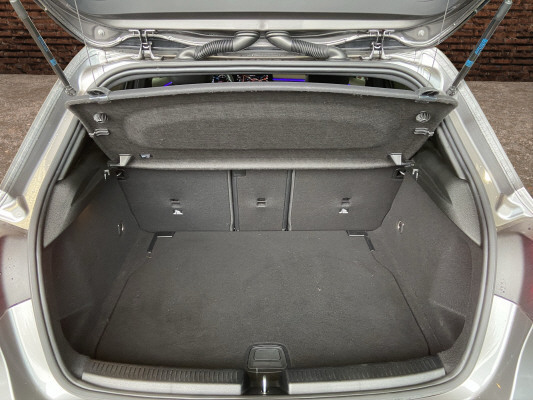 [all]12 Monate Garantie / Gratisservice 10 Jahre oder 100'000 Km ab 1.Inv. / zzgl. Ablieferungspauschale CHF 540.-[/all]


[all]

[/all]&nbsp; Airbag: Airbag Fahrer und BeifahrerAirbag: Automatische Beifahrerairbag-AbschaltungAirbag: Knie-Airbag f&uuml;r FahrerAirbag: Sidebags f&uuml;r Fahrer und Beifahrer (kombinierte Thorax-Pelvis-Airbags)Airbag: Window-KopfairbagsAntiblockiersystem (ABS)Assist: Aktiver BremssassistentAssist: Aktiver Spurhalte-AssistentAssist: Mercedes-Benz NotrufsystemAssist: R&uuml;ckfahrkameraAssist: TEMPOMAT mit LimiterDYNAMIC SELECTDekor: Zierelemente Aluminium mit CarbonschliffDekor: Zierelemente Aluminium mit Carbonschliff dunkelDoppelcupholder vorneElektronisches Stabilit&auml;ts-Programm (ESP) mit Antriebsschlupfregel ASRErste-Hilfe-Kasten und WarndreieckGarantie: MERCEDES-SWISS-INTEGRAL PaketGetriebe: Automatisches Doppelkupplungsgetriebe 7G-DCTKlima: Klimatisierungsautomatik THERMOTRONICLenkrad: Multifunktions-Sportlenkrad in LederLicht- und SichtpaketLicht: LED High Performance-ScheinwerferMERCEDES-BENZ MOBILIT&Auml;TMERCEDES-SWISS-INTEGRALMedia: Digitaler Radioempfang (DAB/DAB+)Media: Kommunikationsmodul (LTE) zur Nutzung von Mercedes me connect DienstenMedia: TouchpadParameterlenkungPolster: Polster Ledernachbildung ARTICO/Stoff Fl&eacute;ronRegensensor f&uuml;r Scheibenwischer vorneReifendruck-KontrollanzeigeRemote ServicesR&auml;der: Leichtmetallr&auml;der im 5-Doppelspeichen-Design 18JR&auml;der: Reifenreparatur-Set (Tire Fit)Sitze: Komfortsitze vorneSitze: Vordersitze manuell verstellbarVeloursfussmattenW&auml;rmed&auml;mmendes Glas, ab B-S&auml;ule dunkel get&ouml;nt AmbientebeleuchtungDachhimmel schwarzDigitales 10-Zoll-InstrumentendisplayInnenspiegel und Aussenspiegel links automatisch abblendendLackierung: Metallic-LackierungLicht: Adaptiver Fernlicht-AssistentPaket: Advantage-PaketMedia: 10-Zoll-Media-DisplayMedia: FestplattennavigationPaket: Park-Paket mit R&uuml;ckfahrkamera inkl.Paket: Spiegel-PaketPaket: Spiegel-PaketPaket: Sport-Paket Black f&uuml;r Progressive LineAussenspiegel in HochglanzschwarzR&auml;der: Leichtmetallr&auml;der im 5-Doppelspeichen-Design 18JR&auml;der: SommerreifenSitze: 4-Wege-Lordosenst&uuml;tzeSitze: R&uuml;cksitzlehne geteilt abklappbarSitze: Vordersitze heizbarVorbereitung f&uuml;r Anh&auml;ngevorrichtung
