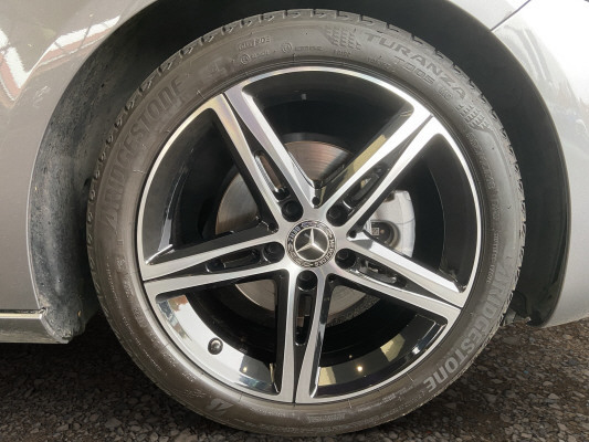 [all]12 Monate Garantie / Gratisservice 10 Jahre oder 100'000 Km ab 1.Inv. / zzgl. Ablieferungspauschale CHF 540.-[/all]


[all]

[/all]&nbsp; Airbag: Airbag Fahrer und BeifahrerAirbag: Automatische Beifahrerairbag-AbschaltungAirbag: Knie-Airbag f&uuml;r FahrerAirbag: Sidebags f&uuml;r Fahrer und Beifahrer (kombinierte Thorax-Pelvis-Airbags)Airbag: Window-KopfairbagsAntiblockiersystem (ABS)Assist: Aktiver BremssassistentAssist: Aktiver Spurhalte-AssistentAssist: Mercedes-Benz NotrufsystemAssist: R&uuml;ckfahrkameraAssist: TEMPOMAT mit LimiterDYNAMIC SELECTDekor: Zierelemente Aluminium mit CarbonschliffDekor: Zierelemente Aluminium mit Carbonschliff dunkelDoppelcupholder vorneElektronisches Stabilit&auml;ts-Programm (ESP) mit Antriebsschlupfregel ASRErste-Hilfe-Kasten und WarndreieckGarantie: MERCEDES-SWISS-INTEGRAL PaketGetriebe: Automatisches Doppelkupplungsgetriebe 7G-DCTKlima: Klimatisierungsautomatik THERMOTRONICLenkrad: Multifunktions-Sportlenkrad in LederLicht- und SichtpaketLicht: LED High Performance-ScheinwerferMERCEDES-BENZ MOBILIT&Auml;TMERCEDES-SWISS-INTEGRALMedia: Digitaler Radioempfang (DAB/DAB+)Media: Kommunikationsmodul (LTE) zur Nutzung von Mercedes me connect DienstenMedia: TouchpadParameterlenkungPolster: Polster Ledernachbildung ARTICO/Stoff Fl&eacute;ronRegensensor f&uuml;r Scheibenwischer vorneReifendruck-KontrollanzeigeRemote ServicesR&auml;der: Leichtmetallr&auml;der im 5-Doppelspeichen-Design 18JR&auml;der: Reifenreparatur-Set (Tire Fit)Sitze: Komfortsitze vorneSitze: Vordersitze manuell verstellbarVeloursfussmattenW&auml;rmed&auml;mmendes Glas, ab B-S&auml;ule dunkel get&ouml;nt AmbientebeleuchtungDachhimmel schwarzDigitales 10-Zoll-InstrumentendisplayInnenspiegel und Aussenspiegel links automatisch abblendendLackierung: Metallic-LackierungLicht: Adaptiver Fernlicht-AssistentPaket: Advantage-PaketMedia: 10-Zoll-Media-DisplayMedia: FestplattennavigationPaket: Park-Paket mit R&uuml;ckfahrkamera inkl.Paket: Spiegel-PaketPaket: Spiegel-PaketPaket: Sport-Paket Black f&uuml;r Progressive LineAussenspiegel in HochglanzschwarzR&auml;der: Leichtmetallr&auml;der im 5-Doppelspeichen-Design 18JR&auml;der: SommerreifenSitze: 4-Wege-Lordosenst&uuml;tzeSitze: R&uuml;cksitzlehne geteilt abklappbarSitze: Vordersitze heizbarVorbereitung f&uuml;r Anh&auml;ngevorrichtung