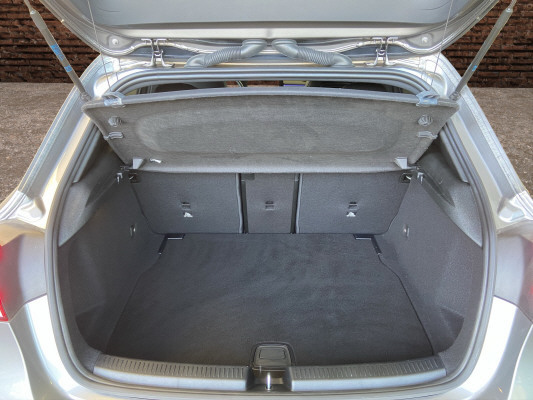 [all]12 Monate Garantie / Gratisservice 10 Jahre oder 100'000 Km ab 1.Inv. / zzgl. Ablieferungspauschale CHF 540.-[/all]


[all]

[/all]&nbsp; AMG Leichtmetallr&auml;der im 5-Doppelspei-Ablagen in den T&uuml;renAirbag: Airbag Fahrer und BeifahrerAirbag: Automatische Beifahrerairbag-AbschaltungAirbag: Knie-Airbag f&uuml;r FahrerAirbag: Seitenairbag f&uuml;r Fahrer und BeifahrerAirbag: Window-KopfairbagsAntiblockiersystem (ABS)Antriebsschlupfregelung (ASR)Assist: Aktiver BremssassistentAssist: NotrufsystemAssist: SpurhalteassistentAssist: Transparente MotorhaubeAssist:Reifendruck-KontrollanzeigeAssist:Tempomat mit variabler Geschwindigkeits-Auspuffblende, verchromtAussenspiegel in HochglanzschwarzBremsassistent (BAS)BremsbelagverschleissDYNAMIC SELECT SchalterDekor: Bordkantenzierstab in ChromDekor: Dachhimmel schwarzDiamantgrillDoppelcupholder vorneDrittes Bremslicht LEDECO Start-Stopp-FunktionEinstiegsschienen vorne mit LogoElektronisches Stabilit&auml;ts-Programm (ESP)Getriebe: Sequentielles 7-Gang-Getriebe mitHeckscheibenheizungHeckscheibenwischerH&ouml;henverstellbare Gurten vorneKEYLESS GO Start FunktionKatalysator geregeltKlima:Klimatisierungsautomatik THERMOTRONICKomfortfahrwerk mit TieferlegungKommunikationsmodulK&uuml;hlergrill schwarz gl&auml;nzendLackierung: Uni-LackierungLenkrad:Multifunktions-Sportlenkrad in Leder NappaLicht: LED Blinker im AussenspiegelLicht: LED High Performance-ScheinwerferLicht: LED-TagfahrlichtLicht: NebelschlussleuchteLicht:Adaptives BremslichtLicht:HalogenscheinwerferMake up-Spiegel linksMake up-Spiegel rechtsMedia: Digitaler Radioempfang (DAB/DAB+)Polster: Ledernachbildung ARTICO/Stoff zweifarbigRegensensor f&uuml;r Scheibenwischer vorneR&auml;der:Reifenreparatur-Set mit KompressorScheibenwischer vorne mit IntervallSeitenschwellerverkleidung in Wagen-Servolenkung geschwindigkeitsabh&auml;ngigSitzbelegungserkennung f&uuml;r BeifahrersitzSitze: 3-Punkt-Sicherheitsgurte auf allen Pl&auml;tzenSitze:Gurtstraffer vorneSitze:ISOFIX-Befestigungspunkte f&uuml;r KindersitzSitze:Komfortsitze vorneSitze:Kopfst&uuml;tzen hinten h&ouml;henverstellbarSitze:Sportsitze vorneSteckdose 12-Volt- vorneStossstangen in WagenfarbeTouchpadT&uuml;rgriffe aussen in WagenfarbeWegfahrsperre elektronischW&auml;rmed&auml;mmendes Glas, ab B-S&auml;ule dunkel get&ouml;ntZentralverriegelung mit Fernbedienung und automatischer T&uuml;rverriegelung AMG VeloursfussmattenAblagefach mit Rollo in MittelkonsoleAssist:Real Time Traffic InformationDekor: Zierelemente Aluminium mit L&auml;ngsschliff hellEntfall Typenbezeichnung auf HeckdeckelInnen- und Aussenspiegel automatischLackierung: Metallic-LackierungLicht- und SichtpaketMedia: Erweiterte NavigationsdiensteMedia: SoundsystemMedia: Vorr&uuml;stung f&uuml;r Konnektivit&auml;ts-Paket NavigationMedia:HDD Festplatten NavigationssystemPaket: Park-Paket mit R&uuml;ckfahrkameraPolsterung Ledernachbildung ARTICO /Premium-PaketArmlehne im Fond klapp- und (entnehmbar)Assist: Aktiver Parkassistent inkl. PARKTRONICInnen- und Aussenspiegel automatischKEYLESS GO Zugangs- und FahrberechtigungLicht: Ambientebeleuchtung Multi-ColourMedia: Media-DisplayMedia: SoundsystemMedia:HDD Festplatten NavigationssystemSitze: Vordersitze heizbarVolldigitales Instrumenten-DisplaySitze: R&uuml;cksitzlehne geteilt abklappbarSitze: Vordersitze heizbarSitzkomfort-PaketVolldigitales Instrumenten-Display