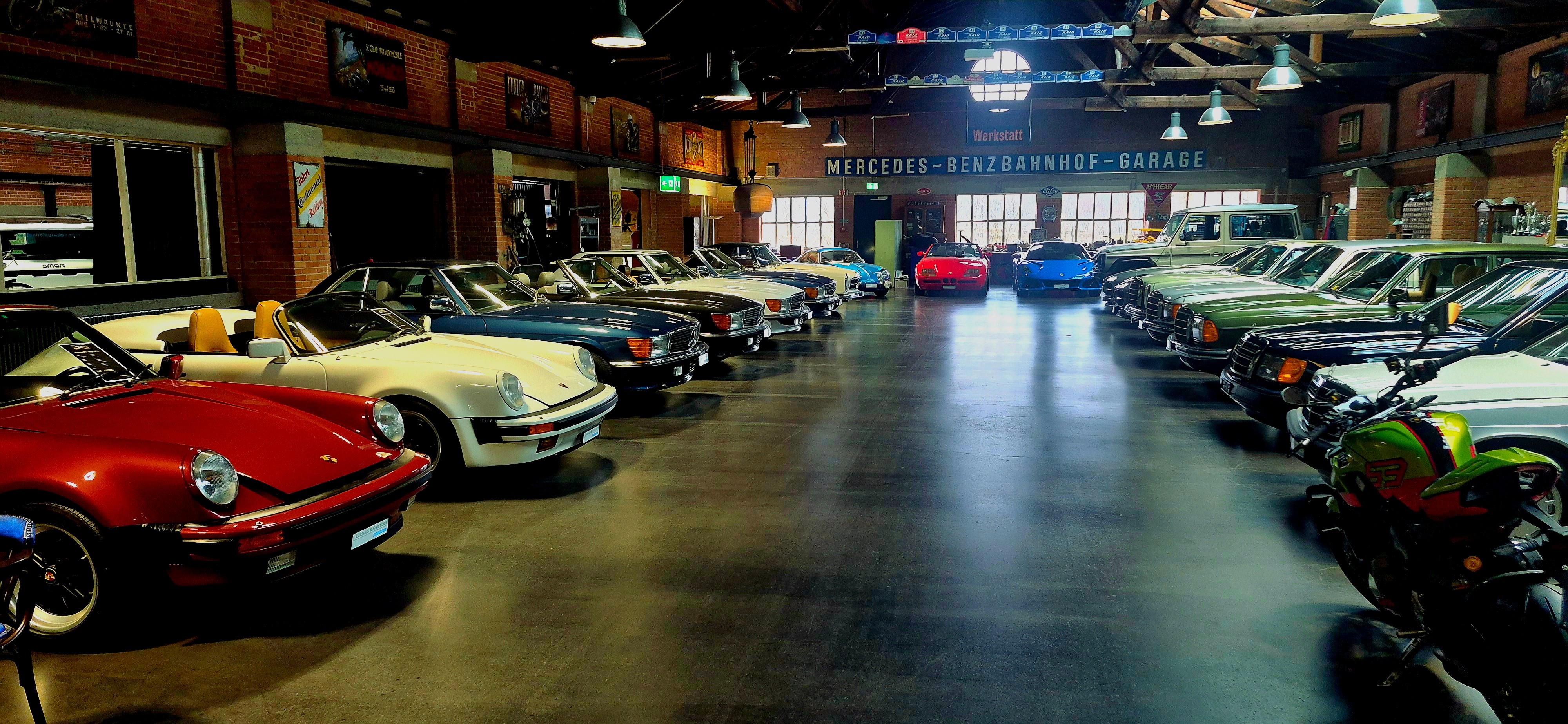 Die Baureihe 107 wurde zwischen 1971 und 1989 gebaut, 1985 wurde der SL umfangreich bearbeitet. Vom Typ 300SL wurden ab "Facelift" bis Produktionsende 13'742 Einheiten gebaut. Die R107-Baureihe geniesst schon heute Kultstatus. Problemlos zu fahren, Stoffverdeck f&uuml;r den Sommer, Hardtop f&uuml;r die &Uuml;bergangszeit. Der angebotene 300SL ist eine Werksauslieferung Sindelfingen mit einem 4-Gang Automatik-Getriebe und Echtlederausstattung.&nbsp;
