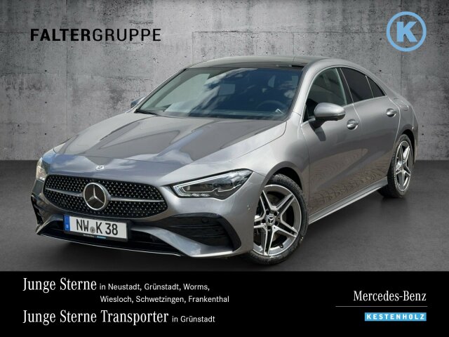 Interne Fahrzeugnr.:: 0921229Ausstattungslinien und -Pakete:  AMG Leder-Paket,   AMG Line,   AMG Line Premium Plus,   AMG Styling,   Fahrassistenz-Paket,   Licht- und Sicht-Paket,   Park-Paket mit 360 Grad-Kamera,   Premium-Plus-Paket,   Sitzkomfort-Paket,   Spiegel-Paket,   USB-Paket Plus,   Winter-PaketExterieur:  Außenspiegel elektrisch anklappbar,   Digitales Extra: Sportlicher Motorsound,   Kraftstoffbehälter mit 51 Liter Inhalt,   Mild Hybrid Antrieb,   Multibeam LED,   Scheibenwaschanlage beheizt,   Scheibenwischer mit Regensensor,   Sportbremsanlage,   Wärmedämmend dunkel getöntes GlasInterieur:  4-Wege-Lordosenstütze,   Ambientebeleuchtung,   Armlehne im Fond,   Doppelcupholder,   Innenhimmel Stoff schwarz,   Innenspiegel automatisch abblendend,   Klimatisierungsautomatik Thermotronic,   Sitzheizung für Fahrer und Beifahrer,   Sitzlehnen im Fond klappbar,   Sonnenblende mit beleuchtetem Make-up-Spiegel,   Sportsitze,   Zierelemente Aluminium mit Längsschliff hellMultimedia:  Advanced Soundsystem,   Digitales Extra: Android Auto,   Digitales Extra: Apple CarPlay,   Digitales Extra: Erweiterte Funktionen MBUX,   Digitales Extra: Festplatten-Navigation,   Digitales Extra: MBUX Augmented Reality für Navigation,   Digitales Extra: MBUX Navigation Premium,   Digitales Extra: Smartphone Integration,   Digitales Radio,   Head-Up Display,   Kabelloses Ladesystem für mobile Endgeräte vorn,   MBUX Multimediasystem,   Mercedes-Benz Notrufsystem,   Volldigitales Instrumenten-DisplayKomfort und Umwelt:  8G-DCT,   360°-Kamera,   Adaptiver Fernlicht Assistent plus,   Aktiver Geschwindigkeitslimit-Assistent,   Aktiver Lenk-Assistent,   Aktiver Park-Assistent mit PARKTRONIC,   Digitales Extra: Verkehrszeichen-Assistent,   Direktlenkung,   Dynamic Select,   Erweitertes automatisches Wiederanfahren im Stau,   Fahrersitz elektrisch einstellbar mit Memory-Funktion,   Galvanisierte Lenkradschaltpaddles,   Hands-Free Access,   i-Size Kindersitzbefestigung,   Keyless-Go,   Keyless-Go Komfort Paket,   Komfortfahrwerk mit Tieferlegung,   Lenkradheizung,   MBUX Interieur-Assistent,   Multifunktions-Sportlenkrad in Leder Nappa,   Panorama-Schiebedach,   Streckenbasierte Geschwindigkeitsanpassung,   Vordersitz rechts elektrisch verstellbar mit Memory-FunktionSicherheit:  Aktiver Abstands-Assistent DISTRONIC,   Ausstiegswarnfunktion,   Kneebag,   PRE-SAFE ® -System.