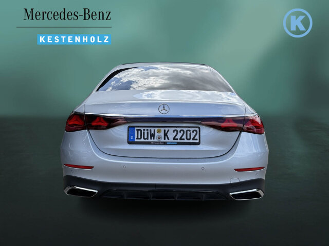 Interne Fahrzeugnr.:: 0422569281Ausstattungslinien und -Pakete:  Akustik-Komfort-Paket,   AMG Line Exterieur,   AMG Line Interieur,   AMG Line Premium,   AMG Styling,   Fahrassistenz-Paket Plus,   Leder-Paket,   Memory-Paket,   Night-Paket,   Park-Paket mit 360 Grad-Kamera,   Premium-Paket,   USB-Paket Plus,   Winter-PaketExterieur:  50,8 cm (20") AMG Leichtmetallräder im Vielspeichen-Design,   Anhängevorrichtung mit ESP® Anhängerstabilisierung,   Außenspiegel elektrisch anklappbar,   Bremsanlage mit größeren Bremsscheiben an der Vorderachse,   Diesel-Abgasreinigung mit SDPF,   Digitales Extra: Sportlicher Motorsound,   DIGITAL LIGHT,   Einstiegsleisten mit "Mercedes-Benz" Schriftzug, beleuchtet,   Identifikationsschild mit VIN-Nummer,   Kraftstoffbehälter mit 66 Liter Inhalt,   Mild Hybrid Antrieb,   Scheibenwaschanlage beheizt,   Steuercode Umstellung WLTP mit RDE,   Umfeldbeleuchtung mit Projektion des Markenlogos,   Wärmedämmend dunkel getöntes GlasInterieur:  4-Wege-Lordosenstütze,   Aktive Ambientebeleuchtung,   AMG Fußmatten,   Innenhimmel Stoff schwarz,   Klimatisierungsautomatik THERMATIC,   Komfortsitze,   Mittelkonsole Holz Ahorn braun offenporig aluminium lines,   Sitzbelegungserkennung für Fondsitze,   Sitzheizung im Fond,   Sitzlehnen im Fond klappbarMultimedia:  Ambientebeleuchtung Plus,   Beifahrerdisplay,   Burmester® 4D-Surround-Soundsystem,   Digitales Extra: Android Auto,   Digitales Extra: Apple CarPlay,   Digitales Extra: Festplatten-Navigation,   Digitales Extra: MBUX Augmented Reality für Navigation,   Digitales Extra: MBUX Navigation Premium,   Digitales Extra: Smartphone Integration,   Digitales Extra: Vorrüstung für Live Traffic Information,   Digitales Extra: Vorrüstung für Navigationsdienste,   Digitales Radio,   Fahrerdisplay,   Kabelloses Ladesystem für mobile Endgeräte vorn,   Kommunikationsmodul (5G) für die Nutzung von Digitalen Extras,   MBUX Superscreen,   Mercedes-Benz Notrufsystem,   Vorrüstung für digitalen Fahrzeugschlüssel für Smartphone,   Vorrüstung für digitale Schlüsselübergabe,   Vorrüstung für digitales Radio,   ZentraldisplayKomfort und Umwelt:  9G-TRONIC,   360°-Kamera,   Abgasreinigung EURO 6 Technik,   Adaptiver Fernlicht Assistent plus,   AGILITY CONTROL Fahrwerk mit selektivem Dämpfungssystem und Tieferlegung,   Aktiver Geschwindigkeitslimit-Assistent,   Aktiver Lenk-Assistent,   Aktiver Park-Assistent mit PARKTRONIC,   Aktiver Spurhalte-Assistent,   Aktiver Spurwechselassistent,   Ausweichunterstützung (Ausweichassistent),   Digitales Extra: Anhängerrangier-Assistent,   Digitales Extra: Verkehrszeichen-Assistent,   Erweitertes automatisches Wiederanfahren im Stau,   Hands-Free Access,   i-Size-Kinder-Rückhaltesystem,   Innen- und Außenspiegel automatisch abblendend,   Keyless-Go,   Keyless-Go Komfort Paket,   Kofferraumdeckel-Komfortschließung,   Lenkradheizung,   Multifunktions-Sportlenkrad in Leder Nappa,   Panorama-Schiebedach,   Selfie- und Videokamera,   Sitzklimatisierung für Fahrer und Beifahrer,   Standheizung,   Streckenbasierte GeschwindigkeitsanpassungSicherheit:  Aktiver Abstands-Assistent DISTRONIC,   Automatische Beifahrerairbag-Abschaltung,   Einbruch- und Diebstahlwarnanlage mit Vorrüstung für Kollisionserkennung,   Fahrerbeobachtungskamera,   Fußgängerschutz,   GUARD 360° Fahrzeugschutz Plus,   Innenraumabsicherung,   Kneebag,   Mittenairbag,   PRE-SAFE-System Impuls Seite,   Reifendruckkontrolle (RDK),   Sichtschutzfunktion Beifahrerdisplay,   TIREFITZustand/Papiere:  COC-Papier EU6 mit Zulassungsbescheinigung Teil IIWeiteres: Fahrzeug mit Haltedauer! Abgabe frühestens 90 Tage nach Erstzulassung! Modelljahrcode.