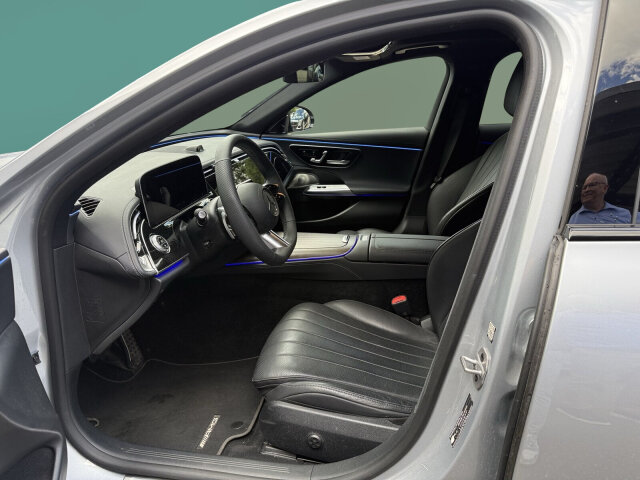Interne Fahrzeugnr.:: 0422569281Ausstattungslinien und -Pakete:  Akustik-Komfort-Paket,   AMG Line Exterieur,   AMG Line Interieur,   AMG Line Premium,   AMG Styling,   Fahrassistenz-Paket Plus,   Leder-Paket,   Memory-Paket,   Night-Paket,   Park-Paket mit 360 Grad-Kamera,   Premium-Paket,   USB-Paket Plus,   Winter-PaketExterieur:  50,8 cm (20") AMG Leichtmetallräder im Vielspeichen-Design,   Anhängevorrichtung mit ESP® Anhängerstabilisierung,   Außenspiegel elektrisch anklappbar,   Bremsanlage mit größeren Bremsscheiben an der Vorderachse,   Diesel-Abgasreinigung mit SDPF,   Digitales Extra: Sportlicher Motorsound,   DIGITAL LIGHT,   Einstiegsleisten mit "Mercedes-Benz" Schriftzug, beleuchtet,   Identifikationsschild mit VIN-Nummer,   Kraftstoffbehälter mit 66 Liter Inhalt,   Mild Hybrid Antrieb,   Scheibenwaschanlage beheizt,   Steuercode Umstellung WLTP mit RDE,   Umfeldbeleuchtung mit Projektion des Markenlogos,   Wärmedämmend dunkel getöntes GlasInterieur:  4-Wege-Lordosenstütze,   Aktive Ambientebeleuchtung,   AMG Fußmatten,   Innenhimmel Stoff schwarz,   Klimatisierungsautomatik THERMATIC,   Komfortsitze,   Mittelkonsole Holz Ahorn braun offenporig aluminium lines,   Sitzbelegungserkennung für Fondsitze,   Sitzheizung im Fond,   Sitzlehnen im Fond klappbarMultimedia:  Ambientebeleuchtung Plus,   Beifahrerdisplay,   Burmester® 4D-Surround-Soundsystem,   Digitales Extra: Android Auto,   Digitales Extra: Apple CarPlay,   Digitales Extra: Festplatten-Navigation,   Digitales Extra: MBUX Augmented Reality für Navigation,   Digitales Extra: MBUX Navigation Premium,   Digitales Extra: Smartphone Integration,   Digitales Extra: Vorrüstung für Live Traffic Information,   Digitales Extra: Vorrüstung für Navigationsdienste,   Digitales Radio,   Fahrerdisplay,   Kabelloses Ladesystem für mobile Endgeräte vorn,   Kommunikationsmodul (5G) für die Nutzung von Digitalen Extras,   MBUX Superscreen,   Mercedes-Benz Notrufsystem,   Vorrüstung für digitalen Fahrzeugschlüssel für Smartphone,   Vorrüstung für digitale Schlüsselübergabe,   Vorrüstung für digitales Radio,   ZentraldisplayKomfort und Umwelt:  9G-TRONIC,   360°-Kamera,   Abgasreinigung EURO 6 Technik,   Adaptiver Fernlicht Assistent plus,   AGILITY CONTROL Fahrwerk mit selektivem Dämpfungssystem und Tieferlegung,   Aktiver Geschwindigkeitslimit-Assistent,   Aktiver Lenk-Assistent,   Aktiver Park-Assistent mit PARKTRONIC,   Aktiver Spurhalte-Assistent,   Aktiver Spurwechselassistent,   Ausweichunterstützung (Ausweichassistent),   Digitales Extra: Anhängerrangier-Assistent,   Digitales Extra: Verkehrszeichen-Assistent,   Erweitertes automatisches Wiederanfahren im Stau,   Hands-Free Access,   i-Size-Kinder-Rückhaltesystem,   Innen- und Außenspiegel automatisch abblendend,   Keyless-Go,   Keyless-Go Komfort Paket,   Kofferraumdeckel-Komfortschließung,   Lenkradheizung,   Multifunktions-Sportlenkrad in Leder Nappa,   Panorama-Schiebedach,   Selfie- und Videokamera,   Sitzklimatisierung für Fahrer und Beifahrer,   Standheizung,   Streckenbasierte GeschwindigkeitsanpassungSicherheit:  Aktiver Abstands-Assistent DISTRONIC,   Automatische Beifahrerairbag-Abschaltung,   Einbruch- und Diebstahlwarnanlage mit Vorrüstung für Kollisionserkennung,   Fahrerbeobachtungskamera,   Fußgängerschutz,   GUARD 360° Fahrzeugschutz Plus,   Innenraumabsicherung,   Kneebag,   Mittenairbag,   PRE-SAFE-System Impuls Seite,   Reifendruckkontrolle (RDK),   Sichtschutzfunktion Beifahrerdisplay,   TIREFITZustand/Papiere:  COC-Papier EU6 mit Zulassungsbescheinigung Teil IIWeiteres: Fahrzeug mit Haltedauer! Abgabe frühestens 90 Tage nach Erstzulassung! Modelljahrcode.