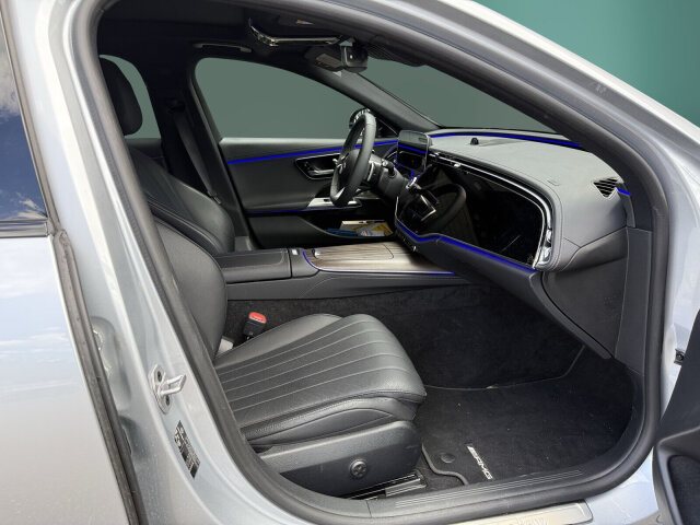 Interne Fahrzeugnr.:: 0422569281Ausstattungslinien und -Pakete:  Akustik-Komfort-Paket,   AMG Line Exterieur,   AMG Line Interieur,   AMG Line Premium,   AMG Styling,   Fahrassistenz-Paket Plus,   Leder-Paket,   Memory-Paket,   Night-Paket,   Park-Paket mit 360 Grad-Kamera,   Premium-Paket,   USB-Paket Plus,   Winter-PaketExterieur:  50,8 cm (20") AMG Leichtmetallräder im Vielspeichen-Design,   Anhängevorrichtung mit ESP® Anhängerstabilisierung,   Außenspiegel elektrisch anklappbar,   Bremsanlage mit größeren Bremsscheiben an der Vorderachse,   Diesel-Abgasreinigung mit SDPF,   Digitales Extra: Sportlicher Motorsound,   DIGITAL LIGHT,   Einstiegsleisten mit "Mercedes-Benz" Schriftzug, beleuchtet,   Identifikationsschild mit VIN-Nummer,   Kraftstoffbehälter mit 66 Liter Inhalt,   Mild Hybrid Antrieb,   Scheibenwaschanlage beheizt,   Steuercode Umstellung WLTP mit RDE,   Umfeldbeleuchtung mit Projektion des Markenlogos,   Wärmedämmend dunkel getöntes GlasInterieur:  4-Wege-Lordosenstütze,   Aktive Ambientebeleuchtung,   AMG Fußmatten,   Innenhimmel Stoff schwarz,   Klimatisierungsautomatik THERMATIC,   Komfortsitze,   Mittelkonsole Holz Ahorn braun offenporig aluminium lines,   Sitzbelegungserkennung für Fondsitze,   Sitzheizung im Fond,   Sitzlehnen im Fond klappbarMultimedia:  Ambientebeleuchtung Plus,   Beifahrerdisplay,   Burmester® 4D-Surround-Soundsystem,   Digitales Extra: Android Auto,   Digitales Extra: Apple CarPlay,   Digitales Extra: Festplatten-Navigation,   Digitales Extra: MBUX Augmented Reality für Navigation,   Digitales Extra: MBUX Navigation Premium,   Digitales Extra: Smartphone Integration,   Digitales Extra: Vorrüstung für Live Traffic Information,   Digitales Extra: Vorrüstung für Navigationsdienste,   Digitales Radio,   Fahrerdisplay,   Kabelloses Ladesystem für mobile Endgeräte vorn,   Kommunikationsmodul (5G) für die Nutzung von Digitalen Extras,   MBUX Superscreen,   Mercedes-Benz Notrufsystem,   Vorrüstung für digitalen Fahrzeugschlüssel für Smartphone,   Vorrüstung für digitale Schlüsselübergabe,   Vorrüstung für digitales Radio,   ZentraldisplayKomfort und Umwelt:  9G-TRONIC,   360°-Kamera,   Abgasreinigung EURO 6 Technik,   Adaptiver Fernlicht Assistent plus,   AGILITY CONTROL Fahrwerk mit selektivem Dämpfungssystem und Tieferlegung,   Aktiver Geschwindigkeitslimit-Assistent,   Aktiver Lenk-Assistent,   Aktiver Park-Assistent mit PARKTRONIC,   Aktiver Spurhalte-Assistent,   Aktiver Spurwechselassistent,   Ausweichunterstützung (Ausweichassistent),   Digitales Extra: Anhängerrangier-Assistent,   Digitales Extra: Verkehrszeichen-Assistent,   Erweitertes automatisches Wiederanfahren im Stau,   Hands-Free Access,   i-Size-Kinder-Rückhaltesystem,   Innen- und Außenspiegel automatisch abblendend,   Keyless-Go,   Keyless-Go Komfort Paket,   Kofferraumdeckel-Komfortschließung,   Lenkradheizung,   Multifunktions-Sportlenkrad in Leder Nappa,   Panorama-Schiebedach,   Selfie- und Videokamera,   Sitzklimatisierung für Fahrer und Beifahrer,   Standheizung,   Streckenbasierte GeschwindigkeitsanpassungSicherheit:  Aktiver Abstands-Assistent DISTRONIC,   Automatische Beifahrerairbag-Abschaltung,   Einbruch- und Diebstahlwarnanlage mit Vorrüstung für Kollisionserkennung,   Fahrerbeobachtungskamera,   Fußgängerschutz,   GUARD 360° Fahrzeugschutz Plus,   Innenraumabsicherung,   Kneebag,   Mittenairbag,   PRE-SAFE-System Impuls Seite,   Reifendruckkontrolle (RDK),   Sichtschutzfunktion Beifahrerdisplay,   TIREFITZustand/Papiere:  COC-Papier EU6 mit Zulassungsbescheinigung Teil IIWeiteres: Fahrzeug mit Haltedauer! Abgabe frühestens 90 Tage nach Erstzulassung! Modelljahrcode.