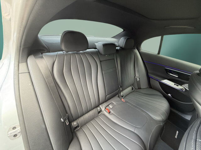 Interne Fahrzeugnr.:: 0422569281Ausstattungslinien und -Pakete:  Akustik-Komfort-Paket,   AMG Line Exterieur,   AMG Line Interieur,   AMG Line Premium,   AMG Styling,   Fahrassistenz-Paket Plus,   Leder-Paket,   Memory-Paket,   Night-Paket,   Park-Paket mit 360 Grad-Kamera,   Premium-Paket,   USB-Paket Plus,   Winter-PaketExterieur:  50,8 cm (20") AMG Leichtmetallräder im Vielspeichen-Design,   Anhängevorrichtung mit ESP® Anhängerstabilisierung,   Außenspiegel elektrisch anklappbar,   Bremsanlage mit größeren Bremsscheiben an der Vorderachse,   Diesel-Abgasreinigung mit SDPF,   Digitales Extra: Sportlicher Motorsound,   DIGITAL LIGHT,   Einstiegsleisten mit "Mercedes-Benz" Schriftzug, beleuchtet,   Identifikationsschild mit VIN-Nummer,   Kraftstoffbehälter mit 66 Liter Inhalt,   Mild Hybrid Antrieb,   Scheibenwaschanlage beheizt,   Steuercode Umstellung WLTP mit RDE,   Umfeldbeleuchtung mit Projektion des Markenlogos,   Wärmedämmend dunkel getöntes GlasInterieur:  4-Wege-Lordosenstütze,   Aktive Ambientebeleuchtung,   AMG Fußmatten,   Innenhimmel Stoff schwarz,   Klimatisierungsautomatik THERMATIC,   Komfortsitze,   Mittelkonsole Holz Ahorn braun offenporig aluminium lines,   Sitzbelegungserkennung für Fondsitze,   Sitzheizung im Fond,   Sitzlehnen im Fond klappbarMultimedia:  Ambientebeleuchtung Plus,   Beifahrerdisplay,   Burmester® 4D-Surround-Soundsystem,   Digitales Extra: Android Auto,   Digitales Extra: Apple CarPlay,   Digitales Extra: Festplatten-Navigation,   Digitales Extra: MBUX Augmented Reality für Navigation,   Digitales Extra: MBUX Navigation Premium,   Digitales Extra: Smartphone Integration,   Digitales Extra: Vorrüstung für Live Traffic Information,   Digitales Extra: Vorrüstung für Navigationsdienste,   Digitales Radio,   Fahrerdisplay,   Kabelloses Ladesystem für mobile Endgeräte vorn,   Kommunikationsmodul (5G) für die Nutzung von Digitalen Extras,   MBUX Superscreen,   Mercedes-Benz Notrufsystem,   Vorrüstung für digitalen Fahrzeugschlüssel für Smartphone,   Vorrüstung für digitale Schlüsselübergabe,   Vorrüstung für digitales Radio,   ZentraldisplayKomfort und Umwelt:  9G-TRONIC,   360°-Kamera,   Abgasreinigung EURO 6 Technik,   Adaptiver Fernlicht Assistent plus,   AGILITY CONTROL Fahrwerk mit selektivem Dämpfungssystem und Tieferlegung,   Aktiver Geschwindigkeitslimit-Assistent,   Aktiver Lenk-Assistent,   Aktiver Park-Assistent mit PARKTRONIC,   Aktiver Spurhalte-Assistent,   Aktiver Spurwechselassistent,   Ausweichunterstützung (Ausweichassistent),   Digitales Extra: Anhängerrangier-Assistent,   Digitales Extra: Verkehrszeichen-Assistent,   Erweitertes automatisches Wiederanfahren im Stau,   Hands-Free Access,   i-Size-Kinder-Rückhaltesystem,   Innen- und Außenspiegel automatisch abblendend,   Keyless-Go,   Keyless-Go Komfort Paket,   Kofferraumdeckel-Komfortschließung,   Lenkradheizung,   Multifunktions-Sportlenkrad in Leder Nappa,   Panorama-Schiebedach,   Selfie- und Videokamera,   Sitzklimatisierung für Fahrer und Beifahrer,   Standheizung,   Streckenbasierte GeschwindigkeitsanpassungSicherheit:  Aktiver Abstands-Assistent DISTRONIC,   Automatische Beifahrerairbag-Abschaltung,   Einbruch- und Diebstahlwarnanlage mit Vorrüstung für Kollisionserkennung,   Fahrerbeobachtungskamera,   Fußgängerschutz,   GUARD 360° Fahrzeugschutz Plus,   Innenraumabsicherung,   Kneebag,   Mittenairbag,   PRE-SAFE-System Impuls Seite,   Reifendruckkontrolle (RDK),   Sichtschutzfunktion Beifahrerdisplay,   TIREFITZustand/Papiere:  COC-Papier EU6 mit Zulassungsbescheinigung Teil IIWeiteres: Fahrzeug mit Haltedauer! Abgabe frühestens 90 Tage nach Erstzulassung! Modelljahrcode.