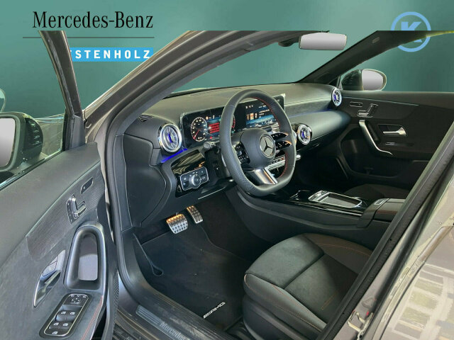 Interne Fahrzeugnr.:: 0522569156Ausstattungslinien und -Pakete:  Advanced-Plus-Paket mit  Digitalen Extras,   AMG Line,   AMG Line Advanced Plus,   AMG Styling,   Digitales Extra: Individualisierungs-Paket,   Laderaum-Paket,   Licht- und Sicht-Paket,   Night-Paket,   Park-Paket mit 360 Grad-Kamera,   Sitzkomfort-Paket,   Spiegel-Paket,   USB-Paket Plus,   Winter-PaketExterieur:  AIRPANEL,   Anhängevorrichtung mit ESP® Anhängerstabilisierung,   Außenspiegel elektrisch anklappbar,   Digitales Extra: Sportlicher Motorsound,   Gummigelagertes Lenkgetriebe,   Multibeam LED,   Scheibenwaschanlage beheizt,   Scheibenwischer mit Regensensor,   Sportbremsanlage,   Umfeldbeleuchtung mit Projektion des Markenlogos,   Verbundlenkerachse,   Wärmedämmend dunkel getöntes GlasInterieur:  4-Wege-Lordosenstütze,   12V-Steckdose im Gepäckraum,   Ablagefach in Mittelkonsole mit Rollo,   Ambientebeleuchtung,   Armlehne im Fond,   Bedienungsanleitung und Serviceinformation - deutsch,   Doppelcupholder,   Gepäcknetz an Fahrer- und Beifahrerlehne,   Innenhimmel Stoff schwarz,   Innenspiegel automatisch abblendend,   Klimatisierungsautomatik THERMATIC,   Sitzheizung für Fahrer und Beifahrer,   Sitzlehnen im Fond klappbar,   Sonnenblende mit beleuchtetem Make-up-Spiegel,   Sportsitze,   Stoff / Kunstleder / Mikrofaser,   Zierelemente Holz Linde schwarz offenporigMultimedia:  3 Jahre kostenfreie Navigations-Updates für Kartendaten,   Central Media Display,   Digitales Extra: Android Auto,   Digitales Extra: Apple CarPlay,   Digitales Extra: Erweiterte Funktionen MBUX,   Digitales Extra: Festplatten-Navigation,   Digitales Extra: MBUX Navigation Premium,   Digitales Extra: Remote Services,   Digitales Extra: Smartphone Integration,   Digitales Extra: Vorrüstung für Live Traffic Information,   Digitales Extra: Vorrüstung für Navigationsdienste,   Digitales Radio,   GPS-Antenne,   Kabelloses Ladesystem für mobile Endgeräte vorn,   Kommunikationsmodul (LTE) für die Nutzung von Mercedes me connect Diensten,   MBUX Multimediasystem,   Mercedes-Benz Notrufsystem,   Sprache Kombiinstrument - deutsch,   Volldigitales Instrumenten-Display,   Vorrüstung für digitale Schlüsselübergabe,   Vorrüstung für digitales RadioKomfort und Umwelt:  7G-DCT,   360°-Kamera,   Abgasnorm EU6,   Adaptiver Fernlicht Assistent plus,   Aktiver Park-Assistent mit PARKTRONIC,   Aktiver Spurhalte-Assistent,   Digitales Extra: Verkehrszeichen-Assistent,   Direktlenkung,   Dynamic Select,   Fahrersitz elektrisch einstellbar mit Memory-Funktion,   Galvanisierte Lenkradschaltpaddles,   i-Size Kindersitzbefestigung,   Keyless-Go,   Komfortfahrwerk mit Tieferlegung,   Lenkradheizung,   Multifunktions-Sportlenkrad in Leder Nappa,   Passive Personenanwesenheitserinnerung,   Standheizung,   Totwinkel-Assistent,   Vordersitz rechts elektrisch verstellbar mit Memory-Funktion,   Vorrüstung für DISTRONICSicherheit:  Aktiver Abstands-Assistent DISTRONIC,   Aktiver Brems-Assistent,   Ausstiegswarnfunktion,   Automatische Beifahrerairbag-Abschaltung,   Einbruch- und Diebstahlwarnanlage mit Vorrüstung für Kollisionserkennung,   Fingerabdrucksensor,   Fondgurt-Statusanzeige im Kombiinstrument,   Fußgängerschutz,   GUARD 360° Fahrzeugschutz Plus mit Digitalen Extras,   Innenraumabsicherung,   Kneebag,   Lenkradbedienung für Aktiven Abstands-Assistent DISTRONIC,   Reifendruckkontrolle (RDK),   Vorrüstung für GUARD 360° Services,   Warnweste für FahrerWeiteres: Fahrzeug mit Haltedauer! Abgabe frühestens 90 Tage nach Erstzulassung! PRODUKTIONSSTANDORT FAHRZEUG RASTATT,   Vorteilsangebot.
