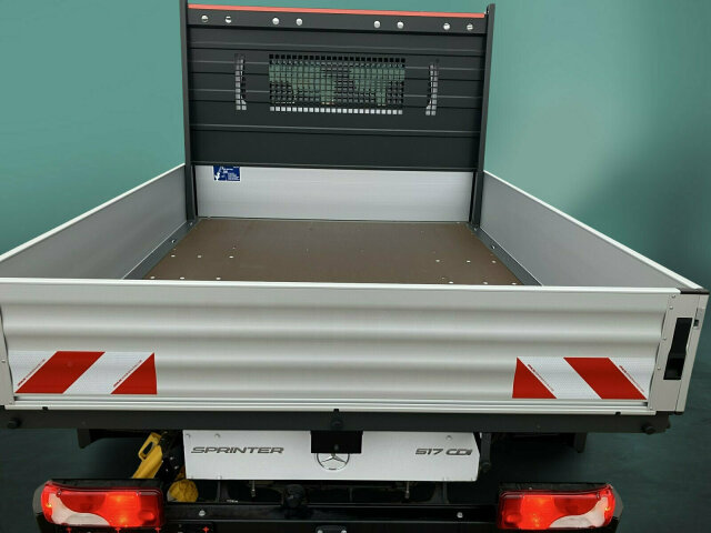 Interne Fahrzeugnr.:: 0922997Ausstattungslinien und -Pakete:  Akustikpaket,   Basic,   Ladepaket Instrumententafel,   Modellgeneration 1,   Pro,   Raucher-PaketExterieur:  Anhängerkupplung, für erhöhte Anhängelast 3,5 t,   Anhängersteckdose 13-Polig,   Außenspiegel heizbar und elektrisch verstellbar,   Baureihe C907 / C910 Sprinter,   Baureihe C907 VS30 RWD,   Fahrgestell mit Doppelkabine,   Generator 14 V / 250 A,   Geräuschmaßnahmen,   Haupttank 71 Liter,   Inland - Code,   Komplettfahrzeug,   Leiterträger hinter Fahrerhaus,   Länderausführung EU - EFTA - UK,   Längsträgerverstärkung,   ohne Auf-/Ablastung  5.000 kg,   Premium Komplettradschutz (3 Jahre),   Pritsche mit Alubordwänden,   Reserveradhalter unter Rahmenende,   Schlußquerträger geschraubt,   Seitliche Markierungsleuchten,   Seitliche Schutzvorrichtung,   Spiegelhalter verlängert,   Stahlräder Sonderlackierung,   Staukästen rechts und links unter Pritsche,   Steuercode Umstellung WLTP,   Steuercode Werk 065,   Umrißleuchten,   Unterfahrschutz EG,   Unterlegkeil,   Vliesbatterie 12 V 92 Ah,   Vorderachse mit erhöhter Traglast,   Wegfall Parklicht,   Wärmed. Glas mit Bandfilter an der FrontscheibeInterieur:  Ablagefach unter Cockpit,   Ablage über Frontscheibe,   Allwetter Fußmatten,   Armlehne für Fahrersitz,   Bedienung Tachograph vorn unter Dachhimmel,   Beifahrersitz Zweisitzer,   Fahrersitz,   Haltegriffe für Einstieg Fahrer und Beifahrer,   Innenspiegel,   Intelligenter Tachograf EU,   Klappdeckel für Ablagefach,   Kleiderhaken im Fahrgastraum,   Klemmleiste für Elektroanschluss,   Linkslenker,   Rückwandfenster,   Sitzbelegungserkennung Fahrersitz,   Stoff Maturin schwarz,   Tachometer km/h,   USB-Steckdose 5 VMultimedia:  Digitale Betriebsanleitung,   Digitales Extra: Festplatten-Navigation,   Digitales Extra: Remote Services Plus,   Digitales Radio (DAB),   Headunit Europa/GUS-Staaten/Mongolei,   Kombiinstrument mit Farbdisplay,   Kommunikationsmodul (LTE) für digitale Dienste,   Live Traffic Information,   MBUX Multimediasystem,   Mercedes-Benz Notrufsystem,   Vorrüstung Elektrik, parametrierbares SondermodulKomfort und Umwelt:  9G-TRONIC,   Abgasreinigung SCR Generation 4,   Abgasstufe E (für schwere Nutzfahrzeuge),   Aktiver Spurhalte-Assistent,   Anfahrinformations-Assistent,   Attention Assist,   Aussentemperaturanzeige,   Berganfahrhilfe,   ECO Start-Stop Funktion,   Fahrlichtassistent,   Hydraulik - Wagenheber,   Intelligenter Geschwindigkeitsassistent (ISA),   Lenkrad in Neigung und Höhe verstellbar,   Mercedes-Benz MobiloVan mit DSB und GgD,   Motorausführung Euro VI,   Multifunktionslenkrad,   Regensensor,   Rückfahrkamera,   Seitenwind-Assistent,   Starthilfe - Kontakt,   Tempomat,   Totwinkel-Assistent,   Verkehrszeichen-Assistent,   Warmwasser-ZusatzheizungSicherheit:  Adaptives Bremslicht,   Airbag Fahrer,   Aktiver Brems-Assistent,   Beifahrerairbag,   Gurtwarneinrichtung für Beifahrer,   Gurtwarneinrichtung für Fahrersitz,   Gurtwarneinrichtung für Fondbestuhlung,   HOLD-Funktion,   Reifendrucküberwachung an VA u. HA, drahtlos,   Verbandtasche,   WarndreieckZustand/Papiere:  COC-PapiereWeiteres:  Abbiege-Assistent,   AEJ X4/1,   Änderungsjahr G4-I,   Bezugsmasse mindestens 2381 kg notwendig,   Europa,   Fahrzeug HVO fähig,   Fertigung Ludwigsfelde,   Geschwindigkeitsbegrenzung 90 km/h EG,   halbautomatisch geregelt Klimaanlage TEMPMATIC,   Hersteller Mercedes-Benz AG,   Kundenauftrag VdZ,   OM 654 DE 20 LA 125 kW (170 PS) 3800/min,   Pannenmanagement,   Rundumkennl.gelb vorn li.,   Schilder / Druckschriften deutsch,   Stabilisierung Stufe II,   Steuercode -  BZM Prüfung,   VIN codierte Fahrzeugdaten mit Prüfziffer,   Zulassung N2,   Achsübersetzung          i = 4,727,   Modelljahr 5.