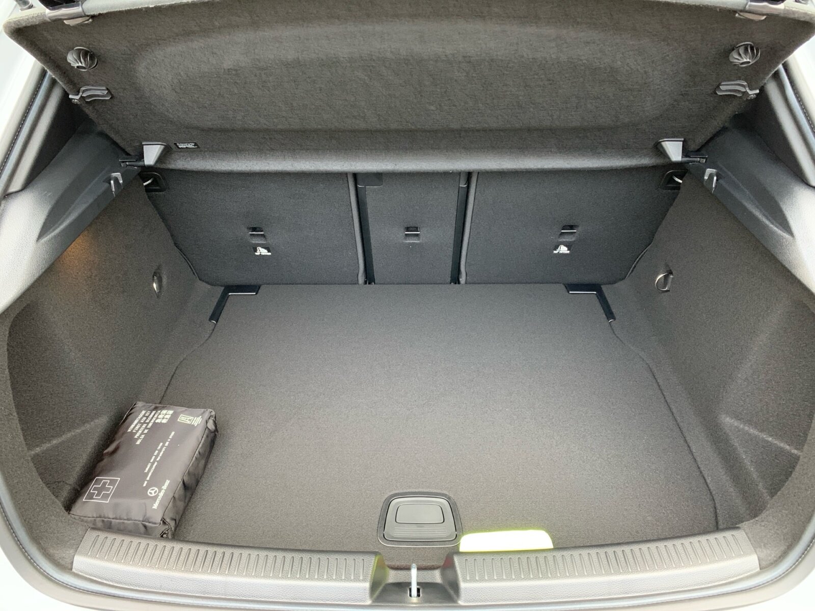 Ausstattungslinien und -Pakete:  Ausstattungs-Paket: Advanced Plus,   Ausstattungs-Paket USB Plus,   Design- und Ausstattungslinie AMG Line,   Licht- und Sicht-Paket:  Night-Paket:  Park-Paket:  Spiegel-Paket:  Styling-Paket (AMG / Exterieur)Exterieur:  Außenspiegel elektr. anklappbar,   Außenspiegel elektr. verstell- und heizbar, beide,   Außenspiegel schwarz lackiert,   Bremsanlage: Sportausführung,   Kühlergrill Diamant-Optik,   LED-Tagfahrlicht:  LED High Performance-Scheinwerfer:  LM-Felgen:  Scheibenwaschanlage beheizt,   Scheibenwischer mit Regensensor,   Seitenscheiben hinten und Heckscheibe abgedunkelt,   Seitenschweller Wagenfarbe,   Sonderlackierung Uni-Lackierung Alpingrau (designo-Lack)Interieur:  Ambiente-Beleuchtung:  Edelstahlpedale Sportdesign,   Fensterheber elektrisch vorn + hinten:  Fußmatten AMG,   Getränkehalter vorn (doppelt),   Innenausstattung: Zierteile Aluminium Längsschliff,   Innenhimmel schwarz,   Innenhimmel Stoff,   Klimatisierungsautomatik THERMATIC:  Kopf-Airbag-System (Windowbag),   Lendenwirbelstützen vorn, elektr. verstellbar,   Lenkrad mit Schaltwippen/-tasten, galvanisiert,   Mittelarmlehne hinten,   Mittelkonsole vorn mit Rollo / Ablage,   Rücksitzlehne geteilt / klappbar,   Service-System: Fingerabdruck-Scanner für MBUX,   Sitzbezug / Polsterung: Ledernachbildung Artico / Dinamica,   Sitzheizung vorn:  Sonnenblenden mit Spiegel (beleuchtet),   Touchpad (Mittelkonsole),   USB-Anschluss im FondMultimedia:  DAB-Tuner (Radioempfang digital),   Digitales Instrumenten-Display,   Fahrzeug Setup (Onlinedienste / Apps),   Infotainment-System: Remote Service Plus,   Kommunikationsmodul (LTE) Vorbereitung Mercedes me connect,   Mercedes-Benz Notrufsystem:  Motorakustik über Lautsprecher (innen),   Multimedia-Display:  Multimediasystem MBUX (Digitales Multimedia-System),   Sprachbediensystem Erweiterte Funktionen (MBUX)Komfort und Umwelt:  Außen-/Innenspiegel mit Abblendautomatik,   Direktlenkung mit variabler Lenkkraft-Unterstützung,   Fahrassistenz-System: Agility Select / Dynamic Select (Fahrmodusschalter),   Fahrassistenz-System: aktiver Park-Assistent:  Fahrassistenz-System: aktiver Spurhalteassistent,   Fahrassistenz-System: Fernlichtassistent Adaptive,   Fahrassistenz-System: Geschwindigkeitslimit-Assistent,   Getriebe 7-Gang - Doppelkupplungsgetriebe DCT,   Induktionsladeschale für Smartphone,   Keyless Go Startanlage,   Komfort-Fahrwerk tiefergelegt (Agility Control),   Lenkrad (Sport Leder Nappa) mit Multifunktion,   Lenkrad beheizbar,   Licht- und Regensensor:  Otto-Partikelfilter (OPF),   Rückfahrkamera:  Schadstoffarm nach Abgasnorm Euro 6e,   Start-Stopp Anlage:  Tempomat:Sicherheit:  Airbag Beifahrerseite abschaltbar,   Anti-Blockier-System (ABS),   Beckenairbag vorn (Pelvisbag),   Elektronisches Stabilitätsprogramm (ESP),   Fahrassistenz-System: aktiver Bremsassistent,   Fahrzeug-Monitoring (Fahrzeugortungssystem),   Knieairbag Fahrerseite,   Reifen-Reparaturset (Tirefit),   Reifendruck-Kontrollsystem,   Seitenairbag (Sidebag) vornWeiteres:  Mild-Hybrid 110 kW (Motor 1,3 Ltr. - 100 kW CGI),   Modellpflege mit Code,   Service-System: MBUX Navigation Premium.