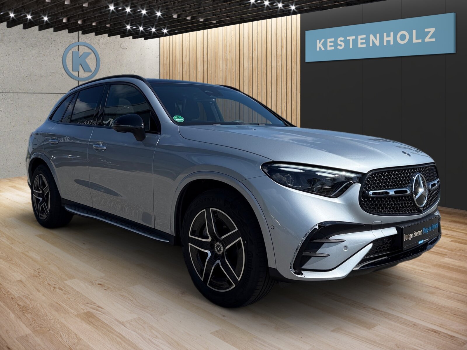 Ausstattungslinien und -Pakete:  Ablage-Paket,   AIR-BALANCE Paket,   AMG Line Exterieur:  AMG Line Interieur:  AMG Line Premium Plus,   AMG Styling:  Chrom-Paket,   Chrom-Paket Interieur,   Innenraum-Lichtpaket,   KEYLESS-GO Komfort-Paket mit Digitalem Extra,   Kofferraumkomfort-Paket:  Memory-Paket:  Night-Paket:  Park-Paket mit 360 Grad-Kamera:  Premium-Plus-Paket mit Digitalen Extras,   Spiegel-Paket:  Technik-Paket,   USB-Paket PlusExterieur:  48,3 cm (19") AMG Leichtmetallräder im 5-Speichen-Design:  Abgasanlage mit DPF Generation 2.0,   Anhängevorrichtung mit ESP® Anhängerstabilisierung:  Außenspiegel elektrisch anklappbar:  Buendler Mode 2-Kabel Haushalt,   Buendler Mode 3-Kabel,   Dachreling schwarz:  Diesel-Abgasreinigung mit SDPF,   Diesel-Abgasreinigungsanlage BlueTEC SCR Generation 4,   Digitales Extra: DIGITAL LIGHT mit Projektionsfunktion,   DIGITAL LIGHT:  Einstiegsleisten mit "Mercedes-Benz" Schriftzug, beleuchtet und mit Wechselcover,   Fahrzeugsteckdose,   Hybrid Batterie,   Identifikationsschild mit VIN-Nummer,   Kaufbatterie fuer EB/PB,   Ladevorrichtung On-Board-Lader (bis 11 kW),   Motor-Restwärmenutzung,   On-board DC-Lader,   Radlaufverbreiterung,   Radlaufverkleidungen in Wagenfarbe,   Scheibenwaschanlage beheizt,   Scheibenwischer mit Regensensor,   SPEED- + LOADINDEX 105 W XL + 107 W XL,   Steuercode für Aktionierungssteuerung WLTP,   Steuercode Umstellung WLTP mit RDE,   Trittbretter in Aluminium-Optik mit Gumminoppen,   Umfeldbeleuchtung mit Projektion des Markenlogos,   Vorrüstung für Projektionsfunktion Animationen,   Vorrüstung für Projektionsfunktion Symbole,   Wärmedämmend dunkel getöntes GlasInterieur:  12V-Steckdose im Gepäckraum,   Ambientebeleuchtung:  Bedienungsanleitung und Serviceinformation - deutsch,   Doppelcupholder:  Durchlademöglichkeit:  EASY-PACK Laderaumabdeckung:  ENERGIZING AIR CONTROL,   Innenhimmel Stoff schwarz,   Innenspiegel automatisch abblendend,   Instrumententafel und Bordkanten in Ledernachbildung ARTICO in Nappaoptik,   Klimatisierungsautomatik Thermotronic:  Komfortsitze:  Mittelkonsole in Schwarz hochglänzend,   Multikontursitze für Fahrer und Beifahrer,   Serviceintervall 25.000 km:  Trennnetz,   Wärme- und geräuschdämmendes Akustikglas,   Zierelemente Rautenoptik silbergrau:Multimedia:  Ambientebeleuchtung Plus,   Android Auto:  Apple CarPlay:  Burmester® 3D-Surround-Soundsystem:  Digitales Extra: Erweiterte Funktionen MBUX,   Digitales Extra: MBUX Augmented Reality für Navigation,   Digitales Extra: MBUX Navigation Premium,   Digitales Extra: Remote und Charging Services Plus,   Digitales Extra: Smartphone Integration,   Digitales Extra: Vorrüstung für Live Traffic Information,   Digitales Extra: Vorrüstung für MBUX Entertainment Plus,   Digitales Extra: Vorrüstung für Remote- und Navigationsdienste,   Digitales Radio:  Fahrerdisplay,   Festplatten-Navigation:  Head-Up Display:  Kabelloses Ladesystem für mobile Endgeräte vorn:  Kommunikationsmodul (5G) für die Nutzung von Mercedes me connect Diensten,   MBUX Multimediasystem:  Mercedes-Benz Notrufsystem:  Soundpersonalisierung,   Vorrüstung für digitales Radio:  Zentraldisplay:Komfort und Umwelt:  9G-TRONIC:  360°-Kamera:  Adaptiver Fernlicht-Assistent Plus:  Airmatic:  Aktiver Park-Assistent mit PARKTRONIC:  Aktiver Spurhalte-Assistent:  Digitales Extra: Digitaler Fahrzeugschlüssel für Smartphone,   Digitales Extra: Verkehrszeichen-Assistent,   Dynamic Select,   Easy-Pack Heckklappe:  Hands-Free Access,   Hinterachslenkung:  Keyless-Go,   KEYLESS-GO Start-Funktion:  Lenkradheizung:  MBUX Interieur-Assistent,   Multifunktions-Sportlenkrad in Leder Nappa:  Panorama-Schiebedach:  Passive Personenanwesenheitserinnerung,   Sitzklimatisierung für Fahrer und Beifahrer:  Totwinkel-Assistent:  Vordersitz links elektrisch verstellbar mit Memory-Funktion,   Vordersitz rechts elektrisch verstellbar mit Memory-Funktion:  Vorrüstung für DISTRONICSicherheit:  Aktiver Brems-Assistent:  Akustischer Umfeldschutz,   Automatische Beifahrerairbag-Abschaltung,   Fahrerbeobachtungskamera,   Fingerabdrucksensor,   Mittenairbag:  Reifendruckkontrolle (RDK):Weiteres:  AEJ 25/1,   Modelljahrcode,   Steuercode Funktion Radio Standard AM/FM,   Vorrüstung für Projektionsfunktion Linien,   WIPPS-Laender WEU+COC.