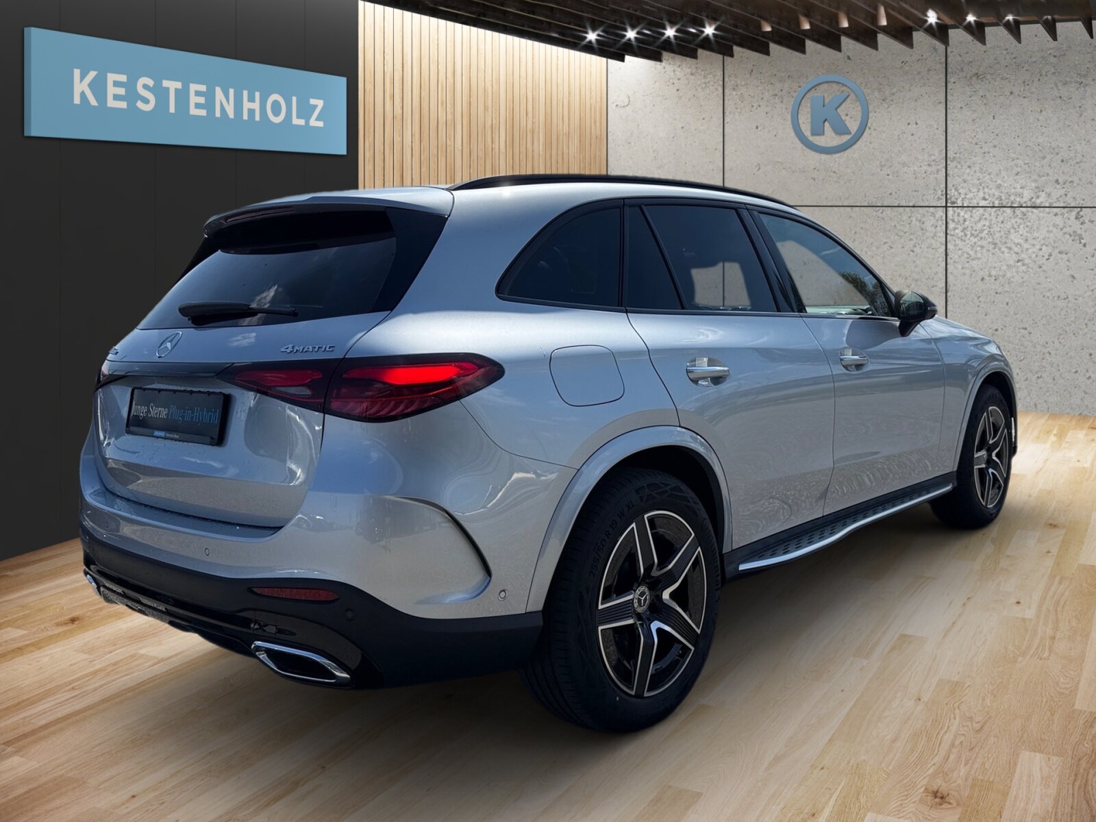 Ausstattungslinien und -Pakete:  Ablage-Paket,   AIR-BALANCE Paket,   AMG Line Exterieur:  AMG Line Interieur:  AMG Line Premium Plus,   AMG Styling:  Chrom-Paket,   Chrom-Paket Interieur,   Innenraum-Lichtpaket,   KEYLESS-GO Komfort-Paket mit Digitalem Extra,   Kofferraumkomfort-Paket:  Memory-Paket:  Night-Paket:  Park-Paket mit 360 Grad-Kamera:  Premium-Plus-Paket mit Digitalen Extras,   Spiegel-Paket:  Technik-Paket,   USB-Paket PlusExterieur:  48,3 cm (19") AMG Leichtmetallräder im 5-Speichen-Design:  Abgasanlage mit DPF Generation 2.0,   Anhängevorrichtung mit ESP® Anhängerstabilisierung:  Außenspiegel elektrisch anklappbar:  Buendler Mode 2-Kabel Haushalt,   Buendler Mode 3-Kabel,   Dachreling schwarz:  Diesel-Abgasreinigung mit SDPF,   Diesel-Abgasreinigungsanlage BlueTEC SCR Generation 4,   Digitales Extra: DIGITAL LIGHT mit Projektionsfunktion,   DIGITAL LIGHT:  Einstiegsleisten mit "Mercedes-Benz" Schriftzug, beleuchtet und mit Wechselcover,   Fahrzeugsteckdose,   Hybrid Batterie,   Identifikationsschild mit VIN-Nummer,   Kaufbatterie fuer EB/PB,   Ladevorrichtung On-Board-Lader (bis 11 kW),   Motor-Restwärmenutzung,   On-board DC-Lader,   Radlaufverbreiterung,   Radlaufverkleidungen in Wagenfarbe,   Scheibenwaschanlage beheizt,   Scheibenwischer mit Regensensor,   SPEED- + LOADINDEX 105 W XL + 107 W XL,   Steuercode für Aktionierungssteuerung WLTP,   Steuercode Umstellung WLTP mit RDE,   Trittbretter in Aluminium-Optik mit Gumminoppen,   Umfeldbeleuchtung mit Projektion des Markenlogos,   Vorrüstung für Projektionsfunktion Animationen,   Vorrüstung für Projektionsfunktion Symbole,   Wärmedämmend dunkel getöntes GlasInterieur:  12V-Steckdose im Gepäckraum,   Ambientebeleuchtung:  Bedienungsanleitung und Serviceinformation - deutsch,   Doppelcupholder:  Durchlademöglichkeit:  EASY-PACK Laderaumabdeckung:  ENERGIZING AIR CONTROL,   Innenhimmel Stoff schwarz,   Innenspiegel automatisch abblendend,   Instrumententafel und Bordkanten in Ledernachbildung ARTICO in Nappaoptik,   Klimatisierungsautomatik Thermotronic:  Komfortsitze:  Mittelkonsole in Schwarz hochglänzend,   Multikontursitze für Fahrer und Beifahrer,   Serviceintervall 25.000 km:  Trennnetz,   Wärme- und geräuschdämmendes Akustikglas,   Zierelemente Rautenoptik silbergrau:Multimedia:  Ambientebeleuchtung Plus,   Android Auto:  Apple CarPlay:  Burmester® 3D-Surround-Soundsystem:  Digitales Extra: Erweiterte Funktionen MBUX,   Digitales Extra: MBUX Augmented Reality für Navigation,   Digitales Extra: MBUX Navigation Premium,   Digitales Extra: Remote und Charging Services Plus,   Digitales Extra: Smartphone Integration,   Digitales Extra: Vorrüstung für Live Traffic Information,   Digitales Extra: Vorrüstung für MBUX Entertainment Plus,   Digitales Extra: Vorrüstung für Remote- und Navigationsdienste,   Digitales Radio:  Fahrerdisplay,   Festplatten-Navigation:  Head-Up Display:  Kabelloses Ladesystem für mobile Endgeräte vorn:  Kommunikationsmodul (5G) für die Nutzung von Mercedes me connect Diensten,   MBUX Multimediasystem:  Mercedes-Benz Notrufsystem:  Soundpersonalisierung,   Vorrüstung für digitales Radio:  Zentraldisplay:Komfort und Umwelt:  9G-TRONIC:  360°-Kamera:  Adaptiver Fernlicht-Assistent Plus:  Airmatic:  Aktiver Park-Assistent mit PARKTRONIC:  Aktiver Spurhalte-Assistent:  Digitales Extra: Digitaler Fahrzeugschlüssel für Smartphone,   Digitales Extra: Verkehrszeichen-Assistent,   Dynamic Select,   Easy-Pack Heckklappe:  Hands-Free Access,   Hinterachslenkung:  Keyless-Go,   KEYLESS-GO Start-Funktion:  Lenkradheizung:  MBUX Interieur-Assistent,   Multifunktions-Sportlenkrad in Leder Nappa:  Panorama-Schiebedach:  Passive Personenanwesenheitserinnerung,   Sitzklimatisierung für Fahrer und Beifahrer:  Totwinkel-Assistent:  Vordersitz links elektrisch verstellbar mit Memory-Funktion,   Vordersitz rechts elektrisch verstellbar mit Memory-Funktion:  Vorrüstung für DISTRONICSicherheit:  Aktiver Brems-Assistent:  Akustischer Umfeldschutz,   Automatische Beifahrerairbag-Abschaltung,   Fahrerbeobachtungskamera,   Fingerabdrucksensor,   Mittenairbag:  Reifendruckkontrolle (RDK):Weiteres:  AEJ 25/1,   Modelljahrcode,   Steuercode Funktion Radio Standard AM/FM,   Vorrüstung für Projektionsfunktion Linien,   WIPPS-Laender WEU+COC.