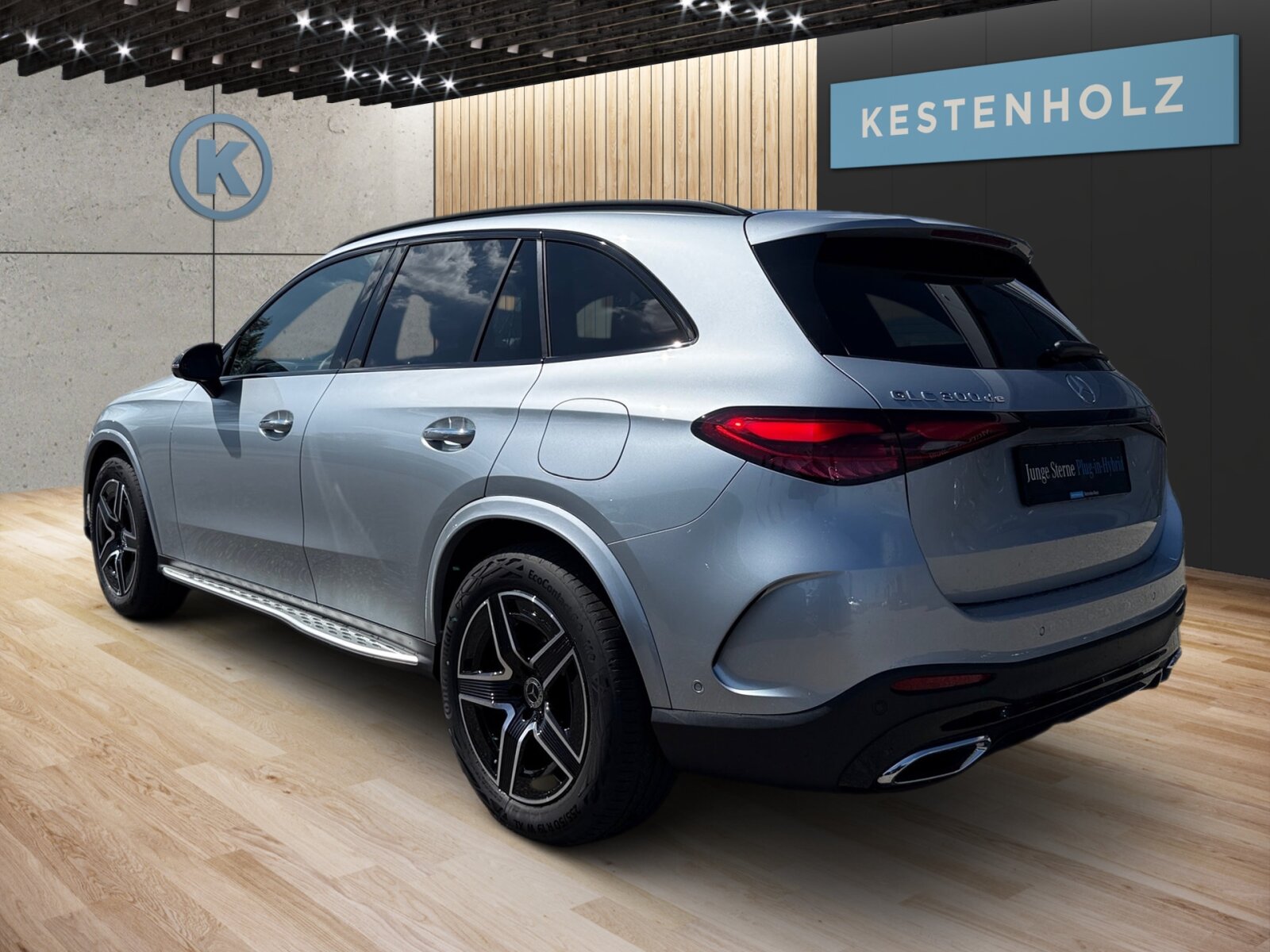 Ausstattungslinien und -Pakete:  Ablage-Paket,   AIR-BALANCE Paket,   AMG Line Exterieur:  AMG Line Interieur:  AMG Line Premium Plus,   AMG Styling:  Chrom-Paket,   Chrom-Paket Interieur,   Innenraum-Lichtpaket,   KEYLESS-GO Komfort-Paket mit Digitalem Extra,   Kofferraumkomfort-Paket:  Memory-Paket:  Night-Paket:  Park-Paket mit 360 Grad-Kamera:  Premium-Plus-Paket mit Digitalen Extras,   Spiegel-Paket:  Technik-Paket,   USB-Paket PlusExterieur:  48,3 cm (19") AMG Leichtmetallräder im 5-Speichen-Design:  Abgasanlage mit DPF Generation 2.0,   Anhängevorrichtung mit ESP® Anhängerstabilisierung:  Außenspiegel elektrisch anklappbar:  Buendler Mode 2-Kabel Haushalt,   Buendler Mode 3-Kabel,   Dachreling schwarz:  Diesel-Abgasreinigung mit SDPF,   Diesel-Abgasreinigungsanlage BlueTEC SCR Generation 4,   Digitales Extra: DIGITAL LIGHT mit Projektionsfunktion,   DIGITAL LIGHT:  Einstiegsleisten mit "Mercedes-Benz" Schriftzug, beleuchtet und mit Wechselcover,   Fahrzeugsteckdose,   Hybrid Batterie,   Identifikationsschild mit VIN-Nummer,   Kaufbatterie fuer EB/PB,   Ladevorrichtung On-Board-Lader (bis 11 kW),   Motor-Restwärmenutzung,   On-board DC-Lader,   Radlaufverbreiterung,   Radlaufverkleidungen in Wagenfarbe,   Scheibenwaschanlage beheizt,   Scheibenwischer mit Regensensor,   SPEED- + LOADINDEX 105 W XL + 107 W XL,   Steuercode für Aktionierungssteuerung WLTP,   Steuercode Umstellung WLTP mit RDE,   Trittbretter in Aluminium-Optik mit Gumminoppen,   Umfeldbeleuchtung mit Projektion des Markenlogos,   Vorrüstung für Projektionsfunktion Animationen,   Vorrüstung für Projektionsfunktion Symbole,   Wärmedämmend dunkel getöntes GlasInterieur:  12V-Steckdose im Gepäckraum,   Ambientebeleuchtung:  Bedienungsanleitung und Serviceinformation - deutsch,   Doppelcupholder:  Durchlademöglichkeit:  EASY-PACK Laderaumabdeckung:  ENERGIZING AIR CONTROL,   Innenhimmel Stoff schwarz,   Innenspiegel automatisch abblendend,   Instrumententafel und Bordkanten in Ledernachbildung ARTICO in Nappaoptik,   Klimatisierungsautomatik Thermotronic:  Komfortsitze:  Mittelkonsole in Schwarz hochglänzend,   Multikontursitze für Fahrer und Beifahrer,   Serviceintervall 25.000 km:  Trennnetz,   Wärme- und geräuschdämmendes Akustikglas,   Zierelemente Rautenoptik silbergrau:Multimedia:  Ambientebeleuchtung Plus,   Android Auto:  Apple CarPlay:  Burmester® 3D-Surround-Soundsystem:  Digitales Extra: Erweiterte Funktionen MBUX,   Digitales Extra: MBUX Augmented Reality für Navigation,   Digitales Extra: MBUX Navigation Premium,   Digitales Extra: Remote und Charging Services Plus,   Digitales Extra: Smartphone Integration,   Digitales Extra: Vorrüstung für Live Traffic Information,   Digitales Extra: Vorrüstung für MBUX Entertainment Plus,   Digitales Extra: Vorrüstung für Remote- und Navigationsdienste,   Digitales Radio:  Fahrerdisplay,   Festplatten-Navigation:  Head-Up Display:  Kabelloses Ladesystem für mobile Endgeräte vorn:  Kommunikationsmodul (5G) für die Nutzung von Mercedes me connect Diensten,   MBUX Multimediasystem:  Mercedes-Benz Notrufsystem:  Soundpersonalisierung,   Vorrüstung für digitales Radio:  Zentraldisplay:Komfort und Umwelt:  9G-TRONIC:  360°-Kamera:  Adaptiver Fernlicht-Assistent Plus:  Airmatic:  Aktiver Park-Assistent mit PARKTRONIC:  Aktiver Spurhalte-Assistent:  Digitales Extra: Digitaler Fahrzeugschlüssel für Smartphone,   Digitales Extra: Verkehrszeichen-Assistent,   Dynamic Select,   Easy-Pack Heckklappe:  Hands-Free Access,   Hinterachslenkung:  Keyless-Go,   KEYLESS-GO Start-Funktion:  Lenkradheizung:  MBUX Interieur-Assistent,   Multifunktions-Sportlenkrad in Leder Nappa:  Panorama-Schiebedach:  Passive Personenanwesenheitserinnerung,   Sitzklimatisierung für Fahrer und Beifahrer:  Totwinkel-Assistent:  Vordersitz links elektrisch verstellbar mit Memory-Funktion,   Vordersitz rechts elektrisch verstellbar mit Memory-Funktion:  Vorrüstung für DISTRONICSicherheit:  Aktiver Brems-Assistent:  Akustischer Umfeldschutz,   Automatische Beifahrerairbag-Abschaltung,   Fahrerbeobachtungskamera,   Fingerabdrucksensor,   Mittenairbag:  Reifendruckkontrolle (RDK):Weiteres:  AEJ 25/1,   Modelljahrcode,   Steuercode Funktion Radio Standard AM/FM,   Vorrüstung für Projektionsfunktion Linien,   WIPPS-Laender WEU+COC.