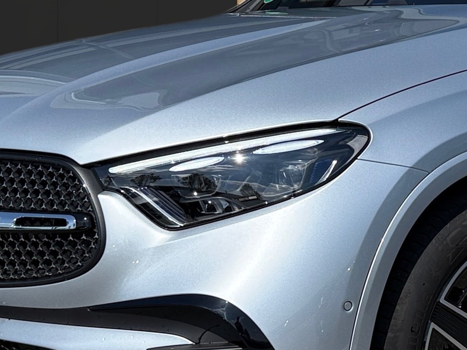 Ausstattungslinien und -Pakete:  Ablage-Paket,   AIR-BALANCE Paket,   AMG Line Exterieur:  AMG Line Interieur:  AMG Line Premium Plus,   AMG Styling:  Chrom-Paket,   Chrom-Paket Interieur,   Innenraum-Lichtpaket,   KEYLESS-GO Komfort-Paket mit Digitalem Extra,   Kofferraumkomfort-Paket:  Memory-Paket:  Night-Paket:  Park-Paket mit 360 Grad-Kamera:  Premium-Plus-Paket mit Digitalen Extras,   Spiegel-Paket:  Technik-Paket,   USB-Paket PlusExterieur:  48,3 cm (19") AMG Leichtmetallräder im 5-Speichen-Design:  Abgasanlage mit DPF Generation 2.0,   Anhängevorrichtung mit ESP® Anhängerstabilisierung:  Außenspiegel elektrisch anklappbar:  Buendler Mode 2-Kabel Haushalt,   Buendler Mode 3-Kabel,   Dachreling schwarz:  Diesel-Abgasreinigung mit SDPF,   Diesel-Abgasreinigungsanlage BlueTEC SCR Generation 4,   Digitales Extra: DIGITAL LIGHT mit Projektionsfunktion,   DIGITAL LIGHT:  Einstiegsleisten mit "Mercedes-Benz" Schriftzug, beleuchtet und mit Wechselcover,   Fahrzeugsteckdose,   Hybrid Batterie,   Identifikationsschild mit VIN-Nummer,   Kaufbatterie fuer EB/PB,   Ladevorrichtung On-Board-Lader (bis 11 kW),   Motor-Restwärmenutzung,   On-board DC-Lader,   Radlaufverbreiterung,   Radlaufverkleidungen in Wagenfarbe,   Scheibenwaschanlage beheizt,   Scheibenwischer mit Regensensor,   SPEED- + LOADINDEX 105 W XL + 107 W XL,   Steuercode für Aktionierungssteuerung WLTP,   Steuercode Umstellung WLTP mit RDE,   Trittbretter in Aluminium-Optik mit Gumminoppen,   Umfeldbeleuchtung mit Projektion des Markenlogos,   Vorrüstung für Projektionsfunktion Animationen,   Vorrüstung für Projektionsfunktion Symbole,   Wärmedämmend dunkel getöntes GlasInterieur:  12V-Steckdose im Gepäckraum,   Ambientebeleuchtung:  Bedienungsanleitung und Serviceinformation - deutsch,   Doppelcupholder:  Durchlademöglichkeit:  EASY-PACK Laderaumabdeckung:  ENERGIZING AIR CONTROL,   Innenhimmel Stoff schwarz,   Innenspiegel automatisch abblendend,   Instrumententafel und Bordkanten in Ledernachbildung ARTICO in Nappaoptik,   Klimatisierungsautomatik Thermotronic:  Komfortsitze:  Mittelkonsole in Schwarz hochglänzend,   Multikontursitze für Fahrer und Beifahrer,   Serviceintervall 25.000 km:  Trennnetz,   Wärme- und geräuschdämmendes Akustikglas,   Zierelemente Rautenoptik silbergrau:Multimedia:  Ambientebeleuchtung Plus,   Android Auto:  Apple CarPlay:  Burmester® 3D-Surround-Soundsystem:  Digitales Extra: Erweiterte Funktionen MBUX,   Digitales Extra: MBUX Augmented Reality für Navigation,   Digitales Extra: MBUX Navigation Premium,   Digitales Extra: Remote und Charging Services Plus,   Digitales Extra: Smartphone Integration,   Digitales Extra: Vorrüstung für Live Traffic Information,   Digitales Extra: Vorrüstung für MBUX Entertainment Plus,   Digitales Extra: Vorrüstung für Remote- und Navigationsdienste,   Digitales Radio:  Fahrerdisplay,   Festplatten-Navigation:  Head-Up Display:  Kabelloses Ladesystem für mobile Endgeräte vorn:  Kommunikationsmodul (5G) für die Nutzung von Mercedes me connect Diensten,   MBUX Multimediasystem:  Mercedes-Benz Notrufsystem:  Soundpersonalisierung,   Vorrüstung für digitales Radio:  Zentraldisplay:Komfort und Umwelt:  9G-TRONIC:  360°-Kamera:  Adaptiver Fernlicht-Assistent Plus:  Airmatic:  Aktiver Park-Assistent mit PARKTRONIC:  Aktiver Spurhalte-Assistent:  Digitales Extra: Digitaler Fahrzeugschlüssel für Smartphone,   Digitales Extra: Verkehrszeichen-Assistent,   Dynamic Select,   Easy-Pack Heckklappe:  Hands-Free Access,   Hinterachslenkung:  Keyless-Go,   KEYLESS-GO Start-Funktion:  Lenkradheizung:  MBUX Interieur-Assistent,   Multifunktions-Sportlenkrad in Leder Nappa:  Panorama-Schiebedach:  Passive Personenanwesenheitserinnerung,   Sitzklimatisierung für Fahrer und Beifahrer:  Totwinkel-Assistent:  Vordersitz links elektrisch verstellbar mit Memory-Funktion,   Vordersitz rechts elektrisch verstellbar mit Memory-Funktion:  Vorrüstung für DISTRONICSicherheit:  Aktiver Brems-Assistent:  Akustischer Umfeldschutz,   Automatische Beifahrerairbag-Abschaltung,   Fahrerbeobachtungskamera,   Fingerabdrucksensor,   Mittenairbag:  Reifendruckkontrolle (RDK):Weiteres:  AEJ 25/1,   Modelljahrcode,   Steuercode Funktion Radio Standard AM/FM,   Vorrüstung für Projektionsfunktion Linien,   WIPPS-Laender WEU+COC.
