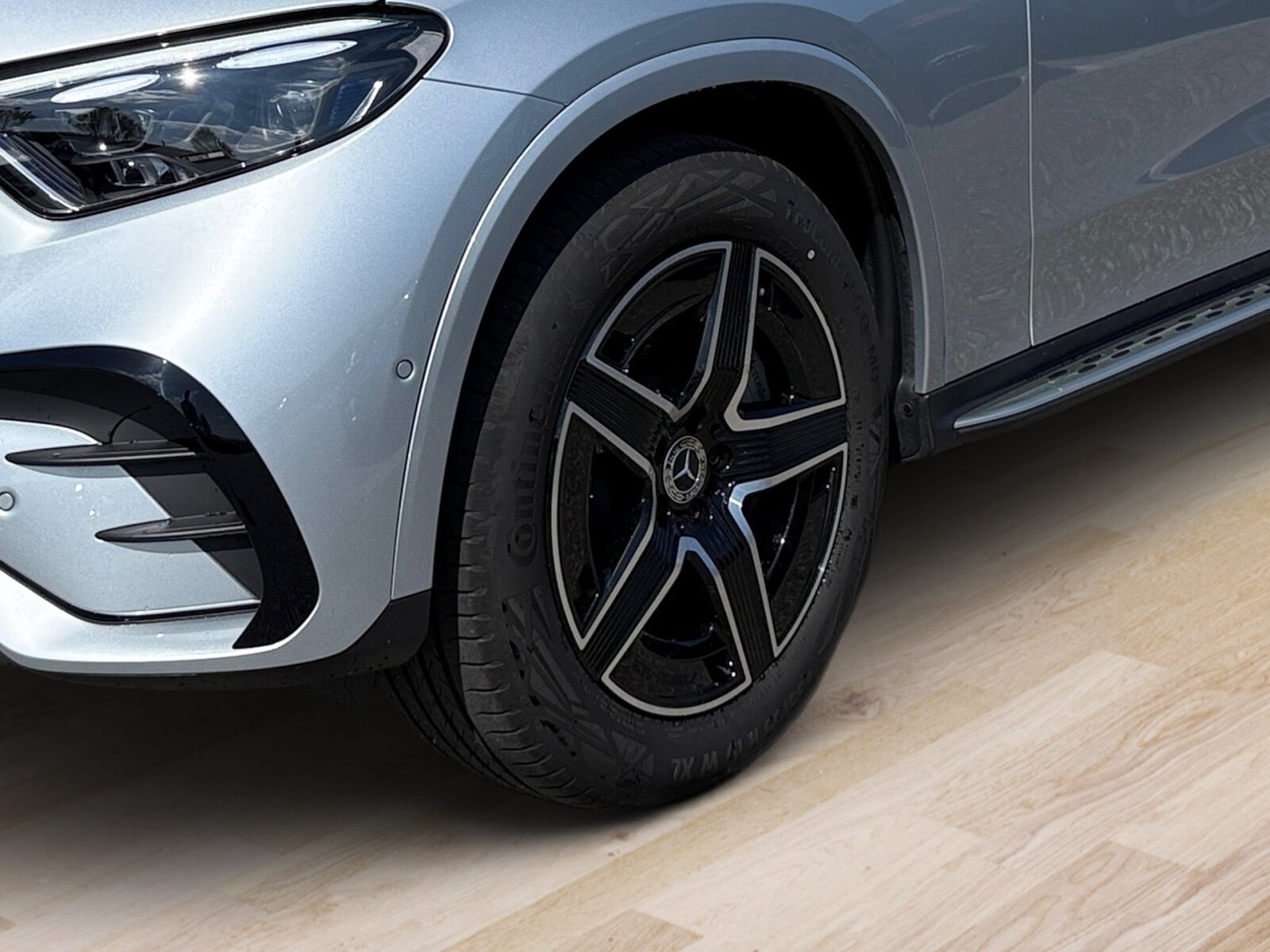 Ausstattungslinien und -Pakete:  Ablage-Paket,   AIR-BALANCE Paket,   AMG Line Exterieur:  AMG Line Interieur:  AMG Line Premium Plus,   AMG Styling:  Chrom-Paket,   Chrom-Paket Interieur,   Innenraum-Lichtpaket,   KEYLESS-GO Komfort-Paket mit Digitalem Extra,   Kofferraumkomfort-Paket:  Memory-Paket:  Night-Paket:  Park-Paket mit 360 Grad-Kamera:  Premium-Plus-Paket mit Digitalen Extras,   Spiegel-Paket:  Technik-Paket,   USB-Paket PlusExterieur:  48,3 cm (19") AMG Leichtmetallräder im 5-Speichen-Design:  Abgasanlage mit DPF Generation 2.0,   Anhängevorrichtung mit ESP® Anhängerstabilisierung:  Außenspiegel elektrisch anklappbar:  Buendler Mode 2-Kabel Haushalt,   Buendler Mode 3-Kabel,   Dachreling schwarz:  Diesel-Abgasreinigung mit SDPF,   Diesel-Abgasreinigungsanlage BlueTEC SCR Generation 4,   Digitales Extra: DIGITAL LIGHT mit Projektionsfunktion,   DIGITAL LIGHT:  Einstiegsleisten mit "Mercedes-Benz" Schriftzug, beleuchtet und mit Wechselcover,   Fahrzeugsteckdose,   Hybrid Batterie,   Identifikationsschild mit VIN-Nummer,   Kaufbatterie fuer EB/PB,   Ladevorrichtung On-Board-Lader (bis 11 kW),   Motor-Restwärmenutzung,   On-board DC-Lader,   Radlaufverbreiterung,   Radlaufverkleidungen in Wagenfarbe,   Scheibenwaschanlage beheizt,   Scheibenwischer mit Regensensor,   SPEED- + LOADINDEX 105 W XL + 107 W XL,   Steuercode für Aktionierungssteuerung WLTP,   Steuercode Umstellung WLTP mit RDE,   Trittbretter in Aluminium-Optik mit Gumminoppen,   Umfeldbeleuchtung mit Projektion des Markenlogos,   Vorrüstung für Projektionsfunktion Animationen,   Vorrüstung für Projektionsfunktion Symbole,   Wärmedämmend dunkel getöntes GlasInterieur:  12V-Steckdose im Gepäckraum,   Ambientebeleuchtung:  Bedienungsanleitung und Serviceinformation - deutsch,   Doppelcupholder:  Durchlademöglichkeit:  EASY-PACK Laderaumabdeckung:  ENERGIZING AIR CONTROL,   Innenhimmel Stoff schwarz,   Innenspiegel automatisch abblendend,   Instrumententafel und Bordkanten in Ledernachbildung ARTICO in Nappaoptik,   Klimatisierungsautomatik Thermotronic:  Komfortsitze:  Mittelkonsole in Schwarz hochglänzend,   Multikontursitze für Fahrer und Beifahrer,   Serviceintervall 25.000 km:  Trennnetz,   Wärme- und geräuschdämmendes Akustikglas,   Zierelemente Rautenoptik silbergrau:Multimedia:  Ambientebeleuchtung Plus,   Android Auto:  Apple CarPlay:  Burmester® 3D-Surround-Soundsystem:  Digitales Extra: Erweiterte Funktionen MBUX,   Digitales Extra: MBUX Augmented Reality für Navigation,   Digitales Extra: MBUX Navigation Premium,   Digitales Extra: Remote und Charging Services Plus,   Digitales Extra: Smartphone Integration,   Digitales Extra: Vorrüstung für Live Traffic Information,   Digitales Extra: Vorrüstung für MBUX Entertainment Plus,   Digitales Extra: Vorrüstung für Remote- und Navigationsdienste,   Digitales Radio:  Fahrerdisplay,   Festplatten-Navigation:  Head-Up Display:  Kabelloses Ladesystem für mobile Endgeräte vorn:  Kommunikationsmodul (5G) für die Nutzung von Mercedes me connect Diensten,   MBUX Multimediasystem:  Mercedes-Benz Notrufsystem:  Soundpersonalisierung,   Vorrüstung für digitales Radio:  Zentraldisplay:Komfort und Umwelt:  9G-TRONIC:  360°-Kamera:  Adaptiver Fernlicht-Assistent Plus:  Airmatic:  Aktiver Park-Assistent mit PARKTRONIC:  Aktiver Spurhalte-Assistent:  Digitales Extra: Digitaler Fahrzeugschlüssel für Smartphone,   Digitales Extra: Verkehrszeichen-Assistent,   Dynamic Select,   Easy-Pack Heckklappe:  Hands-Free Access,   Hinterachslenkung:  Keyless-Go,   KEYLESS-GO Start-Funktion:  Lenkradheizung:  MBUX Interieur-Assistent,   Multifunktions-Sportlenkrad in Leder Nappa:  Panorama-Schiebedach:  Passive Personenanwesenheitserinnerung,   Sitzklimatisierung für Fahrer und Beifahrer:  Totwinkel-Assistent:  Vordersitz links elektrisch verstellbar mit Memory-Funktion,   Vordersitz rechts elektrisch verstellbar mit Memory-Funktion:  Vorrüstung für DISTRONICSicherheit:  Aktiver Brems-Assistent:  Akustischer Umfeldschutz,   Automatische Beifahrerairbag-Abschaltung,   Fahrerbeobachtungskamera,   Fingerabdrucksensor,   Mittenairbag:  Reifendruckkontrolle (RDK):Weiteres:  AEJ 25/1,   Modelljahrcode,   Steuercode Funktion Radio Standard AM/FM,   Vorrüstung für Projektionsfunktion Linien,   WIPPS-Laender WEU+COC.