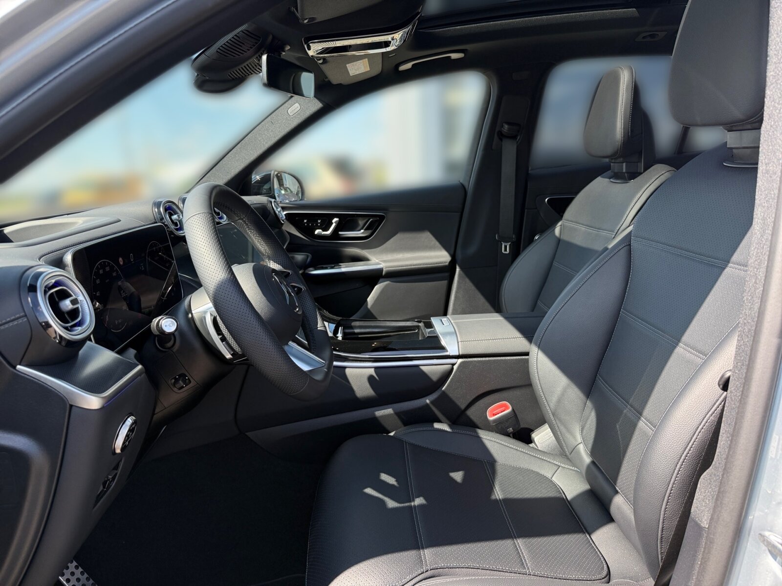 Ausstattungslinien und -Pakete:  Ablage-Paket,   AIR-BALANCE Paket,   AMG Line Exterieur:  AMG Line Interieur:  AMG Line Premium Plus,   AMG Styling:  Chrom-Paket,   Chrom-Paket Interieur,   Innenraum-Lichtpaket,   KEYLESS-GO Komfort-Paket mit Digitalem Extra,   Kofferraumkomfort-Paket:  Memory-Paket:  Night-Paket:  Park-Paket mit 360 Grad-Kamera:  Premium-Plus-Paket mit Digitalen Extras,   Spiegel-Paket:  Technik-Paket,   USB-Paket PlusExterieur:  48,3 cm (19") AMG Leichtmetallräder im 5-Speichen-Design:  Abgasanlage mit DPF Generation 2.0,   Anhängevorrichtung mit ESP® Anhängerstabilisierung:  Außenspiegel elektrisch anklappbar:  Buendler Mode 2-Kabel Haushalt,   Buendler Mode 3-Kabel,   Dachreling schwarz:  Diesel-Abgasreinigung mit SDPF,   Diesel-Abgasreinigungsanlage BlueTEC SCR Generation 4,   Digitales Extra: DIGITAL LIGHT mit Projektionsfunktion,   DIGITAL LIGHT:  Einstiegsleisten mit "Mercedes-Benz" Schriftzug, beleuchtet und mit Wechselcover,   Fahrzeugsteckdose,   Hybrid Batterie,   Identifikationsschild mit VIN-Nummer,   Kaufbatterie fuer EB/PB,   Ladevorrichtung On-Board-Lader (bis 11 kW),   Motor-Restwärmenutzung,   On-board DC-Lader,   Radlaufverbreiterung,   Radlaufverkleidungen in Wagenfarbe,   Scheibenwaschanlage beheizt,   Scheibenwischer mit Regensensor,   SPEED- + LOADINDEX 105 W XL + 107 W XL,   Steuercode für Aktionierungssteuerung WLTP,   Steuercode Umstellung WLTP mit RDE,   Trittbretter in Aluminium-Optik mit Gumminoppen,   Umfeldbeleuchtung mit Projektion des Markenlogos,   Vorrüstung für Projektionsfunktion Animationen,   Vorrüstung für Projektionsfunktion Symbole,   Wärmedämmend dunkel getöntes GlasInterieur:  12V-Steckdose im Gepäckraum,   Ambientebeleuchtung:  Bedienungsanleitung und Serviceinformation - deutsch,   Doppelcupholder:  Durchlademöglichkeit:  EASY-PACK Laderaumabdeckung:  ENERGIZING AIR CONTROL,   Innenhimmel Stoff schwarz,   Innenspiegel automatisch abblendend,   Instrumententafel und Bordkanten in Ledernachbildung ARTICO in Nappaoptik,   Klimatisierungsautomatik Thermotronic:  Komfortsitze:  Mittelkonsole in Schwarz hochglänzend,   Multikontursitze für Fahrer und Beifahrer,   Serviceintervall 25.000 km:  Trennnetz,   Wärme- und geräuschdämmendes Akustikglas,   Zierelemente Rautenoptik silbergrau:Multimedia:  Ambientebeleuchtung Plus,   Android Auto:  Apple CarPlay:  Burmester® 3D-Surround-Soundsystem:  Digitales Extra: Erweiterte Funktionen MBUX,   Digitales Extra: MBUX Augmented Reality für Navigation,   Digitales Extra: MBUX Navigation Premium,   Digitales Extra: Remote und Charging Services Plus,   Digitales Extra: Smartphone Integration,   Digitales Extra: Vorrüstung für Live Traffic Information,   Digitales Extra: Vorrüstung für MBUX Entertainment Plus,   Digitales Extra: Vorrüstung für Remote- und Navigationsdienste,   Digitales Radio:  Fahrerdisplay,   Festplatten-Navigation:  Head-Up Display:  Kabelloses Ladesystem für mobile Endgeräte vorn:  Kommunikationsmodul (5G) für die Nutzung von Mercedes me connect Diensten,   MBUX Multimediasystem:  Mercedes-Benz Notrufsystem:  Soundpersonalisierung,   Vorrüstung für digitales Radio:  Zentraldisplay:Komfort und Umwelt:  9G-TRONIC:  360°-Kamera:  Adaptiver Fernlicht-Assistent Plus:  Airmatic:  Aktiver Park-Assistent mit PARKTRONIC:  Aktiver Spurhalte-Assistent:  Digitales Extra: Digitaler Fahrzeugschlüssel für Smartphone,   Digitales Extra: Verkehrszeichen-Assistent,   Dynamic Select,   Easy-Pack Heckklappe:  Hands-Free Access,   Hinterachslenkung:  Keyless-Go,   KEYLESS-GO Start-Funktion:  Lenkradheizung:  MBUX Interieur-Assistent,   Multifunktions-Sportlenkrad in Leder Nappa:  Panorama-Schiebedach:  Passive Personenanwesenheitserinnerung,   Sitzklimatisierung für Fahrer und Beifahrer:  Totwinkel-Assistent:  Vordersitz links elektrisch verstellbar mit Memory-Funktion,   Vordersitz rechts elektrisch verstellbar mit Memory-Funktion:  Vorrüstung für DISTRONICSicherheit:  Aktiver Brems-Assistent:  Akustischer Umfeldschutz,   Automatische Beifahrerairbag-Abschaltung,   Fahrerbeobachtungskamera,   Fingerabdrucksensor,   Mittenairbag:  Reifendruckkontrolle (RDK):Weiteres:  AEJ 25/1,   Modelljahrcode,   Steuercode Funktion Radio Standard AM/FM,   Vorrüstung für Projektionsfunktion Linien,   WIPPS-Laender WEU+COC.