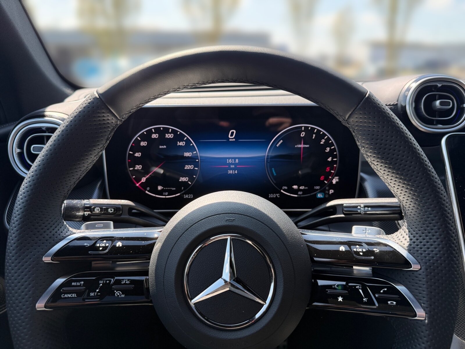 Ausstattungslinien und -Pakete:  Ablage-Paket,   AIR-BALANCE Paket,   AMG Line Exterieur:  AMG Line Interieur:  AMG Line Premium Plus,   AMG Styling:  Chrom-Paket,   Chrom-Paket Interieur,   Innenraum-Lichtpaket,   KEYLESS-GO Komfort-Paket mit Digitalem Extra,   Kofferraumkomfort-Paket:  Memory-Paket:  Night-Paket:  Park-Paket mit 360 Grad-Kamera:  Premium-Plus-Paket mit Digitalen Extras,   Spiegel-Paket:  Technik-Paket,   USB-Paket PlusExterieur:  48,3 cm (19") AMG Leichtmetallräder im 5-Speichen-Design:  Abgasanlage mit DPF Generation 2.0,   Anhängevorrichtung mit ESP® Anhängerstabilisierung:  Außenspiegel elektrisch anklappbar:  Buendler Mode 2-Kabel Haushalt,   Buendler Mode 3-Kabel,   Dachreling schwarz:  Diesel-Abgasreinigung mit SDPF,   Diesel-Abgasreinigungsanlage BlueTEC SCR Generation 4,   Digitales Extra: DIGITAL LIGHT mit Projektionsfunktion,   DIGITAL LIGHT:  Einstiegsleisten mit "Mercedes-Benz" Schriftzug, beleuchtet und mit Wechselcover,   Fahrzeugsteckdose,   Hybrid Batterie,   Identifikationsschild mit VIN-Nummer,   Kaufbatterie fuer EB/PB,   Ladevorrichtung On-Board-Lader (bis 11 kW),   Motor-Restwärmenutzung,   On-board DC-Lader,   Radlaufverbreiterung,   Radlaufverkleidungen in Wagenfarbe,   Scheibenwaschanlage beheizt,   Scheibenwischer mit Regensensor,   SPEED- + LOADINDEX 105 W XL + 107 W XL,   Steuercode für Aktionierungssteuerung WLTP,   Steuercode Umstellung WLTP mit RDE,   Trittbretter in Aluminium-Optik mit Gumminoppen,   Umfeldbeleuchtung mit Projektion des Markenlogos,   Vorrüstung für Projektionsfunktion Animationen,   Vorrüstung für Projektionsfunktion Symbole,   Wärmedämmend dunkel getöntes GlasInterieur:  12V-Steckdose im Gepäckraum,   Ambientebeleuchtung:  Bedienungsanleitung und Serviceinformation - deutsch,   Doppelcupholder:  Durchlademöglichkeit:  EASY-PACK Laderaumabdeckung:  ENERGIZING AIR CONTROL,   Innenhimmel Stoff schwarz,   Innenspiegel automatisch abblendend,   Instrumententafel und Bordkanten in Ledernachbildung ARTICO in Nappaoptik,   Klimatisierungsautomatik Thermotronic:  Komfortsitze:  Mittelkonsole in Schwarz hochglänzend,   Multikontursitze für Fahrer und Beifahrer,   Serviceintervall 25.000 km:  Trennnetz,   Wärme- und geräuschdämmendes Akustikglas,   Zierelemente Rautenoptik silbergrau:Multimedia:  Ambientebeleuchtung Plus,   Android Auto:  Apple CarPlay:  Burmester® 3D-Surround-Soundsystem:  Digitales Extra: Erweiterte Funktionen MBUX,   Digitales Extra: MBUX Augmented Reality für Navigation,   Digitales Extra: MBUX Navigation Premium,   Digitales Extra: Remote und Charging Services Plus,   Digitales Extra: Smartphone Integration,   Digitales Extra: Vorrüstung für Live Traffic Information,   Digitales Extra: Vorrüstung für MBUX Entertainment Plus,   Digitales Extra: Vorrüstung für Remote- und Navigationsdienste,   Digitales Radio:  Fahrerdisplay,   Festplatten-Navigation:  Head-Up Display:  Kabelloses Ladesystem für mobile Endgeräte vorn:  Kommunikationsmodul (5G) für die Nutzung von Mercedes me connect Diensten,   MBUX Multimediasystem:  Mercedes-Benz Notrufsystem:  Soundpersonalisierung,   Vorrüstung für digitales Radio:  Zentraldisplay:Komfort und Umwelt:  9G-TRONIC:  360°-Kamera:  Adaptiver Fernlicht-Assistent Plus:  Airmatic:  Aktiver Park-Assistent mit PARKTRONIC:  Aktiver Spurhalte-Assistent:  Digitales Extra: Digitaler Fahrzeugschlüssel für Smartphone,   Digitales Extra: Verkehrszeichen-Assistent,   Dynamic Select,   Easy-Pack Heckklappe:  Hands-Free Access,   Hinterachslenkung:  Keyless-Go,   KEYLESS-GO Start-Funktion:  Lenkradheizung:  MBUX Interieur-Assistent,   Multifunktions-Sportlenkrad in Leder Nappa:  Panorama-Schiebedach:  Passive Personenanwesenheitserinnerung,   Sitzklimatisierung für Fahrer und Beifahrer:  Totwinkel-Assistent:  Vordersitz links elektrisch verstellbar mit Memory-Funktion,   Vordersitz rechts elektrisch verstellbar mit Memory-Funktion:  Vorrüstung für DISTRONICSicherheit:  Aktiver Brems-Assistent:  Akustischer Umfeldschutz,   Automatische Beifahrerairbag-Abschaltung,   Fahrerbeobachtungskamera,   Fingerabdrucksensor,   Mittenairbag:  Reifendruckkontrolle (RDK):Weiteres:  AEJ 25/1,   Modelljahrcode,   Steuercode Funktion Radio Standard AM/FM,   Vorrüstung für Projektionsfunktion Linien,   WIPPS-Laender WEU+COC.