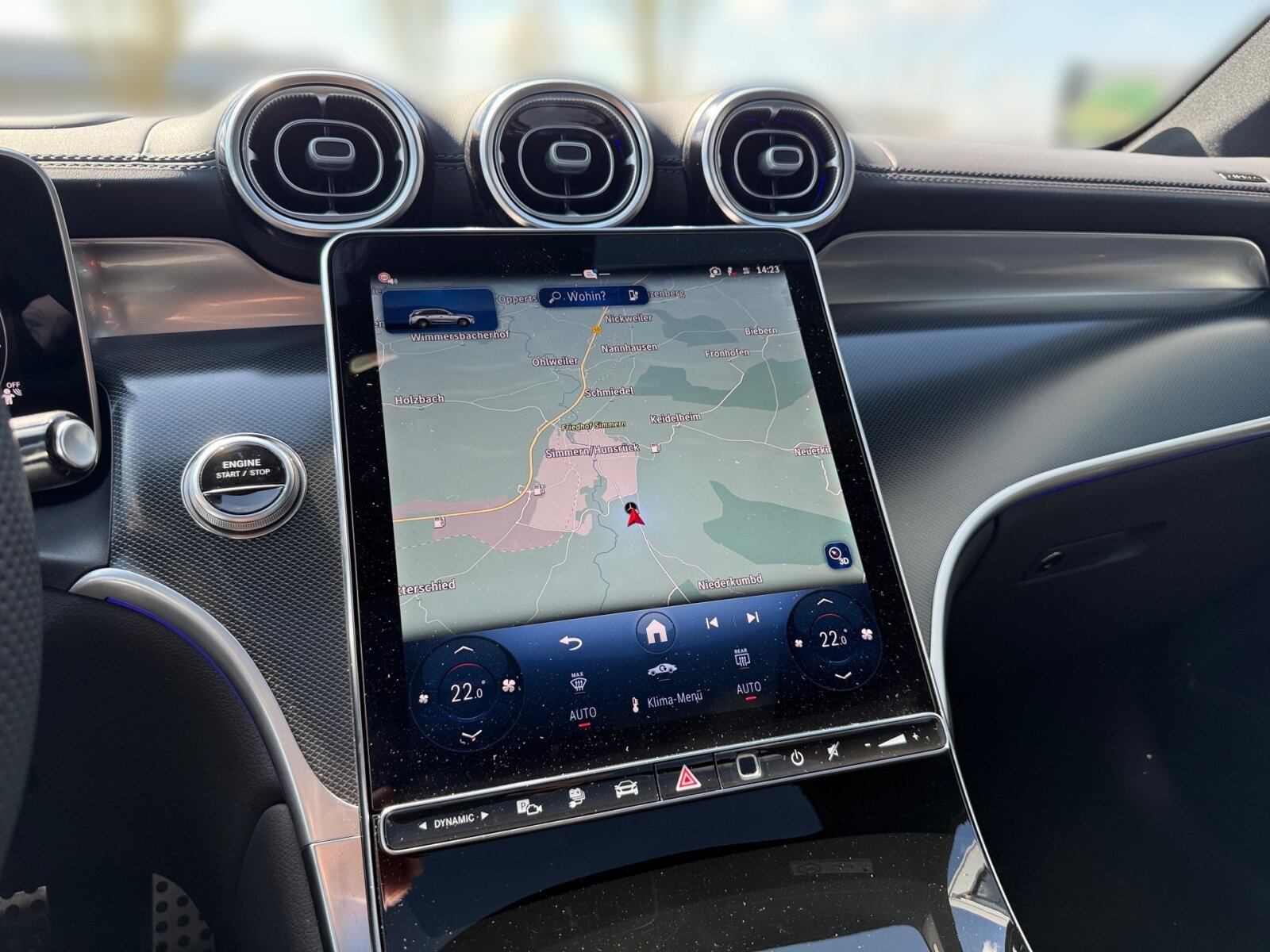 Ausstattungslinien und -Pakete:  Ablage-Paket,   AIR-BALANCE Paket,   AMG Line Exterieur:  AMG Line Interieur:  AMG Line Premium Plus,   AMG Styling:  Chrom-Paket,   Chrom-Paket Interieur,   Innenraum-Lichtpaket,   KEYLESS-GO Komfort-Paket mit Digitalem Extra,   Kofferraumkomfort-Paket:  Memory-Paket:  Night-Paket:  Park-Paket mit 360 Grad-Kamera:  Premium-Plus-Paket mit Digitalen Extras,   Spiegel-Paket:  Technik-Paket,   USB-Paket PlusExterieur:  48,3 cm (19") AMG Leichtmetallräder im 5-Speichen-Design:  Abgasanlage mit DPF Generation 2.0,   Anhängevorrichtung mit ESP® Anhängerstabilisierung:  Außenspiegel elektrisch anklappbar:  Buendler Mode 2-Kabel Haushalt,   Buendler Mode 3-Kabel,   Dachreling schwarz:  Diesel-Abgasreinigung mit SDPF,   Diesel-Abgasreinigungsanlage BlueTEC SCR Generation 4,   Digitales Extra: DIGITAL LIGHT mit Projektionsfunktion,   DIGITAL LIGHT:  Einstiegsleisten mit "Mercedes-Benz" Schriftzug, beleuchtet und mit Wechselcover,   Fahrzeugsteckdose,   Hybrid Batterie,   Identifikationsschild mit VIN-Nummer,   Kaufbatterie fuer EB/PB,   Ladevorrichtung On-Board-Lader (bis 11 kW),   Motor-Restwärmenutzung,   On-board DC-Lader,   Radlaufverbreiterung,   Radlaufverkleidungen in Wagenfarbe,   Scheibenwaschanlage beheizt,   Scheibenwischer mit Regensensor,   SPEED- + LOADINDEX 105 W XL + 107 W XL,   Steuercode für Aktionierungssteuerung WLTP,   Steuercode Umstellung WLTP mit RDE,   Trittbretter in Aluminium-Optik mit Gumminoppen,   Umfeldbeleuchtung mit Projektion des Markenlogos,   Vorrüstung für Projektionsfunktion Animationen,   Vorrüstung für Projektionsfunktion Symbole,   Wärmedämmend dunkel getöntes GlasInterieur:  12V-Steckdose im Gepäckraum,   Ambientebeleuchtung:  Bedienungsanleitung und Serviceinformation - deutsch,   Doppelcupholder:  Durchlademöglichkeit:  EASY-PACK Laderaumabdeckung:  ENERGIZING AIR CONTROL,   Innenhimmel Stoff schwarz,   Innenspiegel automatisch abblendend,   Instrumententafel und Bordkanten in Ledernachbildung ARTICO in Nappaoptik,   Klimatisierungsautomatik Thermotronic:  Komfortsitze:  Mittelkonsole in Schwarz hochglänzend,   Multikontursitze für Fahrer und Beifahrer,   Serviceintervall 25.000 km:  Trennnetz,   Wärme- und geräuschdämmendes Akustikglas,   Zierelemente Rautenoptik silbergrau:Multimedia:  Ambientebeleuchtung Plus,   Android Auto:  Apple CarPlay:  Burmester® 3D-Surround-Soundsystem:  Digitales Extra: Erweiterte Funktionen MBUX,   Digitales Extra: MBUX Augmented Reality für Navigation,   Digitales Extra: MBUX Navigation Premium,   Digitales Extra: Remote und Charging Services Plus,   Digitales Extra: Smartphone Integration,   Digitales Extra: Vorrüstung für Live Traffic Information,   Digitales Extra: Vorrüstung für MBUX Entertainment Plus,   Digitales Extra: Vorrüstung für Remote- und Navigationsdienste,   Digitales Radio:  Fahrerdisplay,   Festplatten-Navigation:  Head-Up Display:  Kabelloses Ladesystem für mobile Endgeräte vorn:  Kommunikationsmodul (5G) für die Nutzung von Mercedes me connect Diensten,   MBUX Multimediasystem:  Mercedes-Benz Notrufsystem:  Soundpersonalisierung,   Vorrüstung für digitales Radio:  Zentraldisplay:Komfort und Umwelt:  9G-TRONIC:  360°-Kamera:  Adaptiver Fernlicht-Assistent Plus:  Airmatic:  Aktiver Park-Assistent mit PARKTRONIC:  Aktiver Spurhalte-Assistent:  Digitales Extra: Digitaler Fahrzeugschlüssel für Smartphone,   Digitales Extra: Verkehrszeichen-Assistent,   Dynamic Select,   Easy-Pack Heckklappe:  Hands-Free Access,   Hinterachslenkung:  Keyless-Go,   KEYLESS-GO Start-Funktion:  Lenkradheizung:  MBUX Interieur-Assistent,   Multifunktions-Sportlenkrad in Leder Nappa:  Panorama-Schiebedach:  Passive Personenanwesenheitserinnerung,   Sitzklimatisierung für Fahrer und Beifahrer:  Totwinkel-Assistent:  Vordersitz links elektrisch verstellbar mit Memory-Funktion,   Vordersitz rechts elektrisch verstellbar mit Memory-Funktion:  Vorrüstung für DISTRONICSicherheit:  Aktiver Brems-Assistent:  Akustischer Umfeldschutz,   Automatische Beifahrerairbag-Abschaltung,   Fahrerbeobachtungskamera,   Fingerabdrucksensor,   Mittenairbag:  Reifendruckkontrolle (RDK):Weiteres:  AEJ 25/1,   Modelljahrcode,   Steuercode Funktion Radio Standard AM/FM,   Vorrüstung für Projektionsfunktion Linien,   WIPPS-Laender WEU+COC.