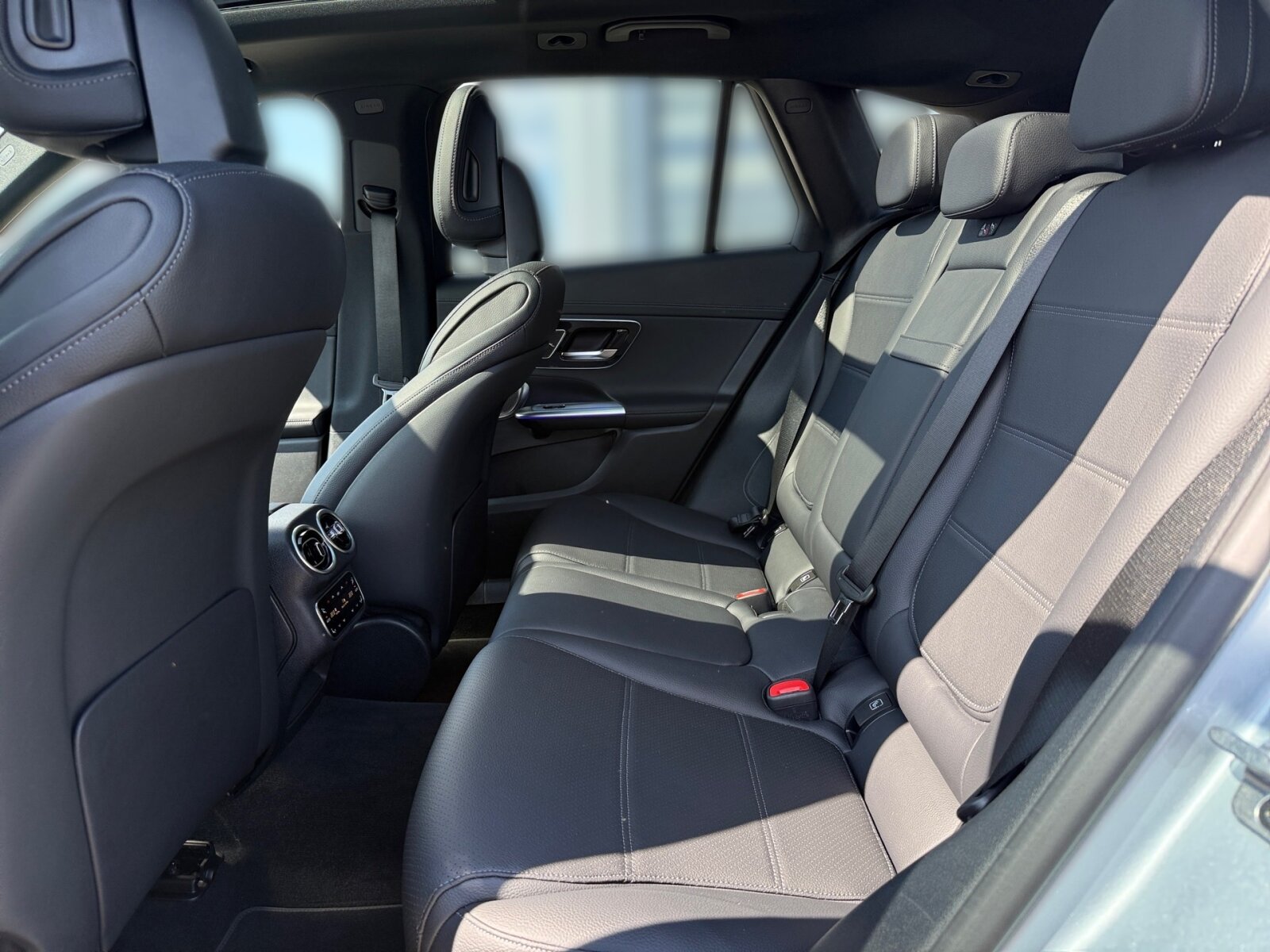 Ausstattungslinien und -Pakete:  Ablage-Paket,   AIR-BALANCE Paket,   AMG Line Exterieur:  AMG Line Interieur:  AMG Line Premium Plus,   AMG Styling:  Chrom-Paket,   Chrom-Paket Interieur,   Innenraum-Lichtpaket,   KEYLESS-GO Komfort-Paket mit Digitalem Extra,   Kofferraumkomfort-Paket:  Memory-Paket:  Night-Paket:  Park-Paket mit 360 Grad-Kamera:  Premium-Plus-Paket mit Digitalen Extras,   Spiegel-Paket:  Technik-Paket,   USB-Paket PlusExterieur:  48,3 cm (19") AMG Leichtmetallräder im 5-Speichen-Design:  Abgasanlage mit DPF Generation 2.0,   Anhängevorrichtung mit ESP® Anhängerstabilisierung:  Außenspiegel elektrisch anklappbar:  Buendler Mode 2-Kabel Haushalt,   Buendler Mode 3-Kabel,   Dachreling schwarz:  Diesel-Abgasreinigung mit SDPF,   Diesel-Abgasreinigungsanlage BlueTEC SCR Generation 4,   Digitales Extra: DIGITAL LIGHT mit Projektionsfunktion,   DIGITAL LIGHT:  Einstiegsleisten mit "Mercedes-Benz" Schriftzug, beleuchtet und mit Wechselcover,   Fahrzeugsteckdose,   Hybrid Batterie,   Identifikationsschild mit VIN-Nummer,   Kaufbatterie fuer EB/PB,   Ladevorrichtung On-Board-Lader (bis 11 kW),   Motor-Restwärmenutzung,   On-board DC-Lader,   Radlaufverbreiterung,   Radlaufverkleidungen in Wagenfarbe,   Scheibenwaschanlage beheizt,   Scheibenwischer mit Regensensor,   SPEED- + LOADINDEX 105 W XL + 107 W XL,   Steuercode für Aktionierungssteuerung WLTP,   Steuercode Umstellung WLTP mit RDE,   Trittbretter in Aluminium-Optik mit Gumminoppen,   Umfeldbeleuchtung mit Projektion des Markenlogos,   Vorrüstung für Projektionsfunktion Animationen,   Vorrüstung für Projektionsfunktion Symbole,   Wärmedämmend dunkel getöntes GlasInterieur:  12V-Steckdose im Gepäckraum,   Ambientebeleuchtung:  Bedienungsanleitung und Serviceinformation - deutsch,   Doppelcupholder:  Durchlademöglichkeit:  EASY-PACK Laderaumabdeckung:  ENERGIZING AIR CONTROL,   Innenhimmel Stoff schwarz,   Innenspiegel automatisch abblendend,   Instrumententafel und Bordkanten in Ledernachbildung ARTICO in Nappaoptik,   Klimatisierungsautomatik Thermotronic:  Komfortsitze:  Mittelkonsole in Schwarz hochglänzend,   Multikontursitze für Fahrer und Beifahrer,   Serviceintervall 25.000 km:  Trennnetz,   Wärme- und geräuschdämmendes Akustikglas,   Zierelemente Rautenoptik silbergrau:Multimedia:  Ambientebeleuchtung Plus,   Android Auto:  Apple CarPlay:  Burmester® 3D-Surround-Soundsystem:  Digitales Extra: Erweiterte Funktionen MBUX,   Digitales Extra: MBUX Augmented Reality für Navigation,   Digitales Extra: MBUX Navigation Premium,   Digitales Extra: Remote und Charging Services Plus,   Digitales Extra: Smartphone Integration,   Digitales Extra: Vorrüstung für Live Traffic Information,   Digitales Extra: Vorrüstung für MBUX Entertainment Plus,   Digitales Extra: Vorrüstung für Remote- und Navigationsdienste,   Digitales Radio:  Fahrerdisplay,   Festplatten-Navigation:  Head-Up Display:  Kabelloses Ladesystem für mobile Endgeräte vorn:  Kommunikationsmodul (5G) für die Nutzung von Mercedes me connect Diensten,   MBUX Multimediasystem:  Mercedes-Benz Notrufsystem:  Soundpersonalisierung,   Vorrüstung für digitales Radio:  Zentraldisplay:Komfort und Umwelt:  9G-TRONIC:  360°-Kamera:  Adaptiver Fernlicht-Assistent Plus:  Airmatic:  Aktiver Park-Assistent mit PARKTRONIC:  Aktiver Spurhalte-Assistent:  Digitales Extra: Digitaler Fahrzeugschlüssel für Smartphone,   Digitales Extra: Verkehrszeichen-Assistent,   Dynamic Select,   Easy-Pack Heckklappe:  Hands-Free Access,   Hinterachslenkung:  Keyless-Go,   KEYLESS-GO Start-Funktion:  Lenkradheizung:  MBUX Interieur-Assistent,   Multifunktions-Sportlenkrad in Leder Nappa:  Panorama-Schiebedach:  Passive Personenanwesenheitserinnerung,   Sitzklimatisierung für Fahrer und Beifahrer:  Totwinkel-Assistent:  Vordersitz links elektrisch verstellbar mit Memory-Funktion,   Vordersitz rechts elektrisch verstellbar mit Memory-Funktion:  Vorrüstung für DISTRONICSicherheit:  Aktiver Brems-Assistent:  Akustischer Umfeldschutz,   Automatische Beifahrerairbag-Abschaltung,   Fahrerbeobachtungskamera,   Fingerabdrucksensor,   Mittenairbag:  Reifendruckkontrolle (RDK):Weiteres:  AEJ 25/1,   Modelljahrcode,   Steuercode Funktion Radio Standard AM/FM,   Vorrüstung für Projektionsfunktion Linien,   WIPPS-Laender WEU+COC.