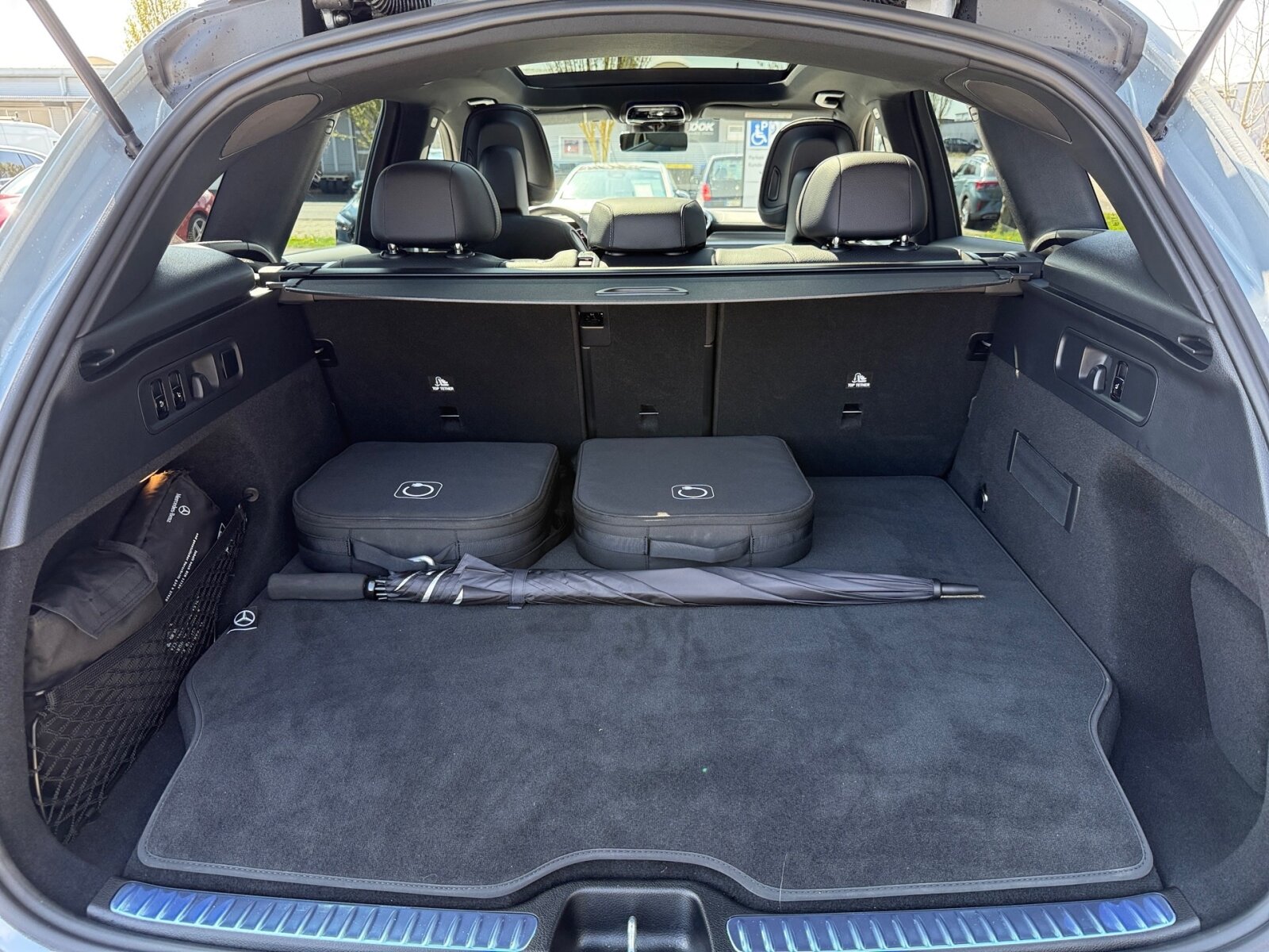Ausstattungslinien und -Pakete:  Ablage-Paket,   AIR-BALANCE Paket,   AMG Line Exterieur:  AMG Line Interieur:  AMG Line Premium Plus,   AMG Styling:  Chrom-Paket,   Chrom-Paket Interieur,   Innenraum-Lichtpaket,   KEYLESS-GO Komfort-Paket mit Digitalem Extra,   Kofferraumkomfort-Paket:  Memory-Paket:  Night-Paket:  Park-Paket mit 360 Grad-Kamera:  Premium-Plus-Paket mit Digitalen Extras,   Spiegel-Paket:  Technik-Paket,   USB-Paket PlusExterieur:  48,3 cm (19") AMG Leichtmetallräder im 5-Speichen-Design:  Abgasanlage mit DPF Generation 2.0,   Anhängevorrichtung mit ESP® Anhängerstabilisierung:  Außenspiegel elektrisch anklappbar:  Buendler Mode 2-Kabel Haushalt,   Buendler Mode 3-Kabel,   Dachreling schwarz:  Diesel-Abgasreinigung mit SDPF,   Diesel-Abgasreinigungsanlage BlueTEC SCR Generation 4,   Digitales Extra: DIGITAL LIGHT mit Projektionsfunktion,   DIGITAL LIGHT:  Einstiegsleisten mit "Mercedes-Benz" Schriftzug, beleuchtet und mit Wechselcover,   Fahrzeugsteckdose,   Hybrid Batterie,   Identifikationsschild mit VIN-Nummer,   Kaufbatterie fuer EB/PB,   Ladevorrichtung On-Board-Lader (bis 11 kW),   Motor-Restwärmenutzung,   On-board DC-Lader,   Radlaufverbreiterung,   Radlaufverkleidungen in Wagenfarbe,   Scheibenwaschanlage beheizt,   Scheibenwischer mit Regensensor,   SPEED- + LOADINDEX 105 W XL + 107 W XL,   Steuercode für Aktionierungssteuerung WLTP,   Steuercode Umstellung WLTP mit RDE,   Trittbretter in Aluminium-Optik mit Gumminoppen,   Umfeldbeleuchtung mit Projektion des Markenlogos,   Vorrüstung für Projektionsfunktion Animationen,   Vorrüstung für Projektionsfunktion Symbole,   Wärmedämmend dunkel getöntes GlasInterieur:  12V-Steckdose im Gepäckraum,   Ambientebeleuchtung:  Bedienungsanleitung und Serviceinformation - deutsch,   Doppelcupholder:  Durchlademöglichkeit:  EASY-PACK Laderaumabdeckung:  ENERGIZING AIR CONTROL,   Innenhimmel Stoff schwarz,   Innenspiegel automatisch abblendend,   Instrumententafel und Bordkanten in Ledernachbildung ARTICO in Nappaoptik,   Klimatisierungsautomatik Thermotronic:  Komfortsitze:  Mittelkonsole in Schwarz hochglänzend,   Multikontursitze für Fahrer und Beifahrer,   Serviceintervall 25.000 km:  Trennnetz,   Wärme- und geräuschdämmendes Akustikglas,   Zierelemente Rautenoptik silbergrau:Multimedia:  Ambientebeleuchtung Plus,   Android Auto:  Apple CarPlay:  Burmester® 3D-Surround-Soundsystem:  Digitales Extra: Erweiterte Funktionen MBUX,   Digitales Extra: MBUX Augmented Reality für Navigation,   Digitales Extra: MBUX Navigation Premium,   Digitales Extra: Remote und Charging Services Plus,   Digitales Extra: Smartphone Integration,   Digitales Extra: Vorrüstung für Live Traffic Information,   Digitales Extra: Vorrüstung für MBUX Entertainment Plus,   Digitales Extra: Vorrüstung für Remote- und Navigationsdienste,   Digitales Radio:  Fahrerdisplay,   Festplatten-Navigation:  Head-Up Display:  Kabelloses Ladesystem für mobile Endgeräte vorn:  Kommunikationsmodul (5G) für die Nutzung von Mercedes me connect Diensten,   MBUX Multimediasystem:  Mercedes-Benz Notrufsystem:  Soundpersonalisierung,   Vorrüstung für digitales Radio:  Zentraldisplay:Komfort und Umwelt:  9G-TRONIC:  360°-Kamera:  Adaptiver Fernlicht-Assistent Plus:  Airmatic:  Aktiver Park-Assistent mit PARKTRONIC:  Aktiver Spurhalte-Assistent:  Digitales Extra: Digitaler Fahrzeugschlüssel für Smartphone,   Digitales Extra: Verkehrszeichen-Assistent,   Dynamic Select,   Easy-Pack Heckklappe:  Hands-Free Access,   Hinterachslenkung:  Keyless-Go,   KEYLESS-GO Start-Funktion:  Lenkradheizung:  MBUX Interieur-Assistent,   Multifunktions-Sportlenkrad in Leder Nappa:  Panorama-Schiebedach:  Passive Personenanwesenheitserinnerung,   Sitzklimatisierung für Fahrer und Beifahrer:  Totwinkel-Assistent:  Vordersitz links elektrisch verstellbar mit Memory-Funktion,   Vordersitz rechts elektrisch verstellbar mit Memory-Funktion:  Vorrüstung für DISTRONICSicherheit:  Aktiver Brems-Assistent:  Akustischer Umfeldschutz,   Automatische Beifahrerairbag-Abschaltung,   Fahrerbeobachtungskamera,   Fingerabdrucksensor,   Mittenairbag:  Reifendruckkontrolle (RDK):Weiteres:  AEJ 25/1,   Modelljahrcode,   Steuercode Funktion Radio Standard AM/FM,   Vorrüstung für Projektionsfunktion Linien,   WIPPS-Laender WEU+COC.