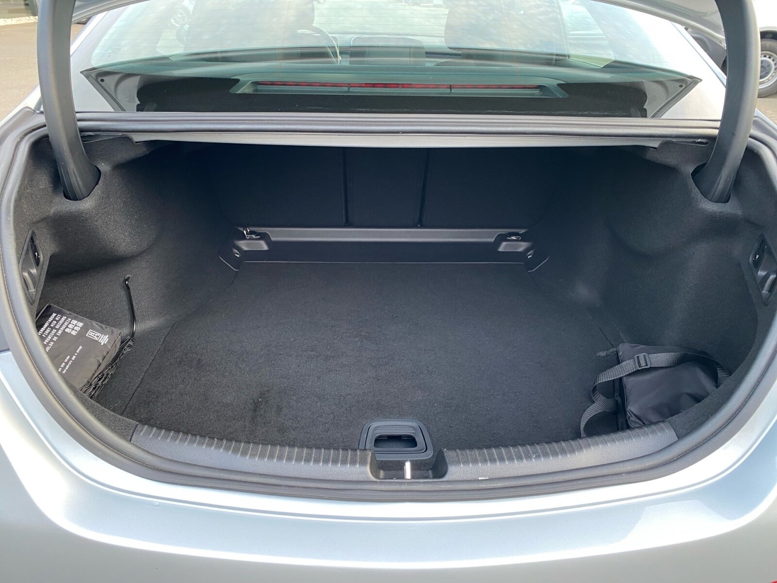 Ausstattungslinien und -Pakete:  Ablage-Paket,   Advanced-Plus-Paket mit  Digitalen Extras,   AVANTGARDE Advanced Plus,   AVANTGARDE Exterieur:  Avantgarde Interieur:  Digitales Extra: Individualisierungs-Paket,   Innenraum-Lichtpaket,   Memory-Paket:  Park-Paket mit Rückfahrkamera:  Spiegel-Paket:  USB-Paket:Exterieur:  45,7 cm (18") Leichtmetallräder im 5-Doppelspeichen-Design:  Abgasanlage COPF mit dritter Lambdasonde,   AIRPANEL,   Außenspiegel elektrisch anklappbar:  DIGITAL LIGHT:  Einstiegsleisten mit "Mercedes-Benz" Schriftzug, beleuchtet:  Fahrzeug mit Linkslenkung,   Identifikationsschild mit VIN-Nummer,   Integrierter Starter Generator Generation 2,   Kraftstoffbehälter mit 66 Liter Inhalt:  Lastenstufen-Konzept,   LEISTUNGSKLASSE MOTOR UNTER 151KW,   Mild Hybrid Antrieb,   Scheibenwischer mit Regensensor,   Steuercode Umstellung WLTP mit RDE,   Umfeldbeleuchtung mit Projektion des Markenlogos,   Vorrüstung für Projektionsfunktion Animationen,   Vorrüstung für Projektionsfunktion SymboleInterieur:  4-Wege-Lordosenstütze,   Ambientebeleuchtung:  Bedienungsanleitung und Serviceinformation - deutsch,   Doppelcupholder:  Innenhimmel Stoff schwarz,   Klimatisierungsautomatik THERMATIC:  Komfortsitze:  Mittelkonsole in Schwarz hochglänzend,   Polsterung NEOTEX / Ledernachbildung ARTICO,   Serviceintervall 25.000 km:  Sitzheizung für Fahrer und Beifahrer,   Sitzlehnen im Fond klappbar:  Zierelemente Holz Linde linestructure anthrazit offenporigMultimedia:  Android Auto:  Apple CarPlay:  Digitales Extra: Erweiterte Funktionen MBUX,   Digitales Extra: Festplatten-Navigation,   Digitales Extra: MBUX Navigation Premium,   Digitales Extra: Remote Services,   Digitales Extra: Smartphone Integration,   Digitales Extra: Vorrüstung für Live Traffic Information,   Digitales Extra: Vorrüstung für Navigationsdienste,   Digitales Radio:  Fahrerdisplay,   Headunit Länderset für ECE (NTG 7),   Kabelloses Ladesystem für mobile Endgeräte vorn:  Kommunikationsmodul (LTE) für die Nutzung von Digitalen Extras,   MBUX Multimediasystem:  Mercedes-Benz Notrufsystem:  Sprache Kombiinstrument - deutsch,   Techn. Kommunikationsmodulvariante für ECE,   Vorrüstung für digitale Schlüsselübergabe,   Vorrüstung für digitales Radio:  Zentraldisplay:Komfort und Umwelt:  9G-TRONIC:  Adaptiver Fernlicht-Assistent Plus:  AGILITY CONTROL Fahrwerk mit selektivem Dämpfungssystem und Tieferlegung:  Aktiver Park-Assistent mit PARKTRONIC:  Aktiver Spurhalte-Assistent:  Beifahrersitz elektrisch einstellbar mit Memory-Funktion:  Digitales Extra: Verkehrszeichen-Assistent,   Dynamic Select,   i-Size Kindersitzbefestigung,   Innen- und Außenspiegel automatisch abblendend,   KEYLESS-GO Start-Funktion:  Kraftstofftanksystem für EU6d-Norm:  Multifunktions-Sportlenkrad in Leder,   Panorama-Schiebedach:  PTC-Zuheizer 12V,   Rückfahrkamera:  Totwinkel-Assistent:  Vordersitz links elektrisch verstellbar mit Memory-Funktion,   Vorrüstung für DISTRONICSicherheit:  Aktiver Brems-Assistent:  Automatische Beifahrerairbag-Abschaltung,   Deaktivierung Schließrückmeldung über Fanfare,   Digitales Extra: Aktiver Abstands-Assistent DISTRONIC,   Fingerabdrucksensor,   Fondgurt-Statusanzeige im Instrumenten-Display,   Mittenairbag:  Rating Länderset EURO-NCAP,   Reifendruckkontrolle (RDK):Weiteres:  AEJ 23/1,   Kältemittel 1234yf,   LAND-SAMMLER FUER RED-ZERTIFIZIERUNG F. HU ECE,   Modelljahrcode:  Radgroesse 18" Mischbereifung Variante 1,   Speed- + Loadindex 95Y XL + 97Y XL,   Steuercode Vertrieb  f. Code 475,   Verpackung Versandfahrzeug mit Transportösen,   Vorrüstung für Projektionsfunktion Linien,   WIPPS-Laender WEU+COC,   Leistungsvariante Basis.