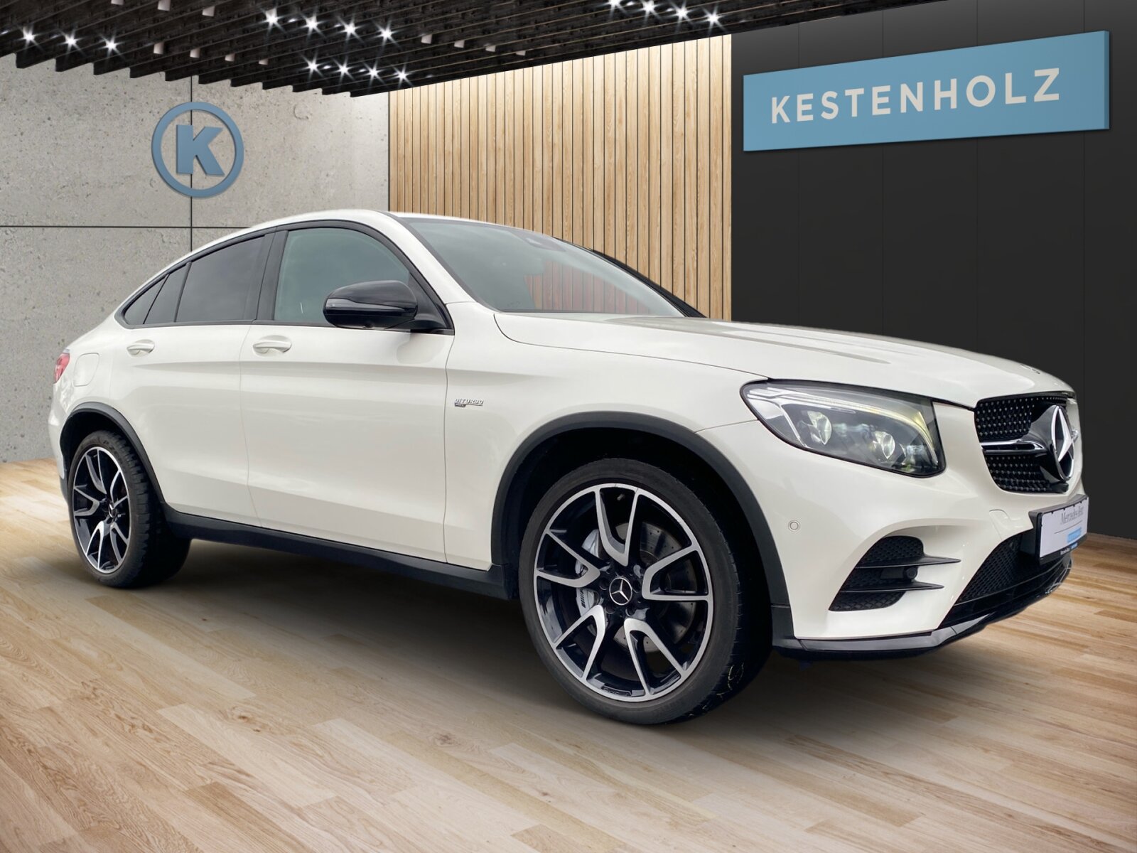 Ausstattungslinien und -Pakete:  Ablagepaket,   AMG Styling:  Chrom-Paket Exterieur,   Innenraum-Lichtpaket,   Mercedes-AMG Exterieur,   Mercedes-AMG Interieur,   Night-Paket:  Park-Paket mit Rückfahrkamera:  Sitzkomfort-Paket:  Spiegel-Paket:  Spur-Paket:Exterieur:  53,3 cm (21") AMG Leichtmetallräder im 5-Doppelspeichen-Design,   Ablagefach unter Ladeboden abschließbar,   AMG Abrisskante,   AMG DYNAMIC SELECT,   AMG Einstiegsleisten vorne weiß beleuchtet in LED-Technik,   AMG Performance-Abgasanlage schaltbar,   Außenspiegel elektrisch anklappbar:  Diamantgrill:  Fahrzeug mit Linkslenkung,   Kraftstoffbehälter mit größerem Volumen 66 l,   LED Intelligent Light System Rechtsverkehr:  Radlaufverbreiterung,   Scheibenwaschanlage beheizt,   Scheibenwischer mit Regensensor,   SPEED+ - LOADINDEX 102 Y XL_105 Y XL,   Steuercode Umstellung WLTP mit RDE,   Wegfall Typkennzeichen auf Kofferraumdeckel,   Winter-Kompletträder M+S 4-fach (20"),   Wärmedämmend dunkel getöntes GlasInterieur:  4-Wege-Lordosenstütze,   12V-Steckdose im Gepäckraum,   Ambientebeleuchtung:  Bedienungsanleitung und Serviceinformation - deutsch,   Doppelcupholder:  EASY-PACK Laderaumabdeckung:  Innenhimmel Stoff schwarz,   Instrumententafel und Bordkanten der Türen in Ledernachbildung ARTICO:  Klimatisierungsautomatik THERMATIC:  Serviceintervall 25.000 km:  Sitzheizung für Fahrer und Beifahrer,   Zierelemente Holz Esche schwarz offenporig:Multimedia:  Burmester® Surround-Soundsystem:  COMAND Online:  Digitales Extra: Vorrüstung für Live Traffic Information,   DVD-Player,   Kommunikationsmodul (LTE) für die Nutzung von Mercedes me connect Diensten,   Mercedes-Benz Notrufsystem:  Sprache Kombiinstrument - deutsch,   Telefon-Antenne,   Touchpad mit Controller:  Vorrüstung für In-Car Office:  Vorrüstung für Remote OnlineKomfort und Umwelt:  360°-Kamera:  Adaptiver Fernlicht-Assistent Plus:  Aktiver Park-Assistent mit PARKTRONIC:  aktive Verstelldämpfung "Normally open",   AMG SPEEDSHIFT TCT 9G,   AMG Sportfahrwerk auf Basis AIR BODY CONTROL:  Easy-Pack Heckklappe:  ECO Start-Stop Funktion:  i-Size Kindersitzbefestigung,   Innen- und Außenspiegel automatisch abblendend,   KEYLESS-GO Start-Funktion:  Ottopartikelfilter:  Schiebedach:  Softwaresteuerung für Kraftfrei in Stellung D,   Spurhalteassistent:  Tempomat:  Totwinkel-Assistent:  Verkehrszeichen-Assistent:Sicherheit:  Aktiver Brems-Assistent:  Automatische Beifahrerairbag-Abschaltung,   Fond-Sicherheitsgurt mit Gurtkraftbegrenzer,   Fondgurt-Statusanzeige im Kombiinstrument,   Kneebag:  MANUFAKTUR Sicherheitsgurte rot,   PRE-SAFE ® -System:  Reifendruckkontrolle (RDK):Weiteres:  Änderungsjahr,   Kältemittel 1234yf,   Modelljahrcode,   Online-Store,   Steuercode für abweichende Verkaufsfreigabe,   Steuercode Vertrieb  f. Code 475.