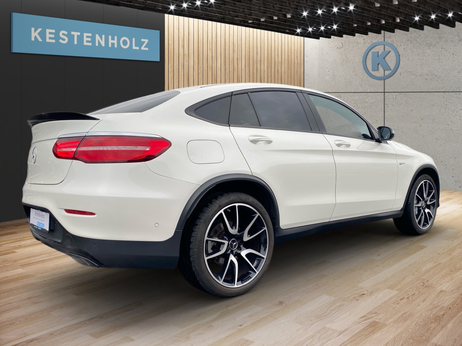 Ausstattungslinien und -Pakete:  Ablagepaket,   AMG Styling:  Chrom-Paket Exterieur,   Innenraum-Lichtpaket,   Mercedes-AMG Exterieur,   Mercedes-AMG Interieur,   Night-Paket:  Park-Paket mit Rückfahrkamera:  Sitzkomfort-Paket:  Spiegel-Paket:  Spur-Paket:Exterieur:  53,3 cm (21") AMG Leichtmetallräder im 5-Doppelspeichen-Design,   Ablagefach unter Ladeboden abschließbar,   AMG Abrisskante,   AMG DYNAMIC SELECT,   AMG Einstiegsleisten vorne weiß beleuchtet in LED-Technik,   AMG Performance-Abgasanlage schaltbar,   Außenspiegel elektrisch anklappbar:  Diamantgrill:  Fahrzeug mit Linkslenkung,   Kraftstoffbehälter mit größerem Volumen 66 l,   LED Intelligent Light System Rechtsverkehr:  Radlaufverbreiterung,   Scheibenwaschanlage beheizt,   Scheibenwischer mit Regensensor,   SPEED+ - LOADINDEX 102 Y XL_105 Y XL,   Steuercode Umstellung WLTP mit RDE,   Wegfall Typkennzeichen auf Kofferraumdeckel,   Winter-Kompletträder M+S 4-fach (20"),   Wärmedämmend dunkel getöntes GlasInterieur:  4-Wege-Lordosenstütze,   12V-Steckdose im Gepäckraum,   Ambientebeleuchtung:  Bedienungsanleitung und Serviceinformation - deutsch,   Doppelcupholder:  EASY-PACK Laderaumabdeckung:  Innenhimmel Stoff schwarz,   Instrumententafel und Bordkanten der Türen in Ledernachbildung ARTICO:  Klimatisierungsautomatik THERMATIC:  Serviceintervall 25.000 km:  Sitzheizung für Fahrer und Beifahrer,   Zierelemente Holz Esche schwarz offenporig:Multimedia:  Burmester® Surround-Soundsystem:  COMAND Online:  Digitales Extra: Vorrüstung für Live Traffic Information,   DVD-Player,   Kommunikationsmodul (LTE) für die Nutzung von Mercedes me connect Diensten,   Mercedes-Benz Notrufsystem:  Sprache Kombiinstrument - deutsch,   Telefon-Antenne,   Touchpad mit Controller:  Vorrüstung für In-Car Office:  Vorrüstung für Remote OnlineKomfort und Umwelt:  360°-Kamera:  Adaptiver Fernlicht-Assistent Plus:  Aktiver Park-Assistent mit PARKTRONIC:  aktive Verstelldämpfung "Normally open",   AMG SPEEDSHIFT TCT 9G,   AMG Sportfahrwerk auf Basis AIR BODY CONTROL:  Easy-Pack Heckklappe:  ECO Start-Stop Funktion:  i-Size Kindersitzbefestigung,   Innen- und Außenspiegel automatisch abblendend,   KEYLESS-GO Start-Funktion:  Ottopartikelfilter:  Schiebedach:  Softwaresteuerung für Kraftfrei in Stellung D,   Spurhalteassistent:  Tempomat:  Totwinkel-Assistent:  Verkehrszeichen-Assistent:Sicherheit:  Aktiver Brems-Assistent:  Automatische Beifahrerairbag-Abschaltung,   Fond-Sicherheitsgurt mit Gurtkraftbegrenzer,   Fondgurt-Statusanzeige im Kombiinstrument,   Kneebag:  MANUFAKTUR Sicherheitsgurte rot,   PRE-SAFE ® -System:  Reifendruckkontrolle (RDK):Weiteres:  Änderungsjahr,   Kältemittel 1234yf,   Modelljahrcode,   Online-Store,   Steuercode für abweichende Verkaufsfreigabe,   Steuercode Vertrieb  f. Code 475.