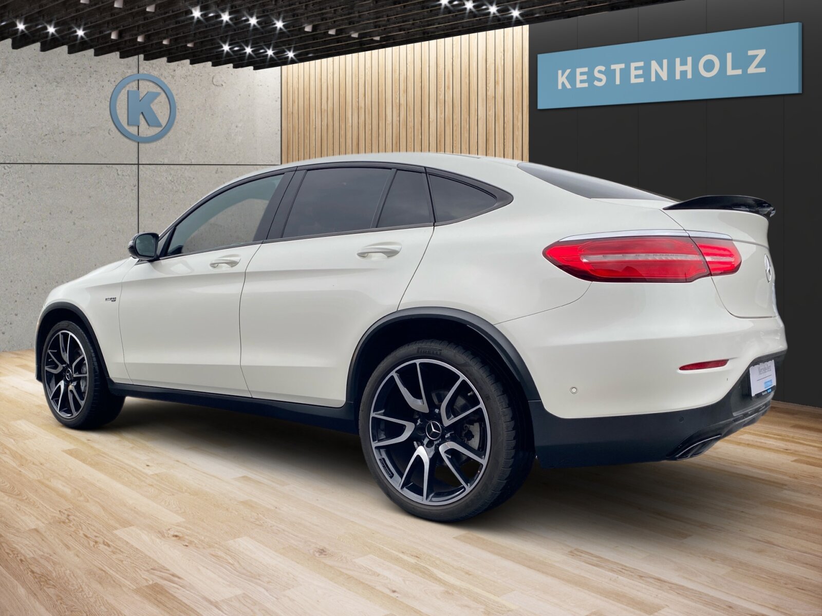 Ausstattungslinien und -Pakete:  Ablagepaket,   AMG Styling:  Chrom-Paket Exterieur,   Innenraum-Lichtpaket,   Mercedes-AMG Exterieur,   Mercedes-AMG Interieur,   Night-Paket:  Park-Paket mit Rückfahrkamera:  Sitzkomfort-Paket:  Spiegel-Paket:  Spur-Paket:Exterieur:  53,3 cm (21") AMG Leichtmetallräder im 5-Doppelspeichen-Design,   Ablagefach unter Ladeboden abschließbar,   AMG Abrisskante,   AMG DYNAMIC SELECT,   AMG Einstiegsleisten vorne weiß beleuchtet in LED-Technik,   AMG Performance-Abgasanlage schaltbar,   Außenspiegel elektrisch anklappbar:  Diamantgrill:  Fahrzeug mit Linkslenkung,   Kraftstoffbehälter mit größerem Volumen 66 l,   LED Intelligent Light System Rechtsverkehr:  Radlaufverbreiterung,   Scheibenwaschanlage beheizt,   Scheibenwischer mit Regensensor,   SPEED+ - LOADINDEX 102 Y XL_105 Y XL,   Steuercode Umstellung WLTP mit RDE,   Wegfall Typkennzeichen auf Kofferraumdeckel,   Winter-Kompletträder M+S 4-fach (20"),   Wärmedämmend dunkel getöntes GlasInterieur:  4-Wege-Lordosenstütze,   12V-Steckdose im Gepäckraum,   Ambientebeleuchtung:  Bedienungsanleitung und Serviceinformation - deutsch,   Doppelcupholder:  EASY-PACK Laderaumabdeckung:  Innenhimmel Stoff schwarz,   Instrumententafel und Bordkanten der Türen in Ledernachbildung ARTICO:  Klimatisierungsautomatik THERMATIC:  Serviceintervall 25.000 km:  Sitzheizung für Fahrer und Beifahrer,   Zierelemente Holz Esche schwarz offenporig:Multimedia:  Burmester® Surround-Soundsystem:  COMAND Online:  Digitales Extra: Vorrüstung für Live Traffic Information,   DVD-Player,   Kommunikationsmodul (LTE) für die Nutzung von Mercedes me connect Diensten,   Mercedes-Benz Notrufsystem:  Sprache Kombiinstrument - deutsch,   Telefon-Antenne,   Touchpad mit Controller:  Vorrüstung für In-Car Office:  Vorrüstung für Remote OnlineKomfort und Umwelt:  360°-Kamera:  Adaptiver Fernlicht-Assistent Plus:  Aktiver Park-Assistent mit PARKTRONIC:  aktive Verstelldämpfung "Normally open",   AMG SPEEDSHIFT TCT 9G,   AMG Sportfahrwerk auf Basis AIR BODY CONTROL:  Easy-Pack Heckklappe:  ECO Start-Stop Funktion:  i-Size Kindersitzbefestigung,   Innen- und Außenspiegel automatisch abblendend,   KEYLESS-GO Start-Funktion:  Ottopartikelfilter:  Schiebedach:  Softwaresteuerung für Kraftfrei in Stellung D,   Spurhalteassistent:  Tempomat:  Totwinkel-Assistent:  Verkehrszeichen-Assistent:Sicherheit:  Aktiver Brems-Assistent:  Automatische Beifahrerairbag-Abschaltung,   Fond-Sicherheitsgurt mit Gurtkraftbegrenzer,   Fondgurt-Statusanzeige im Kombiinstrument,   Kneebag:  MANUFAKTUR Sicherheitsgurte rot,   PRE-SAFE ® -System:  Reifendruckkontrolle (RDK):Weiteres:  Änderungsjahr,   Kältemittel 1234yf,   Modelljahrcode,   Online-Store,   Steuercode für abweichende Verkaufsfreigabe,   Steuercode Vertrieb  f. Code 475.