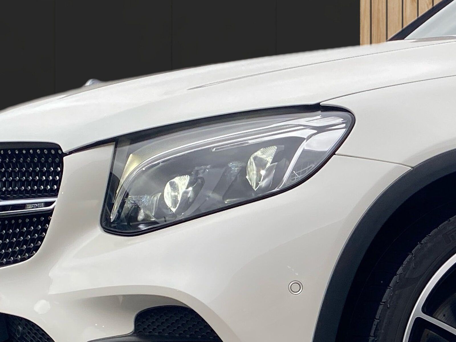 Ausstattungslinien und -Pakete:  Ablagepaket,   AMG Styling:  Chrom-Paket Exterieur,   Innenraum-Lichtpaket,   Mercedes-AMG Exterieur,   Mercedes-AMG Interieur,   Night-Paket:  Park-Paket mit Rückfahrkamera:  Sitzkomfort-Paket:  Spiegel-Paket:  Spur-Paket:Exterieur:  53,3 cm (21") AMG Leichtmetallräder im 5-Doppelspeichen-Design,   Ablagefach unter Ladeboden abschließbar,   AMG Abrisskante,   AMG DYNAMIC SELECT,   AMG Einstiegsleisten vorne weiß beleuchtet in LED-Technik,   AMG Performance-Abgasanlage schaltbar,   Außenspiegel elektrisch anklappbar:  Diamantgrill:  Fahrzeug mit Linkslenkung,   Kraftstoffbehälter mit größerem Volumen 66 l,   LED Intelligent Light System Rechtsverkehr:  Radlaufverbreiterung,   Scheibenwaschanlage beheizt,   Scheibenwischer mit Regensensor,   SPEED+ - LOADINDEX 102 Y XL_105 Y XL,   Steuercode Umstellung WLTP mit RDE,   Wegfall Typkennzeichen auf Kofferraumdeckel,   Winter-Kompletträder M+S 4-fach (20"),   Wärmedämmend dunkel getöntes GlasInterieur:  4-Wege-Lordosenstütze,   12V-Steckdose im Gepäckraum,   Ambientebeleuchtung:  Bedienungsanleitung und Serviceinformation - deutsch,   Doppelcupholder:  EASY-PACK Laderaumabdeckung:  Innenhimmel Stoff schwarz,   Instrumententafel und Bordkanten der Türen in Ledernachbildung ARTICO:  Klimatisierungsautomatik THERMATIC:  Serviceintervall 25.000 km:  Sitzheizung für Fahrer und Beifahrer,   Zierelemente Holz Esche schwarz offenporig:Multimedia:  Burmester® Surround-Soundsystem:  COMAND Online:  Digitales Extra: Vorrüstung für Live Traffic Information,   DVD-Player,   Kommunikationsmodul (LTE) für die Nutzung von Mercedes me connect Diensten,   Mercedes-Benz Notrufsystem:  Sprache Kombiinstrument - deutsch,   Telefon-Antenne,   Touchpad mit Controller:  Vorrüstung für In-Car Office:  Vorrüstung für Remote OnlineKomfort und Umwelt:  360°-Kamera:  Adaptiver Fernlicht-Assistent Plus:  Aktiver Park-Assistent mit PARKTRONIC:  aktive Verstelldämpfung "Normally open",   AMG SPEEDSHIFT TCT 9G,   AMG Sportfahrwerk auf Basis AIR BODY CONTROL:  Easy-Pack Heckklappe:  ECO Start-Stop Funktion:  i-Size Kindersitzbefestigung,   Innen- und Außenspiegel automatisch abblendend,   KEYLESS-GO Start-Funktion:  Ottopartikelfilter:  Schiebedach:  Softwaresteuerung für Kraftfrei in Stellung D,   Spurhalteassistent:  Tempomat:  Totwinkel-Assistent:  Verkehrszeichen-Assistent:Sicherheit:  Aktiver Brems-Assistent:  Automatische Beifahrerairbag-Abschaltung,   Fond-Sicherheitsgurt mit Gurtkraftbegrenzer,   Fondgurt-Statusanzeige im Kombiinstrument,   Kneebag:  MANUFAKTUR Sicherheitsgurte rot,   PRE-SAFE ® -System:  Reifendruckkontrolle (RDK):Weiteres:  Änderungsjahr,   Kältemittel 1234yf,   Modelljahrcode,   Online-Store,   Steuercode für abweichende Verkaufsfreigabe,   Steuercode Vertrieb  f. Code 475.